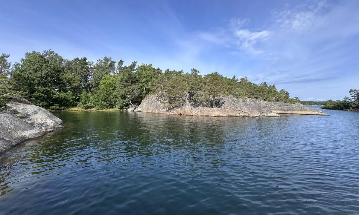 Stora Kunnören: {"base": "se", "no": "Kameraen rettet mot vest. Viken til venstre i bildet passer nok best for sm\u00e5 motorb\u00e5ter, men ved klippene kan man fort\u00f8ye.", "se": "Kameran riktad mot v\u00e4st. Viken till v\u00e4nster i bild passar nog mest sm\u00e5 motorb\u00e5tar men vid klipporna kan man f\u00f6rt\u00f6ja.", "en": "Camera pointing west. The bay to the left in the picture is probably best suited for small motorboats, but you can moor by the cliffs.", "da": "Kameraen rettet mod vest. Vigen til venstre i billedet passer nok bedst til sm\u00e5 motorb\u00e5de, men ved klipperne kan man fort\u00f8je.", "fr": "La cam\u00e9ra est dirig\u00e9e vers l'ouest. La baie \u00e0 gauche de l'image est probablement plus adapt\u00e9e aux petites vedettes, mais on peut amarrer pr\u00e8s des falaises.", "de": "Die Kamera ist nach Westen ausgerichtet. Die Bucht links im Bild ist wahrscheinlich am besten f\u00fcr kleine Motorboote geeignet, aber an den Klippen kann man festmachen.", "es": "La c\u00e1mara est\u00e1 orientada hacia el oeste. La bah\u00eda a la izquierda de la imagen es probablemente m\u00e1s adecuada para peque\u00f1as embarcaciones a motor, pero se puede amarrar a las rocas.", "it": "La telecamera \u00e8 rivolta verso ovest. La baia alla sinistra dell'immagine \u00e8 probabilmente pi\u00f9 adatta a piccole barche a motore ma vicino alle scogliere si pu\u00f2 ormeggiare.", "pt": "A c\u00e2mara est\u00e1 apontada para o oeste. A ba\u00eda \u00e0 esquerda da imagem \u00e9 mais adequada para pequenos barcos a motor, mas voc\u00ea pode atracar nas rochas.", "nl": "De camera is gericht naar het westen. De baai links in beeld is waarschijnlijk het meest geschikt voor kleine motorboten, maar bij de kliffen kan men aanleggen.", "pl": "Kamera skierowana na zach\u00f3d. Zatoka po lewej stronie obrazu prawdopodobnie najlepiej pasuje dla ma\u0142ych \u0142odzi motorowych, ale przy ska\u0142ach mo\u017cna cumowa\u0107.", "uk": "\u041a\u0430\u043c\u0435\u0440\u0430 \u0441\u043f\u0440\u044f\u043c\u043e\u0432\u0430\u043d\u0430 \u043d\u0430 \u0437\u0430\u0445\u0456\u0434. \u0417\u0430\u0442\u043e\u043a\u0430 \u0437\u043b\u0456\u0432\u0430 \u043d\u0430 \u0437\u043e\u0431\u0440\u0430\u0436\u0435\u043d\u043d\u0456 \u043f\u0456\u0434\u0445\u043e\u0434\u0438\u0442\u044c \u043f\u0435\u0440\u0435\u0432\u0430\u0436\u043d\u043e \u0434\u043b\u044f \u043c\u0430\u043b\u0438\u0445 \u043c\u043e\u0442\u043e\u0440\u043d\u0438\u0445 \u0447\u043e\u0432\u043d\u0456\u0432, \u0430\u043b\u0435 \u0431\u0456\u043b\u044f \u0441\u043a\u0435\u043b\u044c \u043c\u043e\u0436\u043d\u0430 \u0441\u0442\u0430\u0442\u0438 \u043d\u0430 \u044f\u043a\u0456\u0440.", "ro": "Camera \u00eendreptat\u0103 spre vest. Golfule\u021bul din st\u00e2nga imaginii este cel mai potrivit pentru b\u0103rci mici cu motor, dar la st\u00e2nci se poate ancora.", "tr": "Kamera bat\u0131ya y\u00f6nlendirilmi\u015f. G\u00f6r\u00fcnt\u00fcn\u00fcn solundaki koy muhtemelen k\u00fc\u00e7\u00fck motorlu tekneler i\u00e7in daha uygundur ama kayal\u0131klarda demirlenebilir.", "el": "\u0397 \u03ba\u03ac\u03bc\u03b5\u03c1\u03b1 \u03c3\u03c4\u03c1\u03ad\u03c6\u03b5\u03c4\u03b1\u03b9 \u03c0\u03c1\u03bf\u03c2 \u03c4\u03b1 \u03b4\u03c5\u03c4\u03b9\u03ba\u03ac. \u039f \u03cc\u03c1\u03bc\u03bf\u03c2 \u03c3\u03c4\u03b1 \u03b1\u03c1\u03b9\u03c3\u03c4\u03b5\u03c1\u03ac \u03c4\u03b7\u03c2 \u03b5\u03b9\u03ba\u03cc\u03bd\u03b1\u03c2 \u03b5\u03af\u03bd\u03b1\u03b9 \u03c0\u03b9\u03b8\u03b1\u03bd\u03ce\u03c2 \u03ba\u03b1\u03c4\u03ac\u03bb\u03bb\u03b7\u03bb\u03bf\u03c2 \u03b3\u03b9\u03b1 \u03bc\u03b9\u03ba\u03c1\u03ac \u03bc\u03b7\u03c7\u03b1\u03bd\u03bf\u03ba\u03af\u03bd\u03b7\u03c4\u03b1 \u03c3\u03ba\u03ac\u03c6\u03b7, \u03b1\u03bb\u03bb\u03ac \u03bc\u03c0\u03bf\u03c1\u03b5\u03af\u03c4\u03b5 \u03bd\u03b1 \u03b4\u03ad\u03c3\u03b5\u03c4\u03b5 \u03b3\u03cd\u03c1\u03c9 \u03b1\u03c0\u03cc \u03c4\u03bf\u03c5\u03c2 \u03b2\u03c1\u03ac\u03c7\u03bf\u03c5\u03c2.", "cs": "Kamera sm\u011b\u0159uje na z\u00e1pad. Z\u00e1liv vlevo na obr\u00e1zku je nejsp\u00ed\u0161e vhodn\u00fd pro mal\u00e9 motorov\u00e9 \u010dluny, ale u \u00fates\u016f je mo\u017en\u00e9 se uv\u00e1zat.", "hu": "A kamera nyugat fel\u00e9 ir\u00e1nyul. A bal oldalon l\u00e9v\u0151 \u00f6b\u00f6l val\u00f3sz\u00edn\u0171leg a kisebb motorcs\u00f3nakok sz\u00e1m\u00e1ra alkalmasabb, de a szikl\u00e1k mellett is lehet kik\u00f6tni.", "fi": "Kamera kohti l\u00e4ntt\u00e4. Kuvan vasemmalla puolella oleva lahti soveltuu enimm\u00e4kseen pienille moottoriveneille, mutta kallioihin voi kiinnitty\u00e4.", "bg": "\u041a\u0430\u043c\u0435\u0440\u0430\u0442\u0430 \u0435 \u043d\u0430\u0441\u043e\u0447\u0435\u043d\u0430 \u043d\u0430 \u0437\u0430\u043f\u0430\u0434. \u0417\u0430\u043b\u0438\u0432\u044a\u0442 \u0432\u043b\u044f\u0432\u043e \u043d\u0430 \u0441\u043d\u0438\u043c\u043a\u0430\u0442\u0430 \u0435 \u043f\u043e\u0434\u0445\u043e\u0434\u044f\u0449 \u043d\u0430\u0439-\u0432\u0435\u0447\u0435 \u0437\u0430 \u043c\u0430\u043b\u043a\u0438 \u043c\u043e\u0442\u043e\u0440\u043d\u0438 \u043b\u043e\u0434\u043a\u0438, \u043d\u043e \u043f\u0440\u0438 \u0441\u043a\u0430\u043b\u0438\u0442\u0435 \u043c\u043e\u0436\u0435 \u0434\u0430 \u0441\u0435 \u0430\u043a\u043e\u0441\u0442\u0438\u0440\u0430.", "sr": "Kamera je usmerena ka zapadu. Uvala levo na slici najvi\u0161e odgovara malim motornim \u010damcima, ali se kod stena mo\u017ee privezati.", "et": "Kaamera on suunatud l\u00e4\u00e4ne poole. Pildi vasakul olev laht sobib ilmselt k\u00f5ige paremini v\u00e4ikestele mootorpaatidele, kuid kaljude juures saab kinnitada.", "lv": "Kamera v\u0113rsta uz rietumiem. Ieleja kreisaj\u0101 pus\u0113 att\u0113l\u0101 vislab\u0101k der\u0113s maz\u0101m motorlaiv\u0101m, bet pie klint\u012bm var piest\u0101t.", "lt": "Kamera nukreipta \u012f vakarus. \u012elanka kair\u0117je vaizdo pus\u0117je tinka daugiausia ma\u017eiems motoriniams laivams, ta\u010diau prie uol\u0173 galima \u0161vartuotis."}
