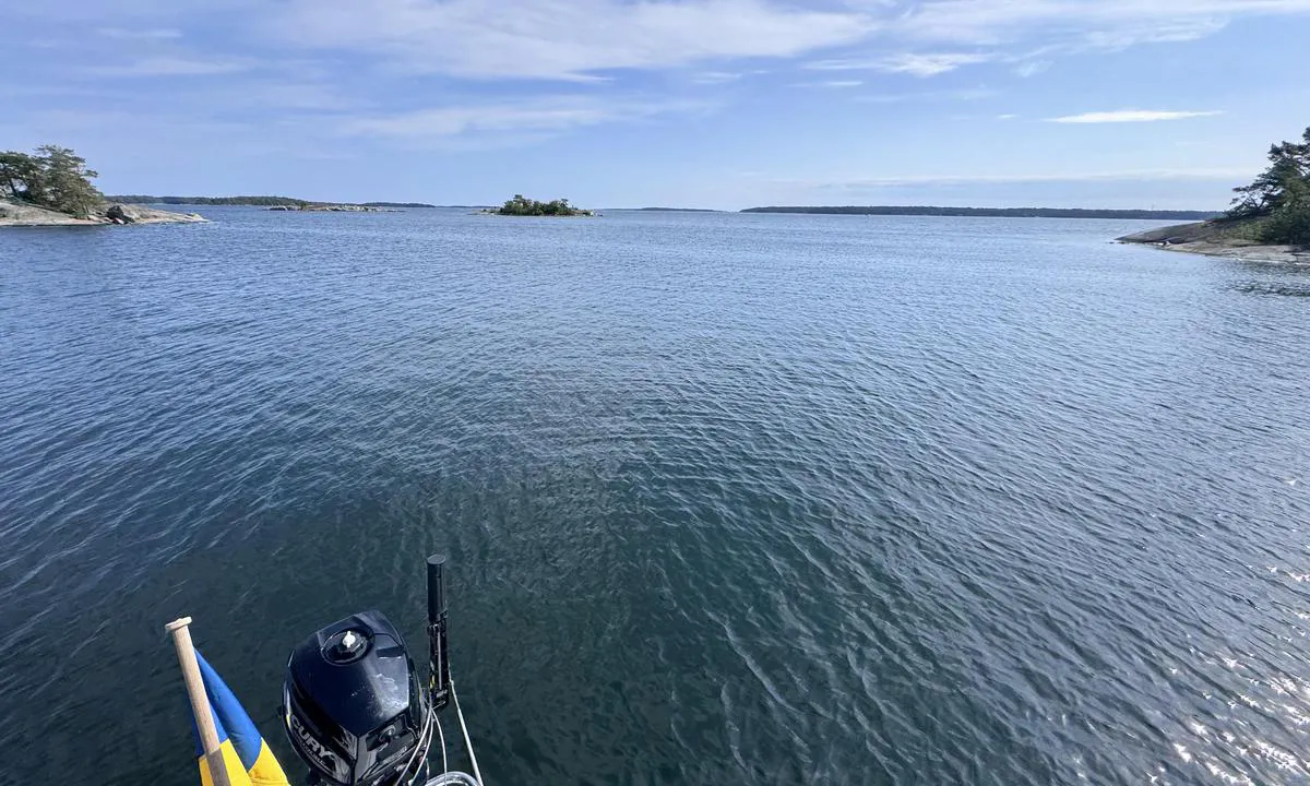 Stora Kunnören: {"base": "se", "no": "Kameraen rettet mot nord\u00f8st. Viken er \u00e5pen mot M\u00f6ja vestfjorden og alle b\u00f8lger fra motorb\u00e5ter n\u00e5r til slutt viken.", "se": "Kameran riktade mot nord\u00f6st. Viken \u00e4r \u00f6ppen mot M\u00f6ja v\u00e4sterfj\u00e4rd och alla svall fr\u00e5n motorb\u00e5tar n\u00e5r till slut viken.", "en": "The camera is pointed northeast. The bay is open towards M\u00f6ja western fjard and all wakes from motorboats eventually reach the bay.", "da": "Kameraen peger mod nord\u00f8st. Vigen er \u00e5ben mod M\u00f6ja vestfjorden, og alle d\u00f8nninger fra motorb\u00e5de n\u00e5r til sidst vigen.", "fr": "La cam\u00e9ra est dirig\u00e9e vers le nord-est. La baie est ouverte vers M\u00f6ja V\u00e4sterfj\u00e4rd et toutes les vagues des bateaux \u00e0 moteur atteignent finalement la baie.", "de": "Die Kamera ist nach Nordosten gerichtet. Die Bucht ist nach M\u00f6ja v\u00e4sterfj\u00e4rd hin offen und alle Wellen von Motorbooten erreichen schlie\u00dflich die Bucht.", "es": "La c\u00e1mara est\u00e1 orientada hacia el noreste. La bah\u00eda est\u00e1 abierta hacia M\u00f6ja v\u00e4sterfj\u00e4rd y todas las olas de los motores de las embarcaciones finalmente llegan a la bah\u00eda.", "it": "La telecamera \u00e8 rivolta a nord-est. La baia \u00e8 aperta verso M\u00f6ja v\u00e4sterfj\u00e4rd e tutte le onde provocate dai motoscafi raggiungono infine la baia.", "pt": "A c\u00e2mera est\u00e1 voltada para nordeste. A ba\u00eda est\u00e1 aberta em dire\u00e7\u00e3o a M\u00f6ja V\u00e4sterfj\u00e4rd e todas as ondas das lanchas acabam chegando \u00e0 ba\u00eda.", "nl": "De camera is gericht naar het noordoosten. De baai is open naar M\u00f6ja V\u00e4sterfjord en alle golven van motorboten bereiken uiteindelijk de baai.", "pl": "Kamera skierowana na p\u00f3\u0142nocny wsch\u00f3d. Zatoka jest otwarta na M\u00f6ja v\u00e4sterfj\u00e4rd, a wszelkie fale od \u0142odzi motorowych ostatecznie docieraj\u0105 do zatoki.", "uk": "\u041a\u0430\u043c\u0435\u0440\u0430 \u0441\u043f\u0440\u044f\u043c\u043e\u0432\u0430\u043d\u0430 \u043d\u0430 \u043f\u0456\u0432\u043d\u0456\u0447\u043d\u0438\u0439 \u0441\u0445\u0456\u0434. \u0417\u0430\u0442\u043e\u043a\u0430 \u0432\u0456\u0434\u043a\u0440\u0438\u0442\u0430 \u0434\u043e \u0437\u0430\u0445\u0456\u0434\u043d\u043e\u0433\u043e \u0444\u0430\u0440\u0432\u0430\u0442\u0435\u0440\u0430 \u041c\u0435\u0439\u0457, \u0456 \u0432\u0441\u0456 \u0445\u0432\u0438\u043b\u0456 \u0432\u0456\u0434 \u043c\u043e\u0442\u043e\u0440\u043d\u0438\u0445 \u044f\u0445\u0442 \u043d\u0430\u0440\u0435\u0448\u0442\u0456 \u0434\u043e\u0441\u044f\u0433\u0430\u044e\u0442\u044c \u0437\u0430\u0442\u043e\u043a\u0438.", "ro": "Camera orientat\u0103 spre nord-est. Golful este deschis c\u0103tre M\u00f6ja v\u00e4sterfj\u00e4rd \u0219i toate valurile de la b\u0103rcile cu motor ajung \u00een cele din urm\u0103 \u00een golf.", "tr": "Kamera kuzeydo\u011fuya y\u00f6nelmi\u015ftir. Koy, M\u00f6ja v\u00e4sterfj\u00e4rd'e do\u011fru a\u00e7\u0131kt\u0131r ve motorbotlardan gelen t\u00fcm dalgalanmalar sonunda koya ula\u015f\u0131r.", "el": "\u0397 \u03ba\u03ac\u03bc\u03b5\u03c1\u03b1 \u03c3\u03c4\u03c1\u03ad\u03c6\u03b5\u03c4\u03b1\u03b9 \u03c0\u03c1\u03bf\u03c2 \u03c4\u03b1 \u03b2\u03bf\u03c1\u03b5\u03b9\u03bf\u03b1\u03bd\u03b1\u03c4\u03bf\u03bb\u03b9\u03ba\u03ac. \u039f \u03ba\u03cc\u03bb\u03c0\u03bf\u03c2 \u03b5\u03af\u03bd\u03b1\u03b9 \u03b1\u03bd\u03bf\u03b9\u03c7\u03c4\u03cc\u03c2 \u03c0\u03c1\u03bf\u03c2 \u03c4\u03bf M\u00f6ja v\u00e4sterfj\u00e4rd \u03ba\u03b1\u03b9 \u03cc\u03bb\u03b1 \u03c4\u03b1 \u03ba\u03cd\u03bc\u03b1\u03c4\u03b1 \u03b1\u03c0\u03cc \u03c4\u03b1 \u03bc\u03b7\u03c7\u03b1\u03bd\u03bf\u03ba\u03af\u03bd\u03b7\u03c4\u03b1 \u03c3\u03ba\u03ac\u03c6\u03b7 \u03ba\u03b1\u03c4\u03b1\u03bb\u03ae\u03b3\u03bf\u03c5\u03bd \u03c4\u03b5\u03bb\u03b9\u03ba\u03ac \u03c3\u03c4\u03bf\u03bd \u03ba\u03cc\u03bb\u03c0\u03bf.", "cs": "Kamera je nam\u00ed\u0159ena na severov\u00fdchod. Z\u00e1toka je otev\u0159en\u00e1 sm\u011brem k M\u00f6ja v\u00e4sterfj\u00e4rd a v\u0161echny vlny od motorov\u00fdch lod\u00ed nakonec doraz\u00ed do z\u00e1toky.", "hu": "A kamera \u00e9szakkelet fel\u00e9 ir\u00e1nyul. A \u00f6b\u00f6l nyitott a M\u00f6ja nyugati fjord fel\u00e9, \u00edgy minden motorcs\u00f3nak hull\u00e1mz\u00e1sa v\u00e9g\u00fcl el\u00e9ri az \u00f6bl\u00f6t.", "fi": "Kamera suunnattu koilliseen. Lahdenpoukama on avoin M\u00f6jan l\u00e4ntiselle sel\u00e4lle ja kaikki moottoriveneiden aallokot ulottuvat lopulta lahteen.", "bg": "\u041a\u0430\u043c\u0435\u0440\u0430\u0442\u0430 \u0435 \u043d\u0430\u0441\u043e\u0447\u0435\u043d\u0430 \u043d\u0430 \u0441\u0435\u0432\u0435\u0440\u043e\u0438\u0437\u0442\u043e\u043a. \u0417\u0430\u043b\u0438\u0432\u044a\u0442 \u0435 \u043e\u0442\u0432\u043e\u0440\u0435\u043d \u043a\u044a\u043c \u0437\u0430\u043f\u0430\u0434\u043d\u0438\u044f \u0437\u0430\u043b\u0438\u0432 \u043d\u0430 \u041c\u044c\u043e\u044f \u0438 \u0432\u0441\u0438\u0447\u043a\u0438 \u0432\u044a\u043b\u043d\u0438 \u043e\u0442 \u043c\u043e\u0442\u043e\u0440\u043d\u0438 \u043b\u043e\u0434\u043a\u0438 \u043d\u0430\u043a\u0440\u0430\u044f \u0434\u043e\u0441\u0442\u0438\u0433\u0430\u0442 \u0434\u043e \u0437\u0430\u043b\u0438\u0432\u0430.", "sr": "\u041a\u0430\u043c\u0435\u0440\u0430 \u0458\u0435 \u0443\u0441\u043c\u0435\u0440\u0435\u043d\u0430 \u043f\u0440\u0435\u043c\u0430 \u0441\u0435\u0432\u0435\u0440\u043e\u0438\u0441\u0442\u043e\u043a\u0443. \u0423\u0432\u0430\u043b\u0430 \u0458\u0435 \u043e\u0442\u0432\u043e\u0440\u0435\u043d\u0430 \u043f\u0440\u0435\u043c\u0430 \u041c\u0435\u0458\u0430 \u0437\u0430\u043f\u0430\u0434\u043d\u043e\u043c \u0437\u0430\u043b\u0438\u0432\u0443 \u0438 \u0441\u0432\u0438 \u0442\u0430\u043b\u0430\u0441\u0438 \u043e\u0434 \u043c\u043e\u0442\u043e\u0440\u043d\u0438\u0445 \u0447\u0430\u043c\u0430\u0446\u0430 \u043d\u0430 \u043a\u0440\u0430\u0458\u0443 \u0441\u0442\u0438\u0436\u0443 \u0434\u043e \u0443\u0432\u0430\u043b\u0435.", "et": "Kaamera on suunatud kirdesse. Laht on avatud M\u00f6ja l\u00e4\u00e4nefj\u00e4rdile ja k\u00f5ik mootorpaatide lained j\u00f5uavad l\u00f5puks lahte.", "lv": "Kamera ir v\u0113rsta uz zieme\u013caustrumiem. L\u012bcis ir atv\u0113rts uz M\u00f6ja rietumu fjordu un visas motorlaivu rad\u012bt\u0101s vi\u013c\u0146o\u0161an\u0101s galu gal\u0101 sasniedz l\u012bci.", "lt": "Kamera nukreipta \u012f \u0161iaur\u0117s rytus. \u012elanka yra atvira M\u00f6ja vakar\u0173 fjordui ir visi motorini\u0173 val\u010di\u0173 bangavimai galiausiai pasiekia \u012flank\u0105."}