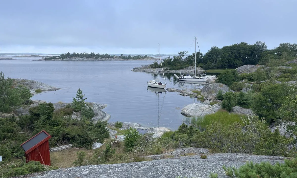 Storbåtsviken: {"base": "se", "no": "Toalett innerst i viken. Ikke seilb\u00e5tdybde", "se": "Toalett l\u00e4ngst inne i viken. Ej segelb\u00e5tsdjup", "en": "Toilet at the innermost part of the bay. Not deep enough for sailboats", "da": "Toilet l\u00e6ngst inde i bugten. Ikke sejlskibsdraft"}