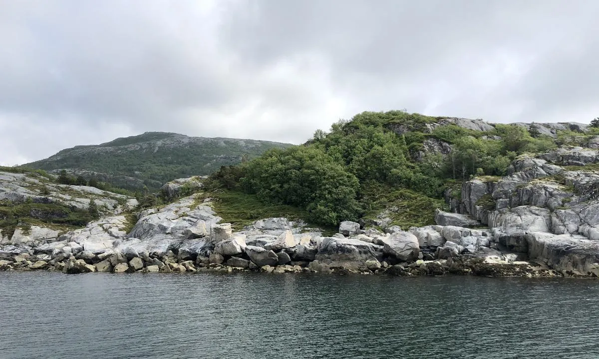 Landsiden, øst for ankringsplassen ved Store Stongsholmen.