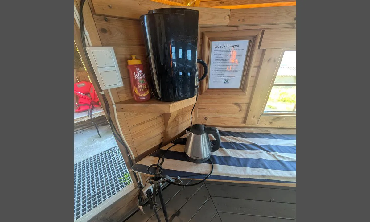 Strandebarm: {"base": "no", "no": "Kaffe trakter og vannkoker tilgjengelig", "se": "Kaffebryggare och vattenkokare tillg\u00e4ngliga", "en": "Coffee maker and kettle available", "da": "Kaffemaskine og elkedel tilg\u00e6ngelig", "fr": "Cafeti\u00e8re et bouilloire disponibles", "de": "Kaffeemaschine und Wasserkocher verf\u00fcgbar", "es": "Cafetera y hervidor disponibles", "it": "Macchina per il caff\u00e8 e bollitore d'acqua disponibili", "pt": "Cafeteira e chaleira dispon\u00edveis", "nl": "Koffiezetapparaat en waterkoker beschikbaar", "pl": "Ekspres do kawy i czajnik dost\u0119pne", "uk": "\u0414\u043e\u0441\u0442\u0443\u043f\u043d\u0456 \u043a\u0430\u0432\u043e\u0432\u0430\u0440\u043a\u0430 \u0442\u0430 \u0435\u043b\u0435\u043a\u0442\u0440\u0438\u0447\u043d\u0438\u0439 \u0447\u0430\u0439\u043d\u0438\u043a", "ro": "Aparat de cafea \u0219i fierb\u0103tor de ap\u0103 disponibile", "tr": "Kahve makinesi ve su \u0131s\u0131t\u0131c\u0131s\u0131 mevcut", "el": "\u0394\u03b9\u03b1\u03b8\u03ad\u03c3\u03b9\u03bc\u03b7 \u03ba\u03b1\u03c6\u03b5\u03c4\u03b9\u03ad\u03c1\u03b1 \u03ba\u03b1\u03b9 \u03b2\u03c1\u03b1\u03c3\u03c4\u03ae\u03c1\u03b1\u03c2 \u03bd\u03b5\u03c1\u03bf\u03cd", "cs": "K\u00e1vovar a rychlovarn\u00e1 konvice k dispozici", "hu": "K\u00e1v\u00e9f\u0151z\u0151 \u00e9s v\u00edzforral\u00f3 el\u00e9rhet\u0151", "fi": "Kahvinkeitin ja vedenkeitin saatavilla", "bg": "\u041a\u0430\u0444\u0435\u0432\u0430\u0440\u043a\u0430 \u0438 \u0432\u043e\u0434\u043e\u043d\u0430\u0433\u0440\u0435\u0432\u0430\u0442\u0435\u043b \u043d\u0430\u043b\u0438\u0447\u043d\u0438", "sr": "\u0410\u043f\u0430\u0440\u0430\u0442\u0438 \u0437\u0430 \u043a\u0430\u0444\u0443 \u0438 \u043a\u0443\u0432\u0430\u043b\u043e \u0437\u0430 \u0432\u043e\u0434\u0443 \u0434\u043e\u0441\u0442\u0443\u043f\u043d\u0438", "et": "Kohvimasin ja veekeetja saadaval", "lv": "Kafijas autom\u0101ts un \u016bdens v\u0101r\u012bt\u0101js pieejami", "lt": "Kavos aparatas ir virdulys prieinami"}