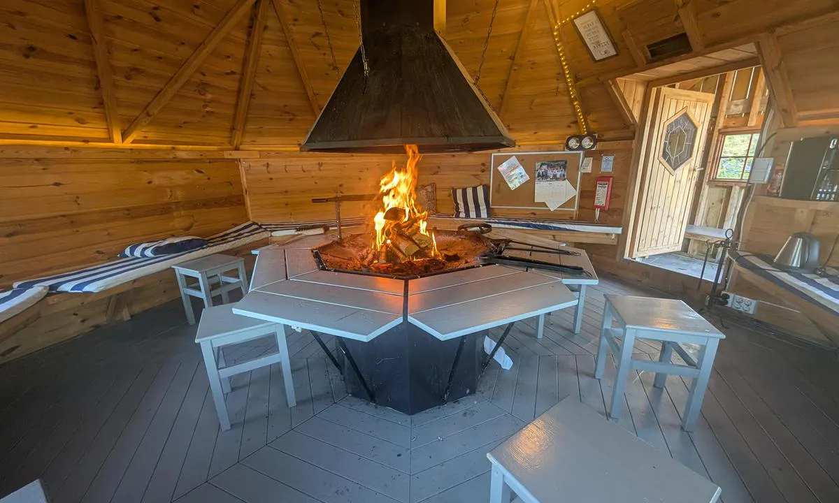 Strandebarm: {"base": "no", "no": "Veldig koselig grillhytte til fri benyttelse", "se": "V\u00e4ldigt mysig grillhytta f\u00f6r fri anv\u00e4ndning", "en": "Very cozy barbecue hut for free use", "da": "Meget hyggelig grillhytte til fri afbenyttelse", "fr": "Un abri de barbecue tr\u00e8s agr\u00e9able \u00e0 usage libre", "de": "Sehr gem\u00fctliche Grillh\u00fctte zur freien Benutzung", "es": "Acogedora caba\u00f1a de barbacoa de uso gratuito", "it": "Capanna per barbecue molto accogliente a libera disposizione", "pt": "Cabana muito aconchegante com churrasqueira de uso livre", "nl": "Zeer gezellige grillhut voor vrij gebruik", "pl": "Bardzo przytulna chata grillowa do bezp\u0142atnego u\u017cytku", "uk": "\u0414\u0443\u0436\u0435 \u0437\u0430\u0442\u0438\u0448\u043d\u0430 \u0433\u0440\u0438\u043b\u044c-\u0445\u0430\u0442\u0438\u043d\u0430 \u0443 \u0432\u0456\u043b\u044c\u043d\u043e\u043c\u0443 \u043a\u043e\u0440\u0438\u0441\u0442\u0443\u0432\u0430\u043d\u043d\u0456", "ro": "Cabana de gr\u0103tar foarte confortabil\u0103 la dispozi\u021bia tuturor", "tr": "\u00dccretsiz kullan\u0131m i\u00e7in \u00e7ok \u015firin bir barbek\u00fc kul\u00fcbesi", "el": "\u039c\u03b9\u03b1 \u03c0\u03bf\u03bb\u03cd \u03cc\u03bc\u03bf\u03c1\u03c6\u03b7 \u03c8\u03b7\u03c3\u03c4\u03b1\u03c1\u03b9\u03ac \u03b5\u03bb\u03b5\u03cd\u03b8\u03b5\u03c1\u03b7\u03c2 \u03c7\u03c1\u03ae\u03c3\u03b7\u03c2", "cs": "Velmi \u00fatuln\u00e1 grilovac\u00ed chata k voln\u00e9mu vyu\u017eit\u00ed", "hu": "Nagyon hangulatos grillez\u0151 kunyh\u00f3 szabad haszn\u00e1latra", "fi": "Eritt\u00e4in viihtyis\u00e4 grillikota vapaasti k\u00e4ytett\u00e4viss\u00e4", "bg": "\u041c\u043d\u043e\u0433\u043e \u0443\u044e\u0442\u043d\u0430 \u0431\u0435\u0441\u0435\u0434\u043a\u0430 \u0437\u0430 \u0431\u0430\u0440\u0431\u0435\u043a\u044e, \u0441\u0432\u043e\u0431\u043e\u0434\u043d\u0430 \u0437\u0430 \u043f\u043e\u043b\u0437\u0432\u0430\u043d\u0435", "sr": "\u0412\u0435\u043e\u043c\u0430 \u043f\u0440\u0438\u0458\u0430\u0442\u043d\u0430 \u0431\u0440\u0432\u043d\u0430\u0440\u0430 \u0437\u0430 \u0440\u043e\u0448\u0442\u0438\u0459 \u043d\u0430 \u0440\u0430\u0441\u043f\u043e\u043b\u0430\u0433\u0430\u045a\u0443 \u0437\u0430 \u0431\u0435\u0441\u043f\u043b\u0430\u0442\u043d\u043e \u043a\u043e\u0440\u0438\u0448\u045b\u0435\u045a\u0435", "et": "V\u00e4ga hubane grillmaja tasuta kasutamiseks", "lv": "\u013boti jauka grila m\u0101ji\u0146a bezmaksas lieto\u0161anai", "lt": "Labai jaukus grilio namelis laisvai naudotis"}