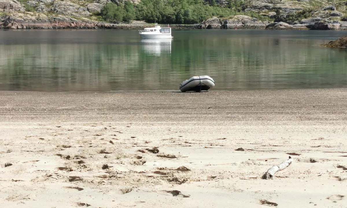 Straumhamn: Fint å ankre midt i sundet, godt feste i leire.