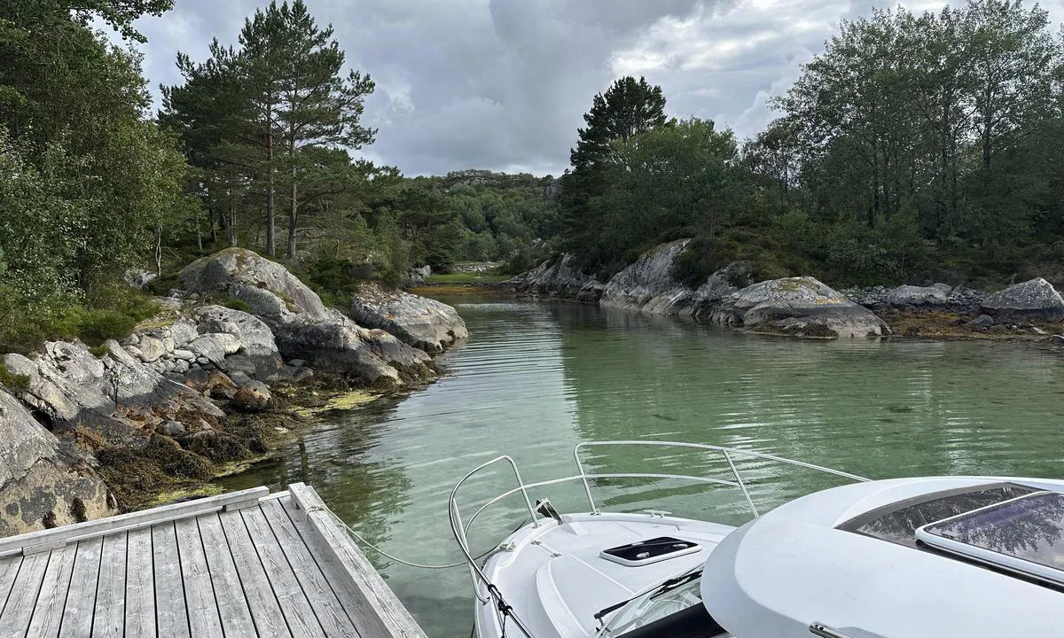 Straumøy: {"base": "no", "no": "Kjempefin og lun plass.", "se": "J\u00e4ttefin och lugn plats.", "en": "Great and sheltered place.", "da": "Rigtig fin og lun plads.", "fr": "Endroit magnifique et abrit\u00e9.", "de": "Hervorragender und gesch\u00fctzter Ort.", "es": "Un lugar maravilloso y resguardado.", "it": "Posto eccellente e riparato.", "pt": "Lugar excelente e abrigado.", "nl": "Geweldige en beschutte plek.", "pl": "\u015awietne i zaciszne miejsce.", "uk": "\u0427\u0443\u0434\u043e\u0432\u0435 \u0456 \u0437\u0430\u0442\u0438\u0448\u043d\u0435 \u043c\u0456\u0441\u0446\u0435.", "ro": "Loc minunat \u0219i ad\u0103postit.", "tr": "Harika ve korunakl\u0131 bir yer.", "el": "\u03a5\u03c0\u03ad\u03c1\u03bf\u03c7\u03bf \u03ba\u03b1\u03b9 \u03ae\u03c3\u03c5\u03c7\u03bf \u03bc\u03ad\u03c1\u03bf\u03c2.", "cs": "Skv\u011bl\u00e9 a klidn\u00e9 m\u00edsto.", "hu": "Nagyszer\u0171 \u00e9s sz\u00e9lv\u00e9dett hely.", "fi": "Mahtava ja suojainen paikka.", "bg": "\u0427\u0443\u0434\u0435\u0441\u043d\u043e \u0438 \u0437\u0430\u043a\u044a\u0442\u0430\u043d\u043e \u043c\u044f\u0441\u0442\u043e.", "sr": "\u041e\u0434\u043b\u0438\u0447\u043d\u043e \u0438 \u043c\u0438\u0440\u043d\u043e \u043c\u0435\u0441\u0442\u043e.", "et": "Imeline ja vaikne koht.", "lv": "Lieliska un m\u0101j\u012bga vieta.", "lt": "Puiki ir jauki vieta."}