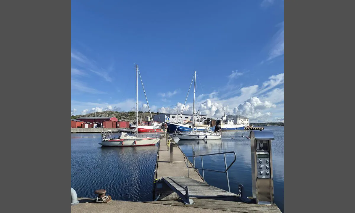 Styrsö - Sandvikshamnen: {"base": "no", "no": "Gjestebryggen. Boj i akter eller faste ankertau.", "se": "G\u00e4stbryggan. Boj vid aktern eller fasta f\u00f6rt\u00f6jningstampar.", "en": "<p>Guest pier. Buoy at stern or fixed mooring lines.</p>", "da": "G\u00e6stebroen. B\u00f8je agter eller faste ankertove.", "fr": "Le quai des visiteurs. Bou\u00e9e \u00e0 l'arri\u00e8re ou amarres fixes.", "de": "Der G\u00e4stesteg. Heckboje oder feste Ankerleinen.", "es": "Muelle para visitantes. Boya en popa o amarras fijas.", "it": "La banchina per gli ospiti. Boa a poppa o cime d'ormeggio fisse.", "pt": "Cais para visitantes. Boia na popa ou cabos de \u00e2ncora fixos.", "nl": "Gastensteiger. Boei aan de achterzijde of vaste ankerlijnen.", "pl": "Pomost dla go\u015bci. Boja rufowa lub sta\u0142e cumy.", "uk": "\u0413\u043e\u0441\u0442\u044c\u043e\u0432\u0430 \u043f\u0440\u0438\u0441\u0442\u0430\u043d\u044c. \u0428\u0432\u0430\u0440\u0442\u0443\u0432\u0430\u043d\u043d\u044f \u043a\u043e\u0440\u043c\u043e\u044e \u0434\u043e \u0431\u0443\u044f \u0430\u0431\u043e \u0444\u0456\u043a\u0441\u043e\u0432\u0430\u043d\u0456 \u044f\u043a\u043e\u0440\u043d\u0456 \u043a\u0430\u043d\u0430\u0442\u0438.", "ro": "Pontonul pentru oaspe\u021bi. Geamandur\u0103 la pupa sau par\u00e2me fixe pentru ancorare.", "tr": "Misafir \u0130skelesi. K\u0131\u00e7tan veya sabit demir halatlar\u0131yla.", "el": "\u0391\u03c0\u03bf\u03b2\u03ac\u03b8\u03c1\u03b1 \u03b5\u03c0\u03b9\u03c3\u03ba\u03b5\u03c0\u03c4\u03ce\u03bd. \u03a1\u03af\u03be\u03c4\u03b5 \u03c4\u03b7\u03bd \u03c0\u03c1\u03cd\u03bc\u03b7 \u03ae \u03c7\u03c1\u03b7\u03c3\u03b9\u03bc\u03bf\u03c0\u03bf\u03b9\u03ae\u03c3\u03c4\u03b5 \u03c3\u03c4\u03b1\u03b8\u03b5\u03c1\u03ac \u03c3\u03c7\u03bf\u03b9\u03bd\u03b9\u03ac \u03b1\u03b3\u03ba\u03c5\u03c1\u03bf\u03b2\u03bf\u03bb\u03af\u03b1\u03c2.", "cs": "Hostuj\u00edc\u00ed molo. Boj na z\u00e1di nebo pevn\u00e9 kotevn\u00ed lano.", "hu": "Vend\u00e9gponton. Horgony a haj\u00f3orral vagy r\u00f6gz\u00edtett horgonyl\u00e1nc.", "fi": "Vieraslaituri. Poiju per\u00e4ss\u00e4 tai kiinte\u00e4t ankkuritaljat.", "bg": "\u041f\u0440\u0438\u0441\u0442\u0430\u043d \u0437\u0430 \u0433\u043e\u0441\u0442\u0438. \u0411\u0443\u0439 \u0437\u0430 \u043a\u044a\u0440\u043c\u0430\u0442\u0430 \u0438\u043b\u0438 \u0444\u0438\u043a\u0441\u0438\u0440\u0430\u043d\u0438 \u043a\u043e\u0442\u0432\u0435\u043d\u0438 \u0432\u044a\u0436\u0435\u0442\u0430.", "sr": "\u041f\u0440\u0438\u0441\u0442\u0430\u043d \u0437\u0430 \u0433\u043e\u0441\u0442\u0435. \u041f\u0440\u0435\u0434\u045a\u0438 \u0432\u0435\u0437 \u0438\u043b\u0438 \u0444\u0438\u043a\u0441\u043d\u0430 \u0441\u0438\u0434\u0440\u0430.", "et": "K\u00fclaliskai. Poordis poi v\u00f5i kinnitatud ankurtross.", "lv": "Viesu piest\u0101tne. Aizmugur\u0113jais bojs vai past\u0101v\u012bgas enkura troses.", "lt": "Sve\u010diu prieplauka. Inkaro boja gale arba tvirtas inkaravimo lynas."}