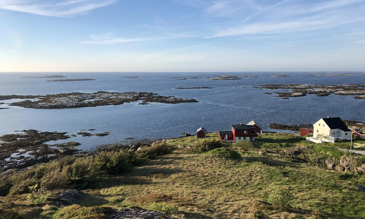 Utsikt nordover fra Sula Fyr mot ankringsplassen rett utenfor havna på Sula.