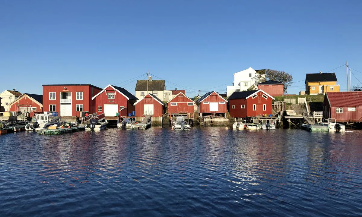 Sula havn er full av karakteristiske sjøboder og naust.