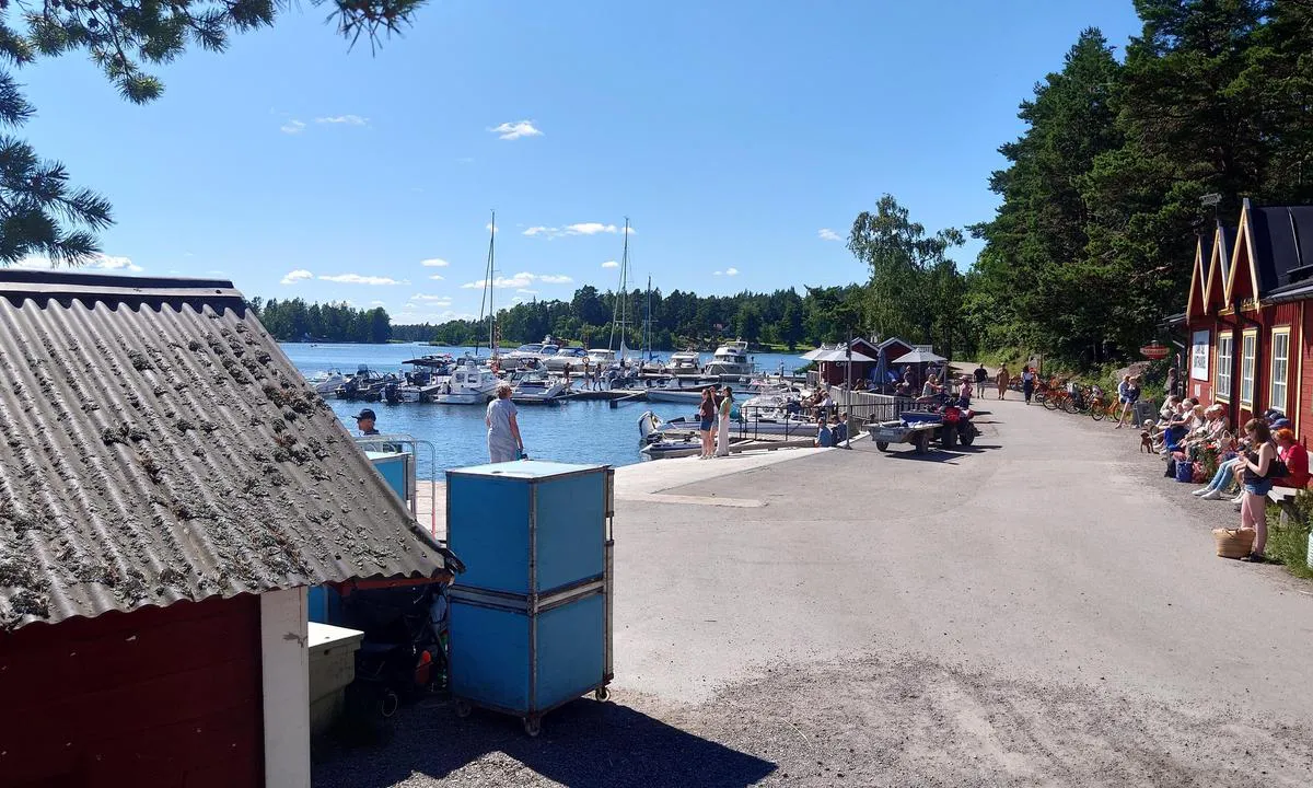 Svartsö Gästhamn: Rechts der Lanthandel. Stege im Vordergrund für Kunden und Restaurant- Besucher. Im Hintergrund der Gästesteg.
