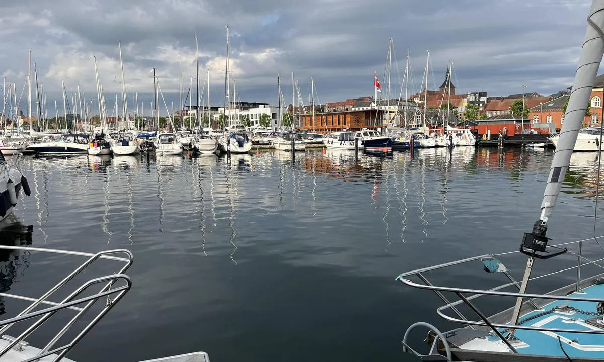 Svendborg Gæstehavn: {"base": "no", "no": "Stor havn med mange fort\u00f8yningsmuligheter", "se": "Stor hamn med m\u00e5nga f\u00f6rt\u00f6jningsm\u00f6jligheter", "en": "Large harbor with many mooring options", "da": "Stor havn med mange fort\u00f8jningsmuligheder", "fr": "Grand port avec de nombreuses possibilit\u00e9s d'amarrage", "de": "Gro\u00dfer Hafen mit vielen Anlegem\u00f6glichkeiten", "es": "Puerto grande con muchas opciones de amarre", "it": "Grande porto con molte possibilit\u00e0 di ormeggio", "pt": "Grande porto com muitas op\u00e7\u00f5es de atraca\u00e7\u00e3o", "nl": "Grote haven met veel aanmeermogelijkheden", "pl": "Du\u017cy port z wieloma miejscami do cumowania", "uk": "\u0412\u0435\u043b\u0438\u043a\u0430 \u0433\u0430\u0432\u0430\u043d\u044c \u0437 \u0431\u0430\u0433\u0430\u0442\u044c\u043c\u0430 \u043c\u043e\u0436\u043b\u0438\u0432\u043e\u0441\u0442\u044f\u043c\u0438 \u0434\u043b\u044f \u0448\u0432\u0430\u0440\u0442\u0443\u0432\u0430\u043d\u043d\u044f", "ro": "Port mare cu multe posibilit\u0103\u021bi de acostare", "tr": "B\u00fcy\u00fck liman, bir\u00e7ok ba\u011flama imkan\u0131", "el": "\u039c\u03b5\u03b3\u03ac\u03bb\u03bf \u03bb\u03b9\u03bc\u03ac\u03bd\u03b9 \u03bc\u03b5 \u03c0\u03bf\u03bb\u03bb\u03ad\u03c2 \u03b4\u03c5\u03bd\u03b1\u03c4\u03cc\u03c4\u03b7\u03c4\u03b5\u03c2 \u03c0\u03c1\u03cc\u03c3\u03b4\u03b5\u03c3\u03b7\u03c2", "cs": "Velk\u00fd p\u0159\u00edstav s mnoha mo\u017enostmi kotven\u00ed", "hu": "Nagy kik\u00f6t\u0151 sz\u00e1mos kik\u00f6t\u00e9si lehet\u0151s\u00e9ggel", "fi": "Suuri satama, jossa on paljon kiinnittymismahdollisuuksia", "bg": "\u0413\u043e\u043b\u044f\u043c\u043e \u043f\u0440\u0438\u0441\u0442\u0430\u043d\u0438\u0449\u0435 \u0441 \u043c\u043d\u043e\u0433\u043e \u0432\u044a\u0437\u043c\u043e\u0436\u043d\u043e\u0441\u0442\u0438 \u0437\u0430 \u0430\u043a\u043e\u0441\u0442\u0438\u0440\u0430\u043d\u0435", "sr": "\u0412\u0435\u043b\u0438\u043a\u0430 \u043b\u0443\u043a\u0430 \u0441\u0430 \u043c\u043d\u043e\u0433\u043e \u043e\u043f\u0446\u0438\u0458\u0430 \u0437\u0430 \u0432\u0435\u0437\u0438\u0432\u0430\u045a\u0435", "et": "Suur sadam paljude kinnitumisv\u00f5imalustega", "lv": "Liela osta ar daudz\u0101m pietauvo\u0161an\u0101s iesp\u0113j\u0101m", "lt": "Didysis uostas su daug prisi\u0161vartavimo galimybi\u0173"}