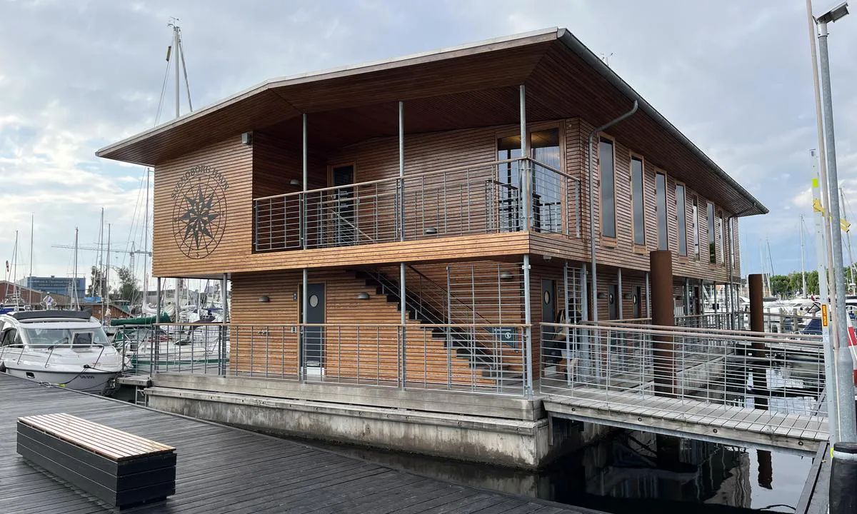 Svendborg Gæstehavn: {"base": "no", "no": "Flott servicebygg midt i havna.", "se": "Fint servicebygg mitt i hamnen.", "en": "Great service building in the middle of the harbour.", "da": "Flot servicebygning midt i havnen.", "fr": "B\u00e2timent de service magnifique au milieu du port.", "de": "Tolles Servicegeb\u00e4ude mitten im Hafen.", "es": "Edificio de servicios excelente en medio del puerto.", "it": "Splendida struttura di servizio nel cuore del porto.", "pt": "Excelente edif\u00edcio de servi\u00e7os no meio do porto.", "nl": "Prachtig servicegebouw midden in de haven.", "pl": "Wspania\u0142y budynek us\u0142ugowy w samym \u015brodku portu.", "uk": "\u0427\u0443\u0434\u043e\u0432\u0430 \u0441\u0435\u0440\u0432\u0456\u0441\u043d\u0430 \u0431\u0443\u0434\u0456\u0432\u043b\u044f \u0432 \u0441\u0430\u043c\u043e\u043c\u0443 \u0446\u0435\u043d\u0442\u0440\u0456 \u043f\u043e\u0440\u0442\u0443.", "ro": "Cl\u0103dire de servicii excelent\u0103 \u00een mijlocul portului.", "tr": "Liman\u0131n ortas\u0131nda harika bir hizmet binas\u0131.", "el": "\u03a5\u03c0\u03ad\u03c1\u03bf\u03c7\u03bf \u03ba\u03c4\u03af\u03c1\u03b9\u03bf \u03c5\u03c0\u03b7\u03c1\u03b5\u03c3\u03b9\u03ce\u03bd \u03c3\u03c4\u03b7 \u03bc\u03ad\u03c3\u03b7 \u03c4\u03bf\u03c5 \u03bb\u03b9\u03bc\u03b1\u03bd\u03b9\u03bf\u03cd.", "cs": "Skv\u011bl\u00e1 servisn\u00ed budova uprost\u0159ed p\u0159\u00edstavu.", "hu": "Pr\u00e9mium szolg\u00e1ltat\u00e1si \u00e9p\u00fclet a kik\u00f6t\u0151 k\u00f6zep\u00e9n.", "fi": "Upea huoltorakennus keskell\u00e4 satamaa.", "bg": "\u0427\u0443\u0434\u0435\u0441\u043d\u0430 \u0441\u0433\u0440\u0430\u0434\u0430 \u0437\u0430 \u043e\u0431\u0441\u043b\u0443\u0436\u0432\u0430\u043d\u0435 \u0432 \u0441\u0440\u0435\u0434\u0430\u0442\u0430 \u043d\u0430 \u043f\u0440\u0438\u0441\u0442\u0430\u043d\u0438\u0449\u0435\u0442\u043e.", "sr": "Odli\u010dna zgrada za usluge u sredini luke.", "et": "Suurep\u00e4rane teenindushoone keset sadamat.", "lv": "Lieliska servisa \u0113ka ostas vid\u016b.", "lt": "Puikus aptarnavimo pastatas uosto viduryje."}