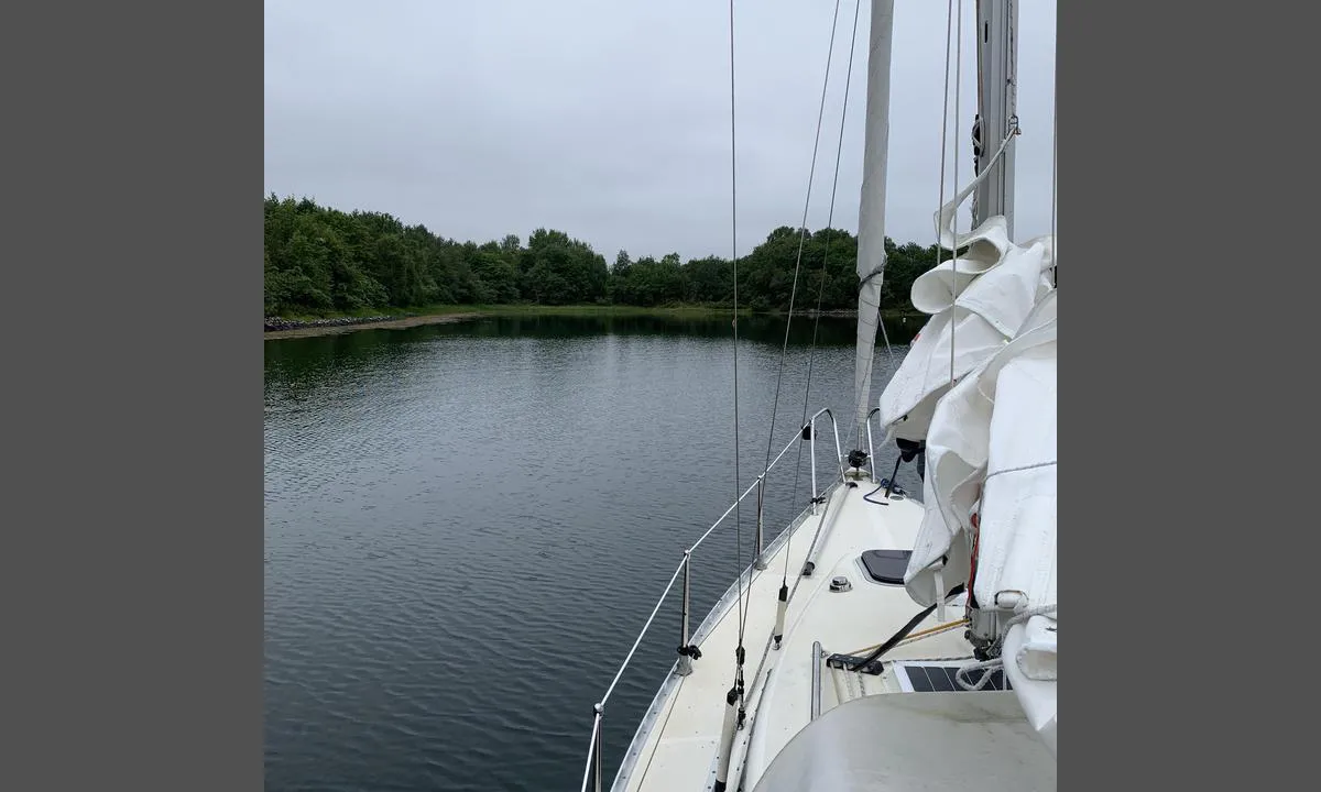 Svinøya Svenøya Fræna: {"base": "no", "no": "Innover mot vika. Gapahuken er p\u00e5 h\u00f8yre side.", "se": "In\u00e5t viken. Vindskyddet \u00e4r p\u00e5 h\u00f6ger sida.", "en": "Inwards towards the bay. The shelter is on the starboard side.", "da": "Ind mod bugten. Shelteret er p\u00e5 h\u00f8jre side.", "fr": "Vers l'int\u00e9rieur de la baie. L'abri en bois est du c\u00f4t\u00e9 droit.", "de": "Nach innen zur Bucht. Die Schutzh\u00fctte befindet sich auf der rechten Seite.", "es": "Hacia la bah\u00eda. El refugio est\u00e1 en el lado derecho.", "it": "Verso l'interno della baia. Il rifugio \u00e8 sul lato destro.", "pt": "Para dentro da enseada. O abrigo fica no lado direito.", "nl": "Naar binnen naar de baai. De hut is aan de rechterkant.", "pl": "Wzgl\u0119dem zatoki. Schronienie znajduje si\u0119 po prawej stronie.", "uk": "\u0412\u0456\u0434 \u0433\u0430\u0432\u0430\u043d\u044c \u0434\u043e \u0437\u0430\u0442\u043e\u043a\u0438. \u041d\u0430\u0432\u0456\u0441 \u0437\u043d\u0430\u0445\u043e\u0434\u0438\u0442\u044c\u0441\u044f \u043d\u0430 \u043f\u0440\u0430\u0432\u0456\u0439 \u0441\u0442\u043e\u0440\u043e\u043d\u0456.", "ro": "Spre intrare \u00een golf. Coliba este pe partea dreapt\u0103.", "tr": "Vadiye do\u011fru i\u00e7eri. Korunak sa\u011f tarafta.", "el": "\u03a0\u03c1\u03bf\u03c2 \u03c4\u03b7\u03bd \u03b5\u03af\u03c3\u03bf\u03b4\u03bf \u03c0\u03c1\u03bf\u03c2 \u03c4\u03bf\u03bd \u03ba\u03cc\u03bb\u03c0\u03bf. \u0397 \u03ba\u03b1\u03bb\u03cd\u03b2\u03b1 \u03b5\u03af\u03bd\u03b1\u03b9 \u03c3\u03c4\u03b7 \u03b4\u03b5\u03be\u03b9\u03ac \u03c0\u03bb\u03b5\u03c5\u03c1\u03ac.", "cs": "Z\u00e1tokou dovnit\u0159. P\u0159\u00edst\u0159e\u0161ek je na prav\u00e9 stran\u011b.", "hu": "Befel\u00e9 az \u00f6b\u00f6l fel\u00e9. A sz\u00e9lfog\u00f3 a jobb oldalon van.", "fi": "Sis\u00e4\u00e4n kohti lahtea. Laavu on oikealla puolella.", "bg": "\u041d\u0430\u0432\u044a\u0442\u0440\u0435 \u043a\u044a\u043c \u0437\u0430\u043b\u0438\u0432\u0430. \u041f\u0440\u0438\u044e\u0442\u044a\u0442 \u0435 \u043e\u0442 \u0434\u044f\u0441\u043d\u0430\u0442\u0430 \u0441\u0442\u0440\u0430\u043d\u0430.", "sr": "\u041f\u0440\u0435\u043c\u0430 \u0443\u0432\u0430\u043b\u0438. \u0417\u0430\u043a\u043b\u043e\u043d \u0458\u0435 \u0441\u0430 \u0434\u0435\u0441\u043d\u0435 \u0441\u0442\u0440\u0430\u043d\u0435.", "et": "Sissepoole lahe suunas. Varjualune on paremal pool.", "lv": "Uz iek\u0161pusi pret l\u012bci. Nojume ir labaj\u0101 pus\u0113.", "lt": "\u012elankos link. Pastog\u0117 yra de\u0161in\u0117je pus\u0117je."}