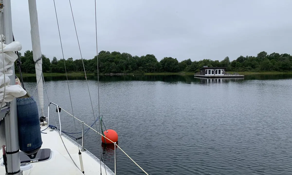 Svinøya Svenøya Fræna: {"base": "no", "no": "Wellana ligger p\u00e5 en av tre fint plasserte b\u00f8yer i den lune vika. Det er ogs\u00e5 en fin gapahuk p\u00e5 egen fl\u00e5te med grill og benker for bes\u00f8kende. En riktig oase. Ser ut til \u00e5 v\u00e6re mulig \u00e5 fort\u00f8ye der, men sikkert mest for lettb\u00e5ter/dingy. P\u00e5 en gr\u00e5 dag midt i fellesferien var jeg helt alene, en b\u00e5t gikk da jeg kom midt p\u00e5 dagen.", "se": "Wellana ligger p\u00e5 en av tre fint placerade bojar i den lugna viken. Det finns ocks\u00e5 ett fint vindskydd p\u00e5 egen flotte med grill och b\u00e4nkar f\u00f6r bes\u00f6kare. En riktig oas. Det verkar vara m\u00f6jligt att f\u00f6rt\u00f6ja d\u00e4r, men troligen mest f\u00f6r l\u00e4ttb\u00e5tar/jolle. P\u00e5 en gr\u00e5 dag mitt i semestern var jag helt ensam, en b\u00e5t gick n\u00e4r jag kom mitt p\u00e5 dagen.", "en": "Wellana is situated on one of three well-placed buoys in the sheltered bay. There is also a nice lean-to on its own raft with a grill and benches for visitors. A true oasis. It seems possible to moor there, but most likely only for light boats/dinghies. On a gray day in the middle of the common holiday season, I was completely alone; one boat left when I arrived at midday.", "da": "Wellana ligger p\u00e5 en af tre fint placerede b\u00f8jer i den lune bugt. Der er ogs\u00e5 en fin gapahuk p\u00e5 egen fl\u00e5de med grill og b\u00e6nke til bes\u00f8gende. En rigtig oase. Det ser ud til at v\u00e6re muligt at fort\u00f8je der, men sikkert mest for letb\u00e5de/dingy. P\u00e5 en gr\u00e5 dag midt i sommerferien var jeg helt alene, en b\u00e5d gik da jeg kom midt p\u00e5 dagen.", "fr": "Wellana se trouve sur l'une des trois bou\u00e9es bien plac\u00e9es dans la crique abrit\u00e9e. Il y a aussi une belle cabane semi-ouverte sur un flotteur avec barbecue et bancs pour les visiteurs. Une v\u00e9ritable oasis. Il semble possible d'y amarrer, mais probablement surtout pour les embarcations l\u00e9g\u00e8res / annexes. Par un jour gris au milieu des vacances d'\u00e9t\u00e9, j'\u00e9tais compl\u00e8tement seul, un bateau est parti quand je suis arriv\u00e9 en milieu de journ\u00e9e.", "de": "Wellana liegt an einer von drei gut platzierten Bojen in der gesch\u00fctzten Bucht. Es gibt auch eine sch\u00f6ne Unterstandsh\u00fctte auf einem eigenen Flo\u00df mit Grill und B\u00e4nken f\u00fcr Besucher. Eine richtige Oase. Es scheint m\u00f6glich zu sein, dort festzumachen, aber wahrscheinlich haupts\u00e4chlich f\u00fcr Beiboote/Dinghys. An einem grauen Tag mitten in den Sommerferien war ich ganz allein, ein Boot fuhr weg, als ich mitten am Tag ankam.", "es": "Wellana est\u00e1 situada en una de las tres boyas bien colocadas en la tranquila bah\u00eda. Tambi\u00e9n hay un buen cobertizo en su propia plataforma con una parrilla y bancos para los visitantes. Un verdadero oasis. Parece posible amarrarse all\u00ed, pero probablemente m\u00e1s adecuado para botes ligeros/dinguis. En un d\u00eda gris en medio de las vacaciones de verano, estaba completamente solo, un barco se fue cuando llegu\u00e9 al mediod\u00eda.", "it": "Wellana si trova su una delle tre boe ben posizionate nella baia riparata. C'\u00e8 anche un bel riparo su una piattaforma galleggiante con griglia e panche per i visitatori. Una vera oasi. Sembra possibile ormeggiare l\u00ec, ma probabilmente pi\u00f9 adatto per barche leggere/dinghy. In una giornata grigia nel mezzo delle vacanze estive, ero completamente solo, una barca \u00e8 partita quando sono arrivato a met\u00e0 giornata.", "pt": "Wellana est\u00e1 situada em uma de tr\u00eas boias bem posicionadas na enseada abrigada. H\u00e1 tamb\u00e9m uma cabana aconchegante em uma plataforma pr\u00f3pria com churrasqueira e bancos para os visitantes. Um verdadeiro o\u00e1sis. Parece poss\u00edvel atracar l\u00e1, mas provavelmente mais adequado para embarca\u00e7\u00f5es leves/bote. Em um dia cinzento no meio do feriado comum, eu estava completamente sozinho, um barco saiu quando eu cheguei ao meio-dia.", "nl": "Wellana ligt aan een van de drie goed geplaatste boeien in de beschutte baai. Er is ook een mooie overkapping op een eigen vlot met barbecue en banken voor bezoekers. Een echte oase. Het lijkt mogelijk om daar aan te meren, maar waarschijnlijk vooral voor lichte boten/dingy. Op een grijze dag midden in de zomervakantie was ik helemaal alleen, een boot vertrok toen ik midden op de dag aankwam.", "pl": "Wellana znajduje si\u0119 na jednej z trzech dobrze umiejscowionych boi w cichej zatoce. Znajduje si\u0119 tam r\u00f3wnie\u017c pi\u0119kna wiata na w\u0142asnym pomo\u015bcie z grillem i \u0142awkami dla odwiedzaj\u0105cych. Prawdziwa oaza. Wygl\u0105da na to, \u017ce mo\u017cna tam cumowa\u0107, ale najprawdopodobniej g\u0142\u00f3wnie dla ma\u0142ych \u0142odzi/ponton\u00f3w. W szary dzie\u0144 w \u015brodku sezonu wakacyjnego by\u0142em zupe\u0142nie sam, jedna \u0142\u00f3d\u017a odp\u0142yn\u0119\u0142a, kiedy przyby\u0142em w \u015brodku dnia.", "uk": "Wellana \u0440\u043e\u0437\u0442\u0430\u0448\u043e\u0432\u0430\u043d\u0430 \u043d\u0430 \u043e\u0434\u043d\u043e\u043c\u0443 \u0437 \u0442\u0440\u044c\u043e\u0445 \u0437\u0440\u0443\u0447\u043d\u043e \u0440\u043e\u0437\u0442\u0430\u0448\u043e\u0432\u0430\u043d\u0438\u0445 \u0431\u0443\u0439\u043a\u0456\u0432 \u0443 \u0437\u0430\u0442\u0438\u0448\u043d\u0456\u0439 \u0431\u0443\u0445\u0442\u0456. \u0422\u0430\u043c \u0442\u0430\u043a\u043e\u0436 \u0454 \u0433\u0430\u0440\u043d\u0438\u0439 \u043d\u0430\u0432\u0456\u0441 \u043d\u0430 \u043e\u043a\u0440\u0435\u043c\u043e\u043c\u0443 \u043f\u043b\u043e\u0442\u0443 \u0437 \u0433\u0440\u0438\u043b\u0435\u043c \u0442\u0430 \u043b\u0430\u0432\u043a\u0430\u043c\u0438 \u0434\u043b\u044f \u0432\u0456\u0434\u0432\u0456\u0434\u0443\u0432\u0430\u0447\u0456\u0432. \u0421\u043f\u0440\u0430\u0432\u0436\u043d\u0456\u0439 \u043e\u0430\u0437\u0438\u0441. \u0412\u0438\u0433\u043b\u044f\u0434\u0430\u0454 \u0442\u0430\u043a, \u0449\u043e \u043c\u043e\u0436\u043d\u0430 \u043f\u0440\u0438\u0448\u0432\u0430\u0440\u0442\u0443\u0432\u0430\u0442\u0438\u0441\u044f \u0442\u0430\u043c, \u0430\u043b\u0435, \u043c\u0430\u0431\u0443\u0442\u044c, \u0432 \u043e\u0441\u043d\u043e\u0432\u043d\u043e\u043c\u0443 \u0434\u043b\u044f \u043b\u0435\u0433\u043a\u0438\u0445 \u0447\u043e\u0432\u043d\u0456\u0432/\u0442\u0456\u043d\u0433\u0456. \u0423 \u0441\u0456\u0440\u0438\u0439 \u0434\u0435\u043d\u044c \u043f\u043e\u0441\u0435\u0440\u0435\u0434 \u0437\u0430\u0433\u0430\u043b\u044c\u043d\u043e\u0457 \u0432\u0456\u0434\u043f\u0443\u0441\u0442\u043a\u0438 \u044f \u0431\u0443\u0432 \u0437\u043e\u0432\u0441\u0456\u043c \u0441\u0430\u043c, \u043e\u0434\u0438\u043d \u0447\u043e\u0432\u0435\u043d \u043f\u0456\u0448\u043e\u0432, \u043a\u043e\u043b\u0438 \u044f \u043f\u0440\u0438\u0439\u0448\u043e\u0432 \u043e\u043f\u0456\u0432\u0434\u043d\u0456.", "ro": "Wellana se afl\u0103 pe unul dintre cele trei geamanduri bine pozi\u021bionate din golful lini\u0219tit. Exist\u0103, de asemenea, un foi\u0219or frumos pe o plut\u0103 proprie, cu gr\u0103tar \u0219i b\u0103nci pentru vizitatori. O adev\u0103rat\u0103 oaz\u0103. Pare s\u0103 fie posibil s\u0103 ancorezi acolo, dar probabil mai ales pentru b\u0103rci u\u0219oare/dinghi. \u00centr-o zi mohor\u00e2t\u0103 la mijlocul vacan\u021bei de var\u0103, eram complet singur; o barc\u0103 a plecat c\u00e2nd am venit eu, la mijlocul zilei.", "tr": "Wellana, korunakl\u0131 koyda g\u00fczelce yerle\u015ftirilmi\u015f \u00fc\u00e7 \u015famand\u0131radan birinde yer almaktad\u0131r. Ziyaret\u00e7iler i\u00e7in mangal ve banklarla kendi sal\u0131nda g\u00fczel bir a\u00e7\u0131k bar\u0131nak da vard\u0131r. Tam bir vaha. Oraya demir atmak m\u00fcmk\u00fcn g\u00f6r\u00fcn\u00fcyor, ancak muhtemelen daha \u00e7ok hafif tekneler/dingiler i\u00e7in uygundur. Ortak tatilin bir gri g\u00fcn\u00fcnde tamamen yaln\u0131zd\u0131m, ben \u00f6\u011fle vakti geldi\u011fimde bir tekne ayr\u0131l\u0131yordu.", "el": "\u0397 Wellana \u03b2\u03c1\u03af\u03c3\u03ba\u03b5\u03c4\u03b1\u03b9 \u03c3\u03b5 \u03ad\u03bd\u03b1\u03bd \u03b1\u03c0\u03cc \u03c4\u03bf\u03c5\u03c2 \u03c4\u03c1\u03b5\u03b9\u03c2 \u03ba\u03b1\u03bb\u03ac \u03c4\u03bf\u03c0\u03bf\u03b8\u03b5\u03c4\u03b7\u03bc\u03ad\u03bd\u03bf\u03c5\u03c2 \u03ba\u03ac\u03b2\u03bf\u03c5\u03c2 \u03c3\u03c4\u03b7 \u03b3\u03b1\u03bb\u03ae\u03bd\u03b9\u03b1 \u03cc\u03c1\u03bc\u03bf. \u03a5\u03c0\u03ac\u03c1\u03c7\u03b5\u03b9 \u03b5\u03c0\u03af\u03c3\u03b7\u03c2 \u03ad\u03bd\u03b1 \u03c9\u03c1\u03b1\u03af\u03bf \u03ba\u03b9\u03cc\u03c3\u03ba\u03b9 \u03c3\u03b5 \u03b4\u03b9\u03ba\u03ae \u03c4\u03bf\u03c5 \u03c3\u03c7\u03b5\u03b4\u03af\u03b1 \u03bc\u03b5 \u03c8\u03b7\u03c3\u03c4\u03b1\u03c1\u03b9\u03ac \u03ba\u03b1\u03b9 \u03c0\u03b1\u03b3\u03ba\u03ac\u03ba\u03b9\u03b1 \u03b3\u03b9\u03b1 \u03c4\u03bf\u03c5\u03c2 \u03b5\u03c0\u03b9\u03c3\u03ba\u03ad\u03c0\u03c4\u03b5\u03c2. \u0388\u03bd\u03b1\u03c2 \u03c0\u03c1\u03b1\u03b3\u03bc\u03b1\u03c4\u03b9\u03ba\u03cc\u03c2 \u03c0\u03b1\u03c1\u03ac\u03b4\u03b5\u03b9\u03c3\u03bf\u03c2. \u03a6\u03b1\u03af\u03bd\u03b5\u03c4\u03b1\u03b9 \u03b4\u03c5\u03bd\u03b1\u03c4\u03cc\u03bd \u03bd\u03b1 \u03b4\u03ad\u03c3\u03b5\u03b9\u03c2 \u03b5\u03ba\u03b5\u03af, \u03b1\u03bb\u03bb\u03ac \u03ba\u03c5\u03c1\u03af\u03c9\u03c2 \u03b3\u03b9\u03b1 \u03bc\u03b9\u03ba\u03c1\u03ac \u03c3\u03ba\u03ac\u03c6\u03b7/\u03c4\u03b6\u03cc\u03bd\u03b1\u03c2. \u03a3\u03b5 \u03bc\u03b9\u03b1 \u03b3\u03ba\u03c1\u03af\u03b6\u03b1 \u03bc\u03ad\u03c1\u03b1 \u03c3\u03c4\u03b7 \u03bc\u03ad\u03c3\u03b7 \u03c4\u03c9\u03bd \u03b4\u03b9\u03b1\u03ba\u03bf\u03c0\u03ce\u03bd \u03ae\u03bc\u03bf\u03c5\u03bd \u03b5\u03bd\u03c4\u03b5\u03bb\u03ce\u03c2 \u03bc\u03cc\u03bd\u03bf\u03c2, \u03ad\u03bd\u03b1 \u03c3\u03ba\u03ac\u03c6\u03bf\u03c2 \u03ad\u03c6\u03c5\u03b3\u03b5 \u03cc\u03c4\u03b1\u03bd \u03ad\u03c6\u03c4\u03b1\u03c3\u03b1 \u03c3\u03c4\u03b7 \u03bc\u03ad\u03c3\u03b7 \u03c4\u03b7\u03c2 \u03b7\u03bc\u03ad\u03c1\u03b1\u03c2.", "cs": "Wellana le\u017e\u00ed na jednom ze t\u0159\u00ed dob\u0159e um\u00edst\u011bn\u00fdch b\u00f3j\u00ed v klidn\u00e9 z\u00e1toce. Je zde tak\u00e9 p\u011bkn\u00fd p\u0159\u00edst\u0159e\u0161ek na vlastn\u00ed plo\u0161in\u011b s grilem a lavi\u010dkami pro n\u00e1v\u0161t\u011bvn\u00edky. Skute\u010dn\u00e1 o\u00e1za. Zd\u00e1 se, \u017ee je mo\u017en\u00e9 se tam p\u0159iv\u00e1zat, ale pravd\u011bpodobn\u011b p\u0159edev\u0161\u00edm pro lehk\u00e9 \u010dluny/dinghy. V \u0161ediv\u00fd den uprost\u0159ed spole\u010dn\u00e9 dovolen\u00e9 jsem byl \u00fapln\u011b s\u00e1m, kdy\u017e jsem p\u0159i\u0161el uprost\u0159ed dne, jedna lo\u010f odplula.", "hu": "A Wellana egyike a h\u00e1rom j\u00f3l elhelyezked\u0151 b\u00f3j\u00e1n a v\u00e9dett \u00f6b\u00f6lben. Van egy sz\u00e9p mened\u00e9khely is saj\u00e1t \u00fasz\u00f3 sz\u00ednpaddal, grillez\u0151vel \u00e9s padokkal a l\u00e1togat\u00f3k sz\u00e1m\u00e1ra. Igazi o\u00e1zis. \u00dagy t\u0171nik, lehets\u00e9ges ott kik\u00f6tni, de val\u00f3sz\u00edn\u0171leg ink\u00e1bb kis cs\u00f3nakok/nasik sz\u00e1m\u00e1ra alkalmas. Egy borong\u00f3s napon a ny\u00e1ri szabads\u00e1g k\u00f6zep\u00e9n teljesen egyed\u00fcl voltam, egy haj\u00f3 t\u00e1vozott, amikor meg\u00e9rkeztem d\u00e9lid\u0151ben.", "fi": "Wellana sijaitsee yhdell\u00e4 kolmesta kauniisti sijoitetusta poijusta suojaisassa lahdessa. Siell\u00e4 on my\u00f6s hieno laavu omalla lautalla, jossa on grilli ja penkkej\u00e4 vierailijoille. Todellinen keidas. N\u00e4ytt\u00e4\u00e4 silt\u00e4, ett\u00e4 sinne on mahdollista kiinnitty\u00e4, mutta luultavasti enimm\u00e4kseen kevyille veneille/dinghyille. Harmaana p\u00e4iv\u00e4n\u00e4 keskell\u00e4 yhteist\u00e4 lomakautta olin aivan yksin, yksi vene l\u00e4hti, kun tulin keskell\u00e4 p\u00e4iv\u00e4\u00e4.", "bg": "Wellana \u0441\u0435 \u043d\u0430\u043c\u0438\u0440\u0430 \u043d\u0430 \u0435\u0434\u043d\u043e \u043e\u0442 \u0442\u0440\u0438\u0442\u0435 \u0434\u043e\u0431\u0440\u0435 \u0440\u0430\u0437\u043f\u043e\u043b\u043e\u0436\u0435\u043d\u0438 \u0431\u0443\u0439\u043e\u0432\u0435 \u0432 \u0437\u0430\u043a\u044a\u0442\u0430\u043d\u043e\u0442\u043e \u0437\u0430\u043b\u0438\u0432\u0447\u0435. \u0418\u043c\u0430 \u0441\u044a\u0449\u043e \u0445\u0443\u0431\u0430\u0432\u0430 \u0437\u0430\u0441\u043b\u043e\u043d \u043d\u0430 \u0441\u043e\u0431\u0441\u0442\u0432\u0435\u043d \u0441\u0430\u043b \u0441 \u0433\u0440\u0438\u043b \u0438 \u043f\u0435\u0439\u043a\u0438 \u0437\u0430 \u043f\u043e\u0441\u0435\u0442\u0438\u0442\u0435\u043b\u0438. \u0418\u0441\u0442\u0438\u043d\u0441\u043a\u0438 \u043e\u0430\u0437\u0438\u0441. \u0418\u0437\u0433\u043b\u0435\u0436\u0434\u0430 \u0432\u044a\u0437\u043c\u043e\u0436\u043d\u043e \u0434\u0430 \u0441\u0435 \u0448\u0432\u0430\u0440\u0442\u043e\u0432\u0430 \u0442\u0430\u043c, \u043d\u043e \u0432\u0435\u0440\u043e\u044f\u0442\u043d\u043e \u043d\u0430\u0439-\u0432\u0435\u0447\u0435 \u0437\u0430 \u043c\u0430\u043b\u043a\u0438 \u043b\u043e\u0434\u043a\u0438 / \u0434\u0438\u043d\u0433\u0438. \u0412 \u0441\u0438\u0432 \u0434\u0435\u043d \u043f\u043e \u0441\u0440\u0435\u0434\u0430\u0442\u0430 \u043d\u0430 \u043e\u0431\u0449\u0430\u0442\u0430 \u0432\u0430\u043a\u0430\u043d\u0446\u0438\u044f \u0431\u044f\u0445 \u043d\u0430\u043f\u044a\u043b\u043d\u043e \u0441\u0430\u043c, \u0435\u0434\u043d\u0430 \u043b\u043e\u0434\u043a\u0430 \u0437\u0430\u043c\u0438\u043d\u0430 \u043a\u043e\u0433\u0430\u0442\u043e \u0434\u043e\u0439\u0434\u043e\u0445 \u043f\u043e \u043e\u0431\u044f\u0434.", "sr": "Wellana \u0441\u0435 \u043d\u0430\u043b\u0430\u0437\u0438 \u043d\u0430 \u0458\u0435\u0434\u043d\u043e\u0458 \u043e\u0434 \u0442\u0440\u0438 \u043b\u0435\u043f\u043e \u043f\u043e\u0441\u0442\u0430\u0432\u0459\u0435\u043d\u0435 \u0431\u043e\u0432\u0435 \u0443 \u043c\u0438\u0440\u043d\u043e\u0458 \u0443\u0432\u0430\u043b\u0438. \u0422\u0443 \u0458\u0435 \u0442\u0430\u043a\u043e\u0452\u0435 \u0438 \u043b\u0435\u043f\u0430 \u0437\u0430\u043a\u043b\u043e\u043d\u0438\u0446\u0430 \u043d\u0430 \u043f\u043e\u0441\u0435\u0431\u043d\u043e\u043c \u0441\u043f\u043b\u0430\u0432\u0443 \u0441\u0430 \u0440\u043e\u0448\u0442\u0438\u0459\u0435\u043c \u0438 \u043a\u043b\u0443\u043f\u0430\u043c\u0430 \u0437\u0430 \u043f\u043e\u0441\u0435\u0442\u0438\u043e\u0446\u0435. \u041f\u0440\u0430\u0432\u0430 \u043e\u0430\u0437\u0430. \u0418\u0437\u0433\u043b\u0435\u0434\u0430 \u0434\u0430 \u0458\u0435 \u043c\u043e\u0433\u0443\u045b\u0435 \u0432\u0435\u0437\u0430\u0442\u0438 \u0442\u0430\u043c\u043e, \u0430\u043b\u0438 \u0432\u0435\u0440\u043e\u0432\u0430\u0442\u043d\u043e \u043d\u0430\u0458\u0432\u0438\u0448\u0435 \u0437\u0430 \u043b\u0430\u043a\u0430 \u043f\u043b\u043e\u0432\u0438\u043b\u0430/\u0434\u0438\u043d\u0433\u0438. \u041d\u0430 \u0441\u0438\u0432 \u0434\u0430\u043d \u0443\u0441\u0440\u0435\u0434 \u043a\u043e\u043b\u0435\u043a\u0442\u0438\u0432\u043d\u043e\u0433 \u043e\u0434\u043c\u043e\u0440\u0430 \u0431\u0438\u043e \u0441\u0430\u043c \u043f\u043e\u0442\u043f\u0443\u043d\u043e \u0441\u0430\u043c, \u0458\u0435\u0434\u0430\u043d \u0447\u0430\u043c\u0430\u0446 \u0458\u0435 \u043e\u0442\u0438\u0448\u0430\u043e \u043a\u0430\u0434\u0430 \u0441\u0430\u043c \u0441\u0442\u0438\u0433\u0430\u043e \u0443\u0441\u0440\u0435\u0434 \u0434\u0430\u043d\u0430.", "et": "Wellana asub \u00fchel kolmest h\u00e4sti paigutatud poidist tuulevaikses lahesopis. Samuti on seal ilus varjualune oma platvormil koos grillide ja pinkidega k\u00fclastajatele. T\u00f5eline oaas. Tundub, et on v\u00f5imalik seal kinnitada, aga t\u00f5en\u00e4oliselt rohkem v\u00e4ikelaevadele/s\u00f5udepaatidele. Hallil p\u00e4eval keset puhkuseperioodi olin t\u00e4iesti \u00fcksi, keskp\u00e4eval, kui ma saabusin, lahkus \u00fcks paat.", "lv": "Wellana atrodas uz viena no trim labi novietotiem bojiem mier\u012bgaj\u0101 l\u012bc\u012b. Tur ir ar\u012b jauks nojume uz atsevi\u0161\u0137as platformas ar grilu un soliem apmekl\u0113t\u0101jiem. \u012asta o\u0101ze. Izskat\u0101s, ka tur iesp\u0113jams piest\u0101t, bet dro\u0161i vien galvenok\u0101rt priek\u0161 viegl\u0101m laiv\u0101m/dingij\u0101m. Pel\u0113k\u0101 dien\u0101 pa\u0161\u0101 atva\u013cin\u0101jumu sezonas vid\u016b biju pavisam viens, viena laiva aizbrauca, kad ierados dienas vid\u016b.", "lt": "Wellana yra ant vieno i\u0161 trij\u0173 gerai i\u0161d\u0117styt\u0173 pl\u016bdur\u0173 jaukiame u\u017eut\u0117kyje. Taip pat yra puikus pa\u0161i\u016br\u0117 ant atskiros platformos su griliu ir suoliukais lankytojams. Tikra oaz\u0117. Atrodo, kad ten galima prisiri\u0161ti, bet tikriausiai labiausiai skirta lengviesiems laivams/dingy. Pilk\u0105 dien\u0105 per did\u017ei\u0105sias vasaros atostogas buvau visi\u0161kai vienas, viena valtis i\u0161vyko, kai atvykau vidurdien\u012f."}