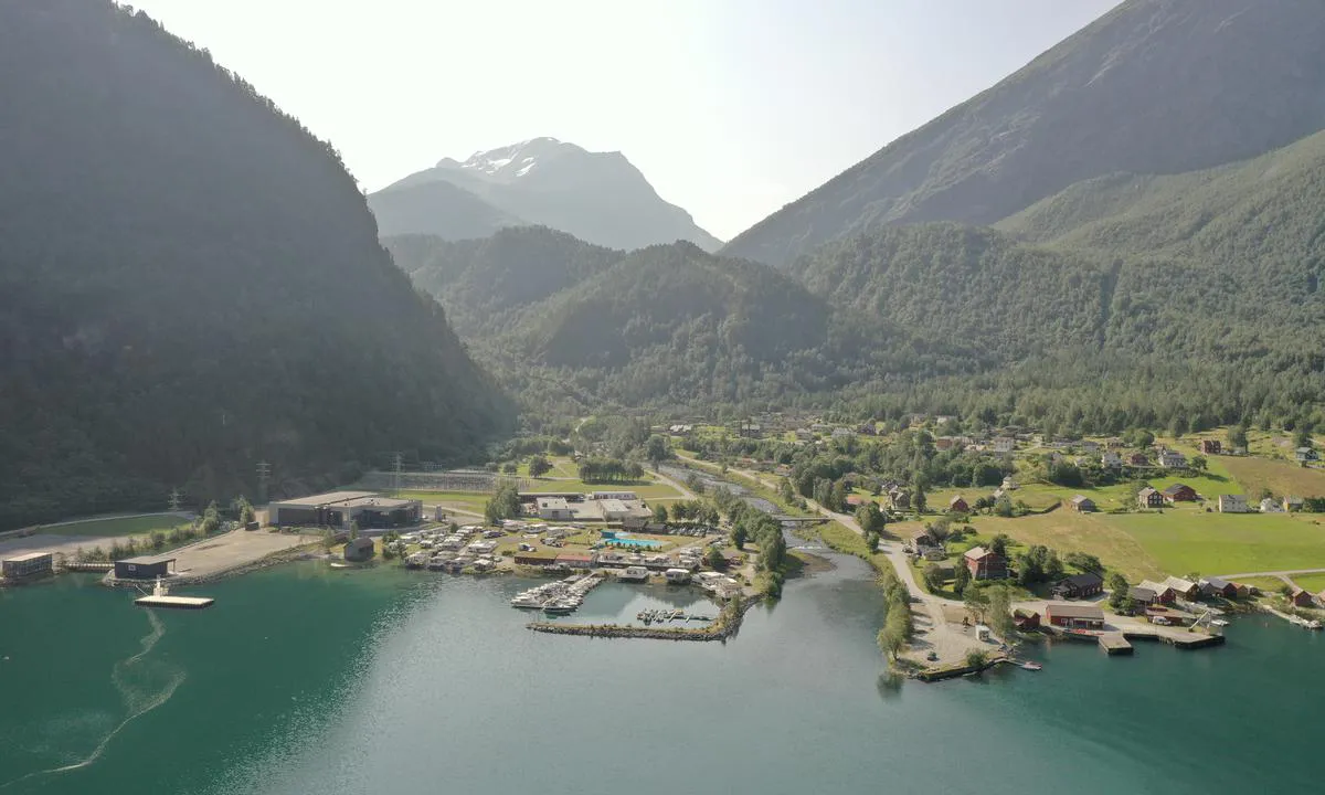 Oversiktsbilde av innseilingen til Tafjord Båthavn og Camping.