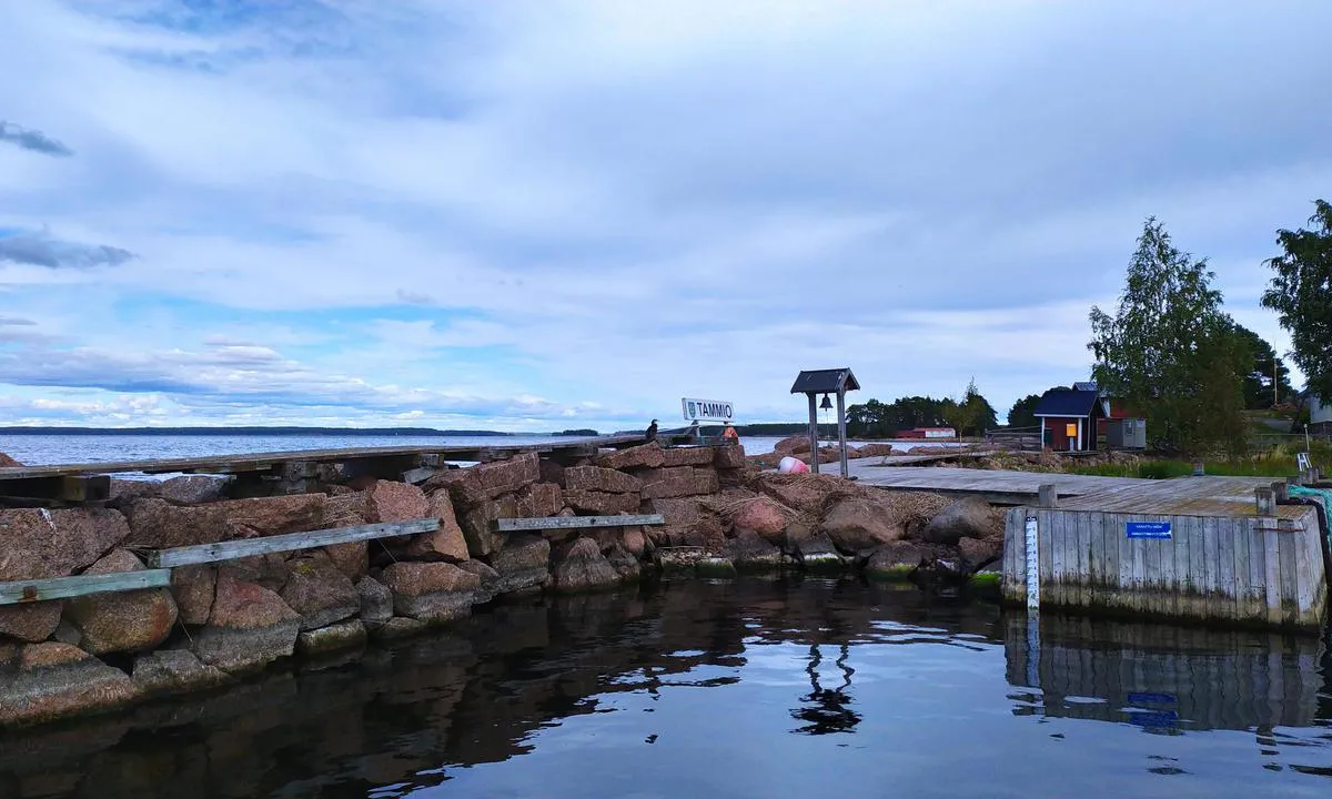 {"base": "en", "no": "Tammio landsbyhavn, Bryggen med det bl\u00e5 merket er for vanlig fergeb\u00e5t. Lite skur med oransje boks er havnekontor og bibliotek :) med havneavgift.", "se": "Tammio byhamn, Bryggan med den bl\u00e5a taggen \u00e4r f\u00f6r regulj\u00e4ra f\u00e4rjeb\u00e5tar. Liten hydda med orange l\u00e5da \u00e4r hamnkontoret och bibliotek :) med hamnavgift.", "en": "Tammio village harbour, Pier with the blue tag is for regular ferry boat. Small hut with orange box is harbour office and library :) with harbour fee.", "da": "Tammio landsbyhavn, Molen med den bl\u00e5 m\u00e6rkat er for den almindelige f\u00e6rge. Lille hytte med orange boks er havnekontor og bibliotek :) med havneafgift."}
