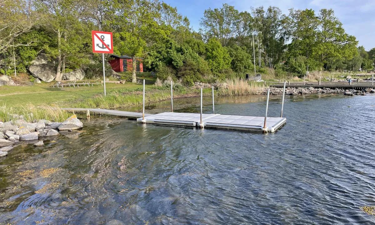 Tärnö: {"base": "en", "no": "Rob\u00e5t-/kajakkbrygge som ligger ved hovedbrygga.", "se": "Dingy/kajakbrygga som ligger intill huvudbryggan.", "en": "Dinghy/kayak dock that is adjacent to main pier.", "da": "Jolle/kajakbro, der ligger ved siden af hovedmolen.", "fr": "Dock de canot pneumatique/kayak adjacent au quai principal.", "de": "Jollen-/Kajakdockingstation neben dem Hauptpier.", "es": "Muelle para botes inflables/kayaks que est\u00e1 adyacente al muelle principal.", "it": "Pontile per tender/kayak adiacente al molo principale.", "pt": "Doca de bote/caiaque adjacente ao p\u00eder principal.", "nl": "Bijboot/roeikajaksteiger die grenst aan de hoofdsteiger.", "pl": "Pomost dla ponton\u00f3w/kajak\u00f3w przylegaj\u0105cy do g\u0142\u00f3wnego nabrze\u017ca.", "uk": "\u041f\u0440\u0438\u0447\u0430\u043b \u0434\u043b\u044f \u0448\u043b\u044e\u043f\u043e\u043a/\u043a\u0430\u044f\u043a\u0456\u0432 \u043f\u043e\u0440\u044f\u0434 \u0437 \u0433\u043e\u043b\u043e\u0432\u043d\u0438\u043c \u043f\u0456\u0440\u0441\u043e\u043c.", "ro": "Docul pentru dinghy/caiac este adiacent cu debarcaderul principal.", "tr": "Ana iskelenin biti\u015fi\u011finde olan k\u00fc\u00e7\u00fck bot/kay\u0131k iskelesi.", "el": "\u03a0\u03c1\u03bf\u03b2\u03bb\u03ae\u03c4\u03b1\u03c2 \u03b3\u03b9\u03b1 \u03c3\u03ba\u03ac\u03c6\u03b7 \u03b1\u03bd\u03b1\u03c8\u03c5\u03c7\u03ae\u03c2/\u03ba\u03b1\u03b3\u03b9\u03ac\u03ba \u03c0\u03bf\u03c5 \u03b2\u03c1\u03af\u03c3\u03ba\u03b5\u03c4\u03b1\u03b9 \u03b4\u03af\u03c0\u03bb\u03b1 \u03c3\u03c4\u03bf\u03bd \u03ba\u03b5\u03bd\u03c4\u03c1\u03b9\u03ba\u03cc \u03bc\u03cc\u03bb\u03bf.", "cs": "Molo pro dingy/kajaky, kter\u00e9 je p\u0159ilehl\u00e9 k hlavn\u00edmu molu.", "hu": "Kishaj\u00f3/kajak kik\u00f6t\u0151, amely a f\u0151 m\u00f3l\u00f3 mellett helyezkedik el.", "fi": "Jollien/kajakkien laituri, joka on p\u00e4\u00e4laiturin vieress\u00e4.", "bg": "\u0414\u043e\u043a \u0437\u0430 \u043c\u0430\u043b\u043a\u0438 \u043b\u043e\u0434\u043a\u0438/\u043a\u0430\u044f\u0446\u0438, \u043a\u043e\u0439\u0442\u043e \u0435 \u0432 \u043d\u0435\u043f\u043e\u0441\u0440\u0435\u0434\u0441\u0442\u0432\u0435\u043d\u0430 \u0431\u043b\u0438\u0437\u043e\u0441\u0442 \u0434\u043e \u0433\u043b\u0430\u0432\u043d\u0438\u044f \u043a\u0435\u0439.", "sr": "Pristani\u0161te za \u010damce na vesla/kajake koje se nalazi pored glavne pristani\u0161ne platforme.", "et": "Paadike/kajaki sild, mis asub peamise kai k\u00f5rval.", "lv": "Laivu/kajaku piest\u0101tne, kas atrodas blakus galvenajai piest\u0101tnei.", "lt": "Prie pagrindinio prieplaukos esantis laiveli\u0173/kajak\u0173 dokas."}
