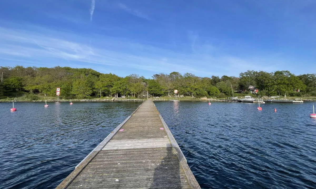 Tärnö: {"base": "en", "no": "Brygge fra vannenden viser advarselsskilt som hjelper med \u00e5 finne brygga.", "se": "Bryggan fr\u00e5n vatten\u00e4nden visar varningsskyltar som hj\u00e4lper till att hitta bryggan.", "en": "Dock from water end shows warning signs that help find the dock.", "da": "Kajen fra vandsiden viser advarselsskilte, der hj\u00e6lper med at finde kajen.", "fr": "La jet\u00e9e depuis l'extr\u00e9mit\u00e9 de l'eau montre des panneaux d'avertissement qui aident \u00e0 trouver la jet\u00e9e.", "de": "Der Steg vom Wasserende zeigt Warnschilder, die beim Auffinden des Stegs helfen.", "es": "El muelle desde el final del agua muestra se\u00f1ales de advertencia que ayudan a encontrar el muelle.", "it": "L'attracco dal lato dell'acqua mostra segnali di avvertimento che aiutano a trovare l'attracco.", "pt": "Dock do lado da \u00e1gua mostra sinais de aviso que ajudam a encontrar o cais.", "nl": "De aanlegplaats vanaf het wateruiteinde toont waarschuwingsborden die helpen de aanlegplaats te vinden.", "pl": "Nabrze\u017ce od strony wody posiada znaki ostrzegawcze, kt\u00f3re pomagaj\u0105 zlokalizowa\u0107 nabrze\u017ce.", "uk": "\u041f\u0440\u0438\u0447\u0430\u043b \u0437 \u0431\u043e\u043a\u0443 \u0432\u043e\u0434\u0438 \u043f\u043e\u043a\u0430\u0437\u0443\u0454 \u043f\u043e\u043f\u0435\u0440\u0435\u0434\u0436\u0443\u0432\u0430\u043b\u044c\u043d\u0456 \u0437\u043d\u0430\u043a\u0438, \u044f\u043a\u0456 \u0434\u043e\u043f\u043e\u043c\u0430\u0433\u0430\u044e\u0442\u044c \u0437\u043d\u0430\u0439\u0442\u0438 \u043f\u0440\u0438\u0447\u0430\u043b.", "ro": "Docul de la cap\u0103tul apei arat\u0103 semne de avertizare care ajut\u0103 la g\u0103sirea docului.", "tr": "\u0130skele, su ucundan iskeleyi bulmaya yard\u0131mc\u0131 olan uyar\u0131 i\u015faretleri g\u00f6sterir.", "el": "\u0397 \u03b1\u03c0\u03bf\u03b2\u03ac\u03b8\u03c1\u03b1 \u03b1\u03c0\u03cc \u03c4\u03bf \u03c4\u03ad\u03bb\u03bf\u03c2 \u03c4\u03bf\u03c5 \u03bd\u03b5\u03c1\u03bf\u03cd \u03b5\u03bc\u03c6\u03b1\u03bd\u03af\u03b6\u03b5\u03b9 \u03c0\u03c1\u03bf\u03b5\u03b9\u03b4\u03bf\u03c0\u03bf\u03b9\u03b7\u03c4\u03b9\u03ba\u03ad\u03c2 \u03c0\u03b9\u03bd\u03b1\u03ba\u03af\u03b4\u03b5\u03c2 \u03c0\u03bf\u03c5 \u03b2\u03bf\u03b7\u03b8\u03bf\u03cd\u03bd \u03c3\u03c4\u03bf\u03bd \u03b5\u03bd\u03c4\u03bf\u03c0\u03b9\u03c3\u03bc\u03cc \u03c4\u03b7\u03c2 \u03b1\u03c0\u03bf\u03b2\u03ac\u03b8\u03c1\u03b1\u03c2.", "cs": "P\u0159\u00edstavi\u0161t\u011b od vodn\u00edho konce ukazuje v\u00fdstra\u017en\u00e9 zna\u010dky, kter\u00e9 pom\u00e1haj\u00ed naj\u00edt p\u0159\u00edstavi\u0161t\u011b.", "hu": "A m\u00f3l\u00f3 v\u00edz fel\u0151li v\u00e9ge figyelmeztet\u0151 jeleket mutat, amelyek seg\u00edtenek megtal\u00e1lni a m\u00f3l\u00f3t.", "fi": "Laituri veden puoleisesta p\u00e4\u00e4st\u00e4 n\u00e4ytt\u00e4\u00e4 varoitusmerkkej\u00e4, jotka auttavat l\u00f6yt\u00e4m\u00e4\u00e4n laiturin.", "bg": "\u0414\u043e\u043a\u044a\u0442 \u043e\u0442 \u0432\u043e\u0434\u043d\u0438\u044f \u043a\u0440\u0430\u0439 \u043f\u043e\u043a\u0430\u0437\u0432\u0430 \u043f\u0440\u0435\u0434\u0443\u043f\u0440\u0435\u0434\u0438\u0442\u0435\u043b\u043d\u0438 \u0437\u043d\u0430\u0446\u0438, \u043a\u043e\u0438\u0442\u043e \u043f\u043e\u043c\u0430\u0433\u0430\u0442 \u0434\u0430 \u0441\u0435 \u043d\u0430\u043c\u0435\u0440\u0438 \u0434\u043e\u043a\u044a\u0442.", "sr": "\u0414\u043e\u043a \u0441\u0430 \u0432\u043e\u0434\u0435\u043d\u0435 \u0441\u0442\u0440\u0430\u043d\u0435 \u043f\u043e\u043a\u0430\u0437\u0443\u0458\u0435 \u0437\u043d\u0430\u043a\u0435 \u0443\u043f\u043e\u0437\u043e\u0440\u0435\u045a\u0430 \u043a\u043e\u0458\u0438 \u043f\u043e\u043c\u0430\u0436\u0443 \u0443 \u043f\u0440\u043e\u043d\u0430\u043b\u0430\u0436\u0435\u045a\u0443 \u0434\u043e\u043a\u0430.", "et": "Sillalt veepoolsest otsast on hoiatusm\u00e4rgid, mis aitavad silda leida.", "lv": "Piest\u0101tne no \u016bdens gala r\u0101da br\u012bdin\u0101juma z\u012bmes, kas pal\u012bdz atrast piest\u0101tni.", "lt": "Prieplauka nuo vandens galo rodo \u012fsp\u0117jamuosius \u017eenklus, kurie padeda rasti prieplauk\u0105."}