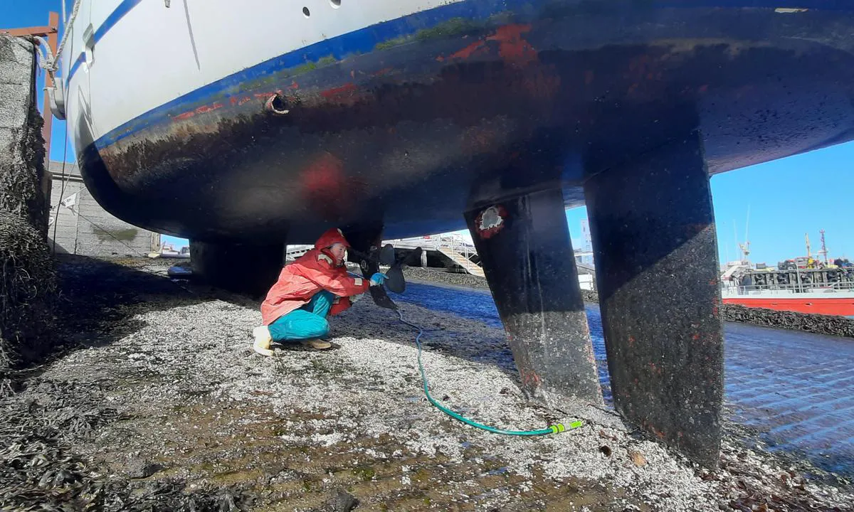 Thytur sailingclub: {"base": "fr", "no": "Bunnstoffbruk p\u00e5 slipway", "se": "Slipning p\u00e5 slipwayen", "en": "Careening on the slipway", "da": "Klarg\u00f8ring p\u00e5 sl\u00e6bestedet", "fr": "Car\u00e9nage sur le slipway", "de": "Slipanlage zur Schiffsk\u00f6rperreinigung", "es": "Carenado en el slipway", "it": "Pulizia carena sullo scalo di alaggio", "pt": "Docagem no escorregador", "nl": "Schoonmaken van het onderwaterschip op de slipway", "pl": "Slipowanie na pochylni", "uk": "<i>\u041a\u0430\u0440\u0435\u043d\u0430\u0446\u0456\u044f \u043d\u0430 \u043f\u043e\u0445\u0438\u043b\u043e\u043c\u0443 \u0441\u043b\u0456\u043f-\u0441\u043b\u0456\u043f\u0456</i>", "ro": "Docare pe slipway", "tr": "Slipway'da karina yap\u0131m\u0131", "el": "\u039a\u03b1\u03b8\u03b1\u03c1\u03b9\u03c3\u03bc\u03cc\u03c2 \u03c3\u03c4\u03b7\u03bd \u03ba\u03b5\u03ba\u03bb\u03b9\u03bc\u03ad\u03bd\u03b7 \u03c0\u03af\u03c3\u03c4\u03b1", "cs": "Dokov\u00e1n\u00ed na slipway", "hu": "Fenntart\u00e1si/cs\u00f3nakmos\u00e1si ter\u00fclet a slipway-en", "fi": "Telakointi slipwaylla", "bg": "\u0421\u0443\u0445 \u0434\u043e\u043a \u043d\u0430 \u043f\u043b\u044a\u0437\u0433\u0430\u0447\u0430", "sr": "\u0418\u0437\u0440\u0430\u0434\u0430 \u043d\u0430 \u0441\u043b\u0438\u043f\u0432\u0435\u0458\u0443", "et": "Laevat\u00f6\u00f6de tegemine slipway'l", "lv": "Ku\u0123u apkop\u0161ana uz slipway", "lt": "Ant \u017eemkasio kelmo"}