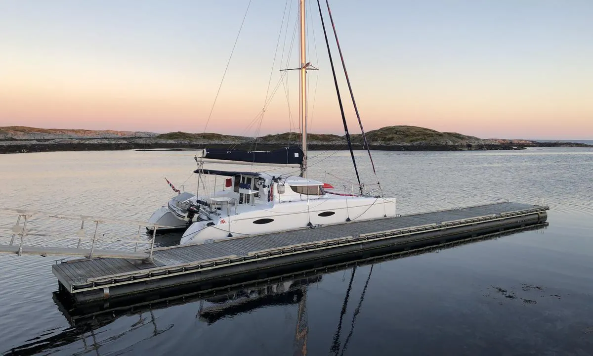 Titran: Flytebrygge til besøkende båter. Solid og med gode pullerter. Ikke veldig stor, båten på bildet er 36 fot. Grunnt og moringer på innsiden av flytebrygga.