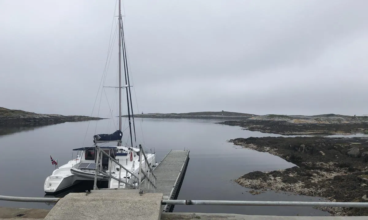 Titran: På innsiden av flytebrygga må du være forsiktig. Halvveis inn er det en grunne som kommer til syne på lavvann, og det er grunnt også inntil flytebrygga. På utsiden av flytebrygga er det bedre, men dype seilbåter må passe seg på lavvann (dybde målt med øyemål på lavvann).