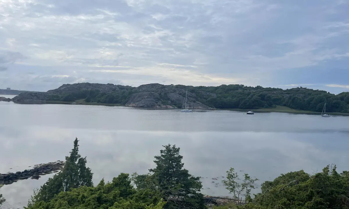 Tjuvsund - Småholmarna: {"base": "no", "no": "Utsikt mot nordvest", "se": "Utsikt mot nordv\u00e4st", "en": "View towards northwest", "da": "Udsigt mod nordvest"}