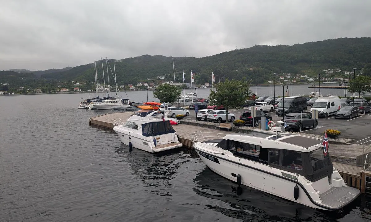 Tollbodbryggen - Flekkefjord: {"base": "no", "no": "Her er det str\u00f8m og vann\r\nDet er det ikke p\u00e5 motsatt side utenfor Andy's gatekj\u00f8kken, men der er det gratis wifi som n\u00e5r B\u00e5tene", "se": "H\u00e4r finns elektricitet och vatten. Det finns det inte p\u00e5 motsatt sida utanf\u00f6r Andy's gatuk\u00f6k, men d\u00e4r finns gratis wifi som n\u00e5r b\u00e5tarna.", "en": "Here there is power and water. There is none on the opposite side outside Andy's takeaway, but there is free wifi that reaches the boats.", "da": "Her er der str\u00f8m og vand\nDer er det ikke p\u00e5 den modsatte side uden for Andys grillbar, men der er gratis wifi, som n\u00e5r b\u00e5dene", "fr": "Ici, il y a du courant et de l'eau<br>Il n'y en a pas de l'autre c\u00f4t\u00e9 devant le kiosque d'Andy's, mais il y a du wifi gratuit qui atteint les bateaux", "de": "<p>Hier gibt es Strom und Wasser.</p><p>Auf der gegen\u00fcberliegenden Seite vor Andys Imbiss gibt es das nicht, aber dort gibt es kostenloses WLAN, das die Boote erreicht.</p>", "es": "Aqu\u00ed hay electricidad y agua <br> No hay eso en el lado opuesto frente a la cocina callejera de Andy, pero all\u00ed hay wifi gratis que llega a los barcos", "it": "Qui ci sono elettricit\u00e0 e acqua <br> Non c'\u00e8 dall'altra parte di fronte al fast food di Andy, ma l\u00ec c'\u00e8 il wifi gratuito che raggiunge le barche", "pt": "Aqui h\u00e1 eletricidade e \u00e1gua<br>N\u00e3o h\u00e1 isso do outro lado, fora do Andy's lanchonete, mas l\u00e1 h\u00e1 wifi gratuito que alcan\u00e7a os barcos", "nl": "Hier zijn elektriciteit en water. Dat is er niet aan de overkant buiten Andy's snackbar, maar daar is er gratis wifi die de boten bereikt.", "pl": "Tutaj jest pr\u0105d i woda<br>Po przeciwnej stronie obok baru szybkiej obs\u0142ugi Andy'ego nie ma pr\u0105du ani wody, ale jest tam bezp\u0142atne wifi, kt\u00f3re si\u0119ga do \u0142odzi", "uk": "\u0422\u0443\u0442 \u0454 \u0435\u043b\u0435\u043a\u0442\u0440\u0438\u043a\u0430 \u0456 \u0432\u043e\u0434\u0430.<br> \u0417 \u0456\u043d\u0448\u043e\u0433\u043e \u0431\u043e\u043a\u0443, \u043d\u0430\u0432\u043f\u0440\u043e\u0442\u0438 Andy's gatekj\u00f8kken \u043d\u0435\u043c\u0430\u0454, \u0430\u043b\u0435 \u0442\u0430\u043c \u0454 \u0431\u0435\u0437\u043a\u043e\u0448\u0442\u043e\u0432\u043d\u0438\u0439 Wi-Fi, \u044f\u043a\u0438\u0439 \u0434\u043e\u0441\u044f\u0433\u0430\u0454 \u0447\u043e\u0432\u043d\u0456\u0432.", "ro": "Aici sunt curent \u0219i ap\u0103<br>Nu exist\u0103 acest lucru pe partea opus\u0103 \u00een afara restaurantului fast-food al lui Andy, dar acolo este wifi gratuit care ajunge la B\u0103rci", "tr": "Burada elektrik ve su var. Andy's lokantas\u0131n\u0131n kar\u015f\u0131s\u0131ndaki tarafta bunlar yok, ancak orada teknelere ula\u015fan \u00fccretsiz wifi var.", "el": "\u0395\u03b4\u03ce \u03c5\u03c0\u03ac\u03c1\u03c7\u03b5\u03b9 \u03c1\u03b5\u03cd\u03bc\u03b1 \u03ba\u03b1\u03b9 \u03bd\u03b5\u03c1\u03cc<br>\u0394\u03b5\u03bd \u03c5\u03c0\u03ac\u03c1\u03c7\u03b5\u03b9 \u03b1\u03c0\u03ad\u03bd\u03b1\u03bd\u03c4\u03b9 \u03ad\u03be\u03c9 \u03b1\u03c0\u03cc \u03c4\u03bf \u03c4\u03b1\u03c7\u03c5\u03c6\u03b1\u03b3\u03b5\u03af\u03bf \u03c4\u03bf\u03c5 Andy, \u03b1\u03bb\u03bb\u03ac \u03c5\u03c0\u03ac\u03c1\u03c7\u03b5\u03b9 \u03b4\u03c9\u03c1\u03b5\u03ac\u03bd wifi \u03c0\u03bf\u03c5 \u03c6\u03c4\u03ac\u03bd\u03b5\u03b9 \u03c3\u03c4\u03b1 \u03c3\u03ba\u03ac\u03c6\u03b7", "cs": "Zde je elekt\u0159ina a voda<br>To nen\u00ed na opa\u010dn\u00e9 stran\u011b mimo Andyho bistro, ale je tam zdarma wifi, kter\u00e9 dos\u00e1hne k lod\u00edm", "hu": "Itt \u00e1ram \u00e9s v\u00edz van.<br>Ez nincs meg a t\u00faloldalon az Andy b\u00fcf\u00e9j\u00e9n\u00e9l, de ott ingyenes wifi van, ami el\u00e9r a haj\u00f3khoz.", "fi": "T\u00e4\u00e4ll\u00e4 on s\u00e4hk\u00f6 ja vesi<br>Vastakkaisella puolella Andy's Kioskin ulkopuolella ei ole, mutta siell\u00e4 on ilmainen wifi, joka ylt\u00e4\u00e4 veneisiin", "bg": "\u0422\u0443\u043a \u0438\u043c\u0430 \u0442\u043e\u043a \u0438 \u0432\u043e\u0434\u0430. \u041d\u044f\u043c\u0430 \u0433\u0438 \u043e\u0442 \u0434\u0440\u0443\u0433\u0430\u0442\u0430 \u0441\u0442\u0440\u0430\u043d\u0430 \u043f\u0440\u0435\u0434 Andys gatekj\u00f8kken, \u043d\u043e \u0442\u0430\u043c \u0438\u043c\u0430 \u0431\u0435\u0437\u043f\u043b\u0430\u0442\u0435\u043d wifi, \u043a\u043e\u0439\u0442\u043e \u0434\u043e\u0441\u0442\u0438\u0433\u0430 \u0434\u043e \u043b\u043e\u0434\u043a\u0438\u0442\u0435.", "sr": "Ovdje su struja i voda. To nema na suprotnoj strani ispred Andy's kioska, ali tamo je besplatan wifi koji dose\u017ee \u010damce.", "et": "Siin on elekter ja vesi<br>Vastaspoolel Andy kiirtoiduputka juures seda ei ole, kuid seal on tasuta wifi, mis ulatub paatideni", "lv": "\u0160eit ir straume un \u016bdens. Tas nav pret\u0113j\u0101 pus\u0113 pie Andy's \u0101tr\u0101s \u0113din\u0101\u0161anas, bet tur ir bezmaksas wifi, kas sasniedz laivas.", "lt": "\u010cia yra elektros ir vandens tiekimas<br>Prie\u0161ingoje pus\u0117je, prie Andy's u\u017ekandin\u0117s, n\u0117ra elektros ir vandens tiekimo, ta\u010diau ten yra nemokamas wifi, kuris pasiekia laivus"}