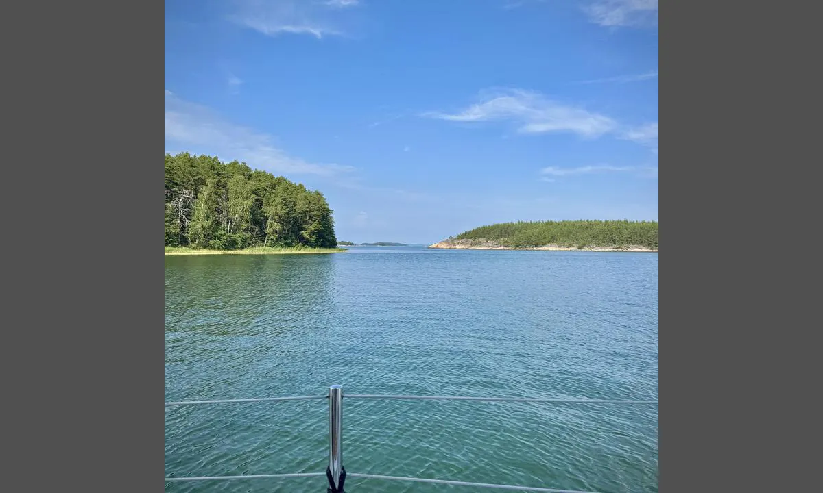 Toras Viken: {"base": "en", "no": "Ankret s\u00f8r for \u00f8ya kalt K\u00e5msor. God plassering ved svake til moderate nordlige vinder.", "se": "Ankrad s\u00f6der om \u00f6n kallad K\u00e5msor. Bra placering vid svaga till m\u00e5ttliga nordliga vindar.", "en": "Anchored south of the island called K\u00e5msor. God placement in weak to moderate northern winds.", "da": "Forankret syd for \u00f8en kaldet K\u00e5msor. God placering i svage til moderate nordlige vinde.", "fr": "Ancr\u00e9 au sud de l'\u00eele appel\u00e9e K\u00e5msor. Bonne position par vents faibles \u00e0 mod\u00e9r\u00e9s du nord.", "de": "S\u00fcdlich der Insel namens K\u00e5msor verankert. Gute Platzierung bei schwachem bis m\u00e4\u00dfigem n\u00f6rdlichem Wind.", "es": "Anclado al sur de la isla llamada K\u00e5msor. Buena ubicaci\u00f3n con vientos del norte de d\u00e9biles a moderados.", "it": "Ancorato a sud dell'isola chiamata K\u00e5msor. Buona posizione con venti deboli a moderati da nord.", "pt": "Ancorado ao sul da ilha chamada K\u00e5msor. Boa posi\u00e7\u00e3o em ventos do norte fracos a moderados.", "nl": "Geankerd ten zuiden van het eiland K\u00e5msor. Goede ligplaats bij zwakke tot matige noordelijke wind.", "pl": "Zakotwiczone na po\u0142udnie od wyspy zwanej K\u00e5msor. Dobre miejsce przy s\u0142abych do umiarkowanych p\u00f3\u0142nocnych wiatrach.", "uk": "\u041d\u0430 \u044f\u043a\u043e\u0440\u0456 \u043d\u0430 \u043f\u0456\u0432\u0434\u0435\u043d\u044c \u0432\u0456\u0434 \u043e\u0441\u0442\u0440\u043e\u0432\u0430 \u041a\u00e5msor. \u0425\u043e\u0440\u043e\u0448\u0435 \u0440\u043e\u0437\u0442\u0430\u0448\u0443\u0432\u0430\u043d\u043d\u044f \u043f\u0440\u0438 \u0441\u043b\u0430\u0431\u043a\u0438\u0445 \u0434\u043e \u043f\u043e\u043c\u0456\u0440\u043d\u0438\u0445 \u043f\u0456\u0432\u043d\u0456\u0447\u043d\u0438\u0445 \u0432\u0456\u0442\u0440\u0430\u0445.", "ro": "Ancorat la sud de insula numit\u0103 K\u00e5msor. Amplasare ideal\u0103 pentru v\u00e2nturi nordice slabe p\u00e2n\u0103 la moderate.", "tr": "K\u00e5msor adas\u0131 g\u00fcneyinde demirledi. Zay\u0131f ila orta \u015fiddetteki kuzey r\u00fczgarlar\u0131nda iyi konum.", "el": "\u0391\u03b3\u03ba\u03c5\u03c1\u03bf\u03b2\u03bf\u03bb\u03ae\u03c3\u03b1\u03bc\u03b5 \u03bd\u03cc\u03c4\u03b9\u03b1 \u03c4\u03bf\u03c5 \u03bd\u03b7\u03c3\u03b9\u03bf\u03cd \u03c0\u03bf\u03c5 \u03bf\u03bd\u03bf\u03bc\u03ac\u03b6\u03b5\u03c4\u03b1\u03b9 K\u00e5msor. \u039a\u03b1\u03bb\u03ae \u03c4\u03bf\u03c0\u03bf\u03b8\u03ad\u03c4\u03b7\u03c3\u03b7 \u03c3\u03b5 \u03b1\u03c3\u03b8\u03b5\u03bd\u03b5\u03af\u03c2 \u03ad\u03c9\u03c2 \u03bc\u03ad\u03c4\u03c1\u03b9\u03bf\u03c5\u03c2 \u03b2\u03cc\u03c1\u03b5\u03b9\u03bf\u03c5\u03c2 \u03b1\u03bd\u03ad\u03bc\u03bf\u03c5\u03c2.", "cs": "Zakotveno ji\u017en\u011b od ostrova zvan\u00e9ho K\u00e5msor. Dobr\u00fd \u00fakryt p\u0159i slab\u00fdch a\u017e m\u00edrn\u00fdch severn\u00edch v\u011btrech.", "hu": "Horgonyozva a K\u00e5msor nev\u0171 sziget d\u00e9li r\u00e9sz\u00e9n. J\u00f3 elhelyezked\u00e9s gyenge vagy m\u00e9rs\u00e9kelt \u00e9szaki szelek eset\u00e9n.", "fi": "Ankkuroituna saaren nimelt\u00e4 K\u00e5msor etel\u00e4puolelle. Hyv\u00e4 sijainti heikoilla tai kohtalaisilla pohjoistuulilla.", "bg": "\u0410\u043a\u043e\u0441\u0442\u0438\u0440\u0430\u043b \u044e\u0436\u043d\u043e \u043e\u0442 \u043e\u0441\u0442\u0440\u043e\u0432\u0430, \u043d\u0430\u0440\u0435\u0447\u0435\u043d \u041a\u00e5\u043c\u0441\u043e\u0440. \u0414\u043e\u0431\u0440\u043e \u043c\u0435\u0441\u0442\u043e\u043f\u043e\u043b\u043e\u0436\u0435\u043d\u0438\u0435 \u043f\u0440\u0438 \u0441\u043b\u0430\u0431\u0438 \u0434\u043e \u0443\u043c\u0435\u0440\u0435\u043d\u0438 \u0441\u0435\u0432\u0435\u0440\u043d\u0438 \u0432\u0435\u0442\u0440\u043e\u0432\u0435.", "sr": "Usidren ju\u017eno od ostrva zvanog K\u00e5msor. Dobro mesto za slabe do umerene severne vetrove.", "et": "Ankurdus l\u00f5una pool saarest nimega K\u00e5msor. Hea paigutus n\u00f5rkade kuni m\u00f5\u00f5dukate p\u00f5hjatuulte korral.", "lv": "Piest\u0101jies uz dienvidiem no salas, kuras nosaukums ir K\u00e5msor. Laba vieta v\u0101jiem l\u012bdz m\u0113reniem zieme\u013cu v\u0113jiem.", "lt": "Prisi\u0161vartavus \u012f pietus nuo salos, vadinamos K\u00e5msor. Geros s\u0105lygos esant lengvam ar vidutiniam \u0161iauriniam v\u0117jui."}