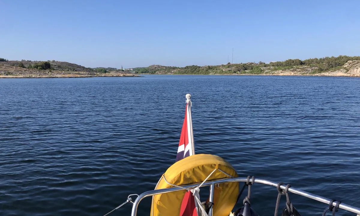 Törneskär: Utsikt til Grebbestad kirke i bakgrunnen