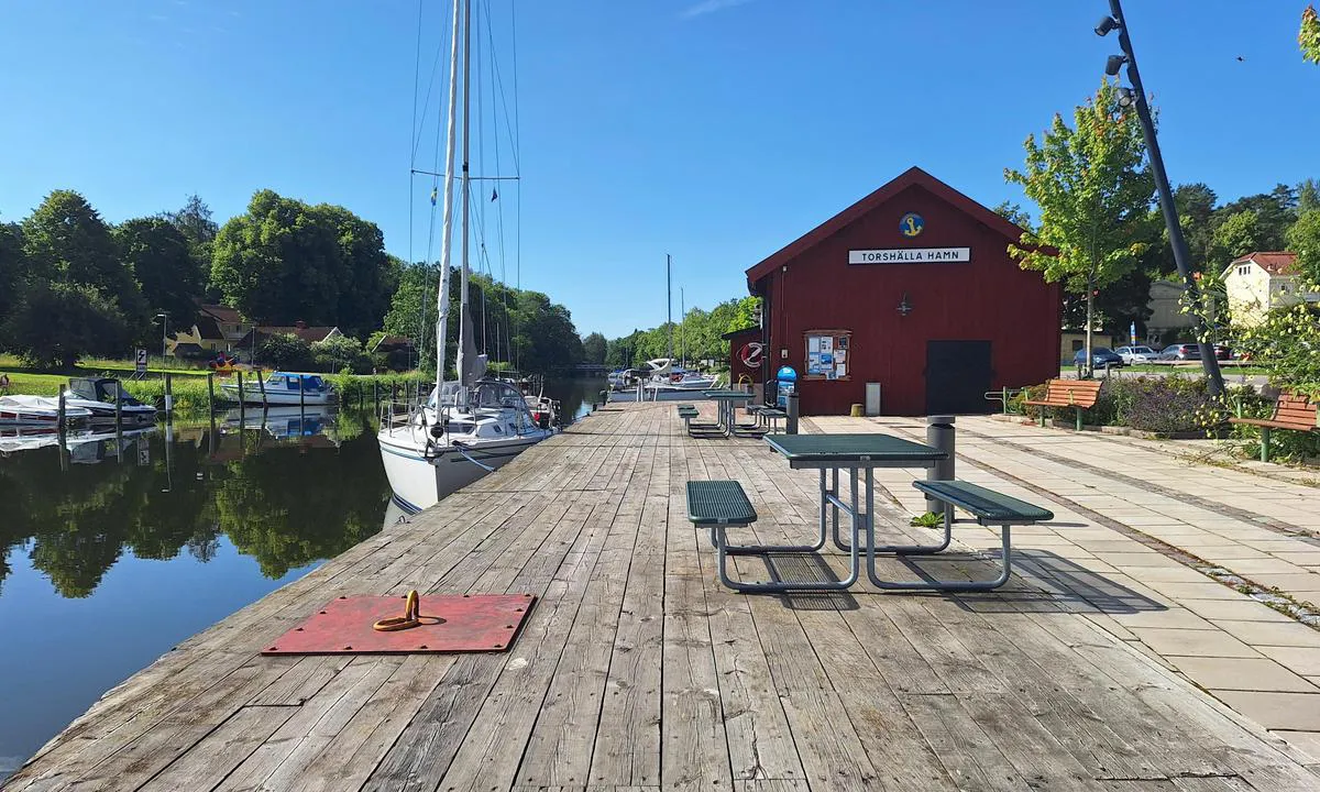Torshälla: {"base": "en", "no": "Fort\u00f8yningsbrygge, ca. 3b\u00e5ter", "se": "Mooringsbrygga, ca 3b\u00e5tar", "en": "Mooringjetty, appr. 3boats", "da": "Fort\u00f8jningsbro, ca. 3 b\u00e5de", "fr": "Jet\u00e9e d'amarrage, env. 3 bateaux", "de": "Anlegesteg, ca. 3 Boote", "es": "Pantalan de amarre, aprox. 3 barcos", "it": "Pontile di ormeggio, circa 3 barche", "pt": "Cais de atraca\u00e7\u00e3o, aprox. 3 barcos", "nl": "aanlegsteiger, ongeveer 3 boten", "pl": "Pirs do cumowania, ok. 3 \u0142odzie", "uk": "\u041f\u0440\u0438\u0447\u0430\u043b\u044c\u043d\u0430 \u043f\u0440\u0438\u0441\u0442\u0430\u043d\u044c, \u043f\u0440\u0438\u0431\u043b. 3 \u0447\u043e\u0432\u043d\u0438", "ro": "Debarcader de acostare, aprox. 3 b\u0103rci", "tr": "Yana\u015fma iskelesi, yakla\u015f\u0131k 3 tekne", "el": "\u03a0\u03c1\u03bf\u03b2\u03bb\u03ae\u03c4\u03b1 \u03c0\u03c1\u03cc\u03c3\u03b4\u03b5\u03c3\u03b7\u03c2, \u03c0\u03b5\u03c1\u03af\u03c0\u03bf\u03c5 3 \u03c3\u03ba\u03ac\u03c6\u03b7", "cs": "P\u0159\u00edstavn\u00ed molo, cca 3 lod\u011b", "hu": "Kik\u00f6t\u0151m\u00f3l\u00f3, kb. 3 haj\u00f3", "fi": "Kiinnityslaituri, n. 3 venett\u00e4", "bg": "\u041f\u0438\u044f\u043d\u043e \u043f\u0440\u0438\u0441\u0442\u0430\u043d\u0438\u0449\u0435, \u043f\u0440\u0438\u0431\u043b\u0438\u0437\u0438\u0442\u0435\u043b\u043d\u043e \u0437\u0430 3 \u043b\u043e\u0434\u043a\u0438", "sr": "Privezno pristani\u0161te, pribli\u017eno 3 \u010damca", "et": "Kinnitumissild, hinnanguliselt 3 paati", "lv": "Piest\u0101tne, apm. 3 laivas", "lt": "\u0160vartavimo prieplauka, apie 3 laivai"}