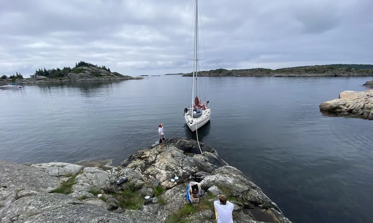 Torsøyvågen: {"base": "no", "no": "Samme sted. Her er innseilingen rett aktenfor skuta.\r\nMange ligger ogs\u00e5 p\u00e5 svai i bukta.", "se": "Samma st\u00e4lle. H\u00e4r \u00e4r infarten rakt akter om skutan. M\u00e5nga ligger ocks\u00e5 p\u00e5 svaj i bukten.", "en": "Same place. Here, the approach is directly astern of the vessel.<br>Many also lie at anchor in the bay.", "da": "Samme sted. Her er indsejlingen ret agter skibet.<br>Mange ligger ogs\u00e5 for svaj i bugten."}