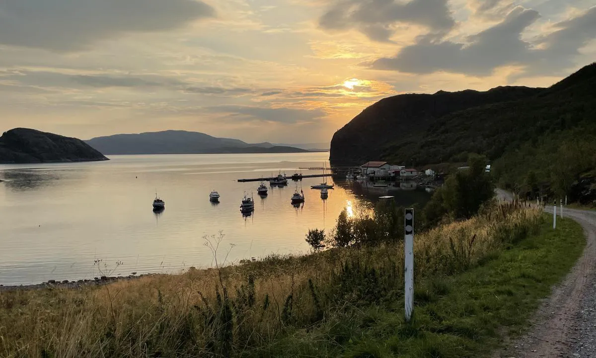 {"base": "no", "no": "Trollbukt havn mot vest. Laksefjord Havn AS med Ny 80 x 5 m b\u00f8lgebryter tatt i bruk 2024. \r\n14 liggeplasser. 80m liggeplass st\u00f8rre fart\u00f8y. Dybde 20m.\r\n33 m fast kai med 3 plasser dybde 5m. Norway King Crab Trollbukt AS Fisk og skalldyr mottak med is, kj\u00f8l og frys.  Fiskeb\u00e5ter og lystb\u00e5ter.", "se": "Trollbukts hamn mot v\u00e4st. Laxefjord Hamn AB med Ny 80 x 5 m v\u00e5gbrytare tas i bruk 2024.<br>14 liggplatser. 80m liggplats f\u00f6r st\u00f6rre fartyg. Djup 20m.<br>33 m fast kaj med 3 platser djup 5m. Norway King Crab Trollbukt AB Fisk och skaldjur mottagning med is, kyl och frys. Fiskeb\u00e5tar och fritidsb\u00e5tar.", "en": "Trollbukt harbor towards the west. Laksefjord Harbor AS with new 80 x 5 m breakwater put into use in 2024. 14 berths. 80m berth for larger vessels. Depth 20m. 33m fixed quay with 3 berths depth 5m. Norway King Crab Trollbukt AS Fish and shellfish reception with ice, refrigeration, and freezing. Fishing boats and pleasure boats.", "da": "Trollbukt havn imod vest. Laksefjord Havn AS med Ny 80 x 5 m b\u00f8lgebryder taget i brug 2024. 14 liggepladser. 80m liggeplads for st\u00f8rre fart\u00f8jer. Dybde 20m. 33 m fast kaj med 3 pladser dybde 5m. Norway King Crab Trollbukt AS Fisk og skaldyr modtagelse med is, k\u00f8l og frys. Fiskerb\u00e5de og lystb\u00e5de.", "fr": "Port de Trollbukt vers l'ouest. Laksefjord Havn AS avec Nouvelle digue de 80 x 5 m mise en service en 2024.<br> 14 postes d'amarrage. Quai de 80m pour navires plus grands. Profondeur de 20m.<br> Quai fixe de 33 m avec 3 places de 5m de profondeur. Norway King Crab Trollbukt AS R\u00e9ception de poisson et de fruits de mer avec glace, r\u00e9frig\u00e9ration et cong\u00e9lation. Bateaux de p\u00eache et bateaux de plaisance.", "de": "Trollbukt Hafen Richtung Westen. Laksefjord Hafen AG mit neuem 80 x 5 m Wellenbrecher in Betrieb genommen 2024.<br>14 Liegepl\u00e4tze. 80m Liegeplatz f\u00fcr gr\u00f6\u00dfere Schiffe. Tiefgang 20m.<br>33 m fester Kai mit 3 Pl\u00e4tzen, Tiefgang 5m. Norway King Crab Trollbukt AG Fisch- und Schalentiere-Empfang mit Eis, K\u00fchl- und Gefrierschrank. Fischereiboote und Vergn\u00fcgungsboote.", "es": "Puerto de Trollbukt hacia el oeste. Laksefjord Havn AS con un nuevo rompeolas de 80 x 5 m en uso desde 2024.<br>14 puestos de atraque. Lugar de atraque de 80 m para embarcaciones m\u00e1s grandes. Profundidad 20 m.<br>33 m de muelle fijo con 3 lugares, profundidad de 5 m. Norway King Crab Trollbukt AS Recepci\u00f3n de pescado y mariscos con hielo, refrigeraci\u00f3n y congelaci\u00f3n. Barcos pesqueros y barcos de recreo.", "it": "Porto di Trollbukt verso ovest. Porto Laksefjord Havn AS con nuovo frangiflutti 80 x 5 m in uso dal 2024.<br>14 posti barca. Posto barca di 80m per imbarcazioni pi\u00f9 grandi. Profondit\u00e0 20m.<br>Banchina fissa di 33m con 3 posti, profondit\u00e0 5m. Norway King Crab Trollbukt AS Accoglienza pesce e frutti di mare con ghiaccio, refrigerazione e congelamento. <br>Barche da pesca e da diporto.", "pt": "Porto Trollbukt virado para oeste. Laksefjord Havn AS com um novo quebra-mar de 80 x 5 m em uso a partir de 2024. 14 vagas. Vaga de 80m para embarca\u00e7\u00f5es maiores. Profundidade de 20m. Cais fixo de 33 m com 3 vagas, profundidade de 5m. Norway King Crab Trollbukt AS recep\u00e7\u00e3o de peixe e marisco com gelo, refrigera\u00e7\u00e3o e congelamento. Barcos de pesca e embarca\u00e7\u00f5es de recreio.", "nl": "Trollbukt haven aan de westelijke kant. Laksefjord Haven AS met nieuwe golfbreker van 80 x 5 m in gebruik genomen in 2024. 14 ligplaatsen. 80m ligplaats voor grotere schepen. Diepte 20m. 33 m vaste kade met 3 plaatsen diepte 5m. Norway King Crab Trollbukt AS Vis- en schelpdierenontvangst met ijs, koel en vries. Visboten en plezierboten.", "pl": "Port Trollbukt na zach\u00f3d. Laksefjord Havn AS z nowym falochronem 80 x 5 m oddanym do u\u017cytku w 2024 roku. 14 miejsc postojowych. 80 m miejsca postojowego dla wi\u0119kszych jednostek. G\u0142\u0119boko\u015b\u0107 20 m. Stalowy nabrze\u017ce 33 m z 3 miejscami, g\u0142\u0119boko\u015b\u0107 5 m. Norway King Crab Trollbukt AS Odbi\u00f3r ryb i owoc\u00f3w morza z lodem, ch\u0142odni\u0105 i zamra\u017calnikiem. \u0141odzie rybackie i rekreacyjne.", "uk": "\u0413\u0430\u0432\u0430\u043d\u044c \u0422\u0440\u043e\u043b\u043b\u044c\u0431\u0443\u043a \u043f\u0440\u043e\u0442\u0438 \u0437\u0430\u0445\u043e\u0434\u0443. \u041b\u0430\u043a\u0441\u0444\u0456\u043e\u0440\u0434 \u0413\u0430\u0432\u0430\u043d\u044c AS \u0437 \u043d\u043e\u0432\u043e\u044e 80 x 5 \u043c \u0445\u0432\u0438\u043b\u0435\u0440\u0456\u0437 \u0432\u0437\u044f\u0442\u043e \u0432 \u0435\u043a\u0441\u043f\u043b\u0443\u0430\u0442\u0430\u0446\u0456\u044e 2024. 14 \u043c\u0456\u0441\u0446\u044c \u0434\u043b\u044f \u0437\u0456\u0430\u0440\u043e\u043a. 80 \u043c \u043c\u0456\u0441\u0446\u044c \u0434\u043b\u044f \u0431\u0456\u043b\u044c\u0448\u0438\u0445 \u0441\u0443\u0434\u0435\u043d. \u0413\u043b\u0438\u0431\u0438\u043d\u0430 20 \u043c. 33 \u043c \u043f\u043e\u0441\u0442\u0456\u0439\u043d\u0438\u0439 \u043f\u0440\u0438\u0447\u0430\u043b \u0437 3 \u043c\u0456\u0441\u0446\u044f\u043c\u0438, \u0433\u043b\u0438\u0431\u0438\u043d\u0430 5 \u043c. Norway King Crab Trollbukt AS \u041f\u0440\u0438\u0439\u043e\u043c \u0440\u0438\u0431\u0438 \u0442\u0430 \u043c\u043e\u043b\u044e\u0441\u043a\u0456\u0432 \u0437 \u043b\u044c\u043e\u0434\u043e\u043c, \u0445\u043e\u043b\u043e\u0434\u0438\u043b\u044c\u043d\u043e\u044e \u0442\u0430 \u043c\u043e\u0440\u043e\u0437\u0438\u043b\u044c\u043d\u043e\u044e \u043a\u0430\u043c\u0435\u0440\u0430\u043c\u0438. \u0420\u0438\u0431\u0430\u043b\u044c\u0441\u044c\u043a\u0456 \u0442\u0430 \u043f\u0440\u043e\u0433\u0443\u043b\u044f\u043d\u043a\u043e\u0432\u0456 \u0447\u043e\u0432\u043d\u0438.", "ro": "Portul Trollbukt spre vest. Laksefjord Havn AS cu un nou dig de 80 x 5 m pus \u00een func\u021biune \u00een 2024. 14 locuri de acostare. Loc de acostare de 80m pentru nave mai mari. Ad\u00e2ncime 20m. 33 m de chei permanent\u0103 cu 3 locuri, ad\u00e2ncime 5m. Norway King Crab Trollbukt AS Recep\u021bie de pe\u0219te \u0219i fructe de mare cu ghea\u021b\u0103, r\u0103cire \u0219i congelare. B\u0103rci de pescuit \u0219i ambarca\u021biuni de agrement.", "tr": "Trollbukt liman\u0131 bat\u0131ya do\u011fru. Laksefjord Havn AS ile 2024 y\u0131l\u0131nda kullan\u0131ma giren yeni 80 x 5 m dalgak\u0131ran. 14 ba\u011flama yeri. 80m b\u00fcy\u00fck gemi ba\u011flama yeri. Derinlik 20m. 3 yer ile 33 m sabit iskele, derinlik 5m. Norway King Crab Trollbukt AS, buz, so\u011fuk depolama ve dondurucu ile bal\u0131k ve deniz \u00fcr\u00fcnleri kabul\u00fc. Bal\u0131k\u00e7\u0131 tekneleri ve yatlar.", "el": "\u039b\u03b9\u03bc\u03ac\u03bd\u03b9 \u03a4\u03c1\u03bf\u03bb\u03c3\u03bc\u03c0\u03bf\u03c5\u03ba\u03c4 \u03c0\u03c1\u03bf\u03c2 \u03c4\u03b1 \u03b4\u03c5\u03c4\u03b9\u03ba\u03ac. Laksefjord Havn AS \u03bc\u03b5 \u039d\u03ad\u03bf \u03ba\u03c5\u03bc\u03b1\u03c4\u03bf\u03b8\u03c1\u03b1\u03cd\u03c3\u03c4\u03b7 80 x 5 \u03bc \u03c3\u03b5 \u03c7\u03c1\u03ae\u03c3\u03b7 \u03b1\u03c0\u03cc \u03c4\u03bf 2024. 14 \u03b8\u03ad\u03c3\u03b5\u03b9\u03c2 \u03b5\u03bb\u03bb\u03b9\u03bc\u03b5\u03bd\u03b9\u03c3\u03bc\u03bf\u03cd. 80\u03bc \u03b8\u03ad\u03c3\u03b7 \u03b5\u03bb\u03bb\u03b9\u03bc\u03b5\u03bd\u03b9\u03c3\u03bc\u03bf\u03cd \u03b3\u03b9\u03b1 \u03bc\u03b5\u03b3\u03b1\u03bb\u03cd\u03c4\u03b5\u03c1\u03b1 \u03c3\u03ba\u03ac\u03c6\u03b7. \u0392\u03ac\u03b8\u03bf\u03c2 20\u03bc. 33 \u03bc \u03c3\u03c4\u03b1\u03b8\u03b5\u03c1\u03ae \u03b1\u03c0\u03bf\u03b2\u03ac\u03b8\u03c1\u03b1 \u03bc\u03b5 3 \u03b8\u03ad\u03c3\u03b5\u03b9\u03c2 \u03b2\u03ac\u03b8\u03bf\u03c5\u03c2 5\u03bc. Norway King Crab Trollbukt AS \u03a5\u03c0\u03bf\u03b4\u03bf\u03c7\u03ae \u03c8\u03b1\u03c1\u03b9\u03ce\u03bd \u03ba\u03b1\u03b9 \u03b8\u03b1\u03bb\u03b1\u03c3\u03c3\u03b9\u03bd\u03ce\u03bd \u03bc\u03b5 \u03c0\u03ac\u03b3\u03bf, \u03c8\u03cd\u03be\u03b7 \u03ba\u03b1\u03b9 \u03ba\u03b1\u03c4\u03ac\u03c8\u03c5\u03be\u03b7. \u0391\u03bb\u03b9\u03b5\u03c5\u03c4\u03b9\u03ba\u03ac \u03ba\u03b1\u03b9 \u03c3\u03ba\u03ac\u03c6\u03b7 \u03b1\u03bd\u03b1\u03c8\u03c5\u03c7\u03ae\u03c2.", "cs": "P\u0159\u00edstav Trollbukt sm\u011brem na z\u00e1pad. Laksefjord Havn AS s nov\u00fdm 80 x 5 m vlnolamem uveden\u00fdm do provozu v roce 2024. <br /> 14 kotevn\u00edch m\u00edst. 80m p\u0159\u00edstav pro v\u011bt\u0161\u00ed plavidla. Hloubka 20m. <br />33 m pevn\u00e9 molo se 3 m\u00edsty, hloubka 5m. Norway King Crab Trollbukt AS rybolov a p\u0159\u00edjem mo\u0159sk\u00fdch plod\u016f s ledem, chlazen\u00edm a mrazem. Ryb\u00e1\u0159sk\u00e9 a rekrea\u010dn\u00ed lod\u011b.", "hu": "Trollbukt kik\u00f6t\u0151 nyugatra. Laksefjord Kik\u00f6t\u0151 Rt. \u00faj 80 x 5 m hull\u00e1mt\u00f6r\u0151vel 2024-ben haszn\u00e1latba v\u00e9ve. 14 parkol\u00f3hely. 80m parkol\u00f3hely nagyobb haj\u00f3knak. M\u00e9lys\u00e9g 20m. 33 m fix rakpart 3 parkol\u00f3hellyel, m\u00e9lys\u00e9g 5m. Norway King Crab Trollbukt Rt. Hal- \u00e9s kagyl\u00f3 fogad\u00f3hely j\u00e9ggel, h\u0171t\u00e9ssel \u00e9s fagyaszt\u00e1ssal. Hal\u00e1szhaj\u00f3k \u00e9s kedvtel\u00e9si c\u00e9l\u00fa haj\u00f3k.", "fi": "Trollbuktin satama l\u00e4nteen. Laksefjord Havn AS uusi 80 x 5 m aallonmurtaja k\u00e4ytt\u00f6\u00f6n vuonna 2024.<br>14 laituripaikkaa. 80m laituripaikka suuremmille aluksille. Syvyys 20m.<br>33 m kiinte\u00e4 laituri 3 paikalla, syvyys 5m. Norway King Crab Trollbukt AS kalojen ja \u00e4yri\u00e4isten vastaanotto j\u00e4ill\u00e4, j\u00e4\u00e4kaapilla ja pakastimella. Kalastusalukset ja huviveneet.", "bg": "\u041f\u0440\u0438\u0441\u0442\u0430\u043d\u0438\u0449\u0435 \u0422\u0440\u043e\u043b\u0431\u0443\u043a \u043a\u044a\u043c \u0437\u0430\u043f\u0430\u0434. Laksefjord Havn AS \u0441 \u043d\u043e\u0432 \u0432\u044a\u043b\u043d\u043e\u043b\u043e\u043c 80 x 5 \u043c, \u0432\u044a\u0432\u0435\u0434\u0435\u043d \u0432 \u0435\u043a\u0441\u043f\u043b\u043e\u0430\u0442\u0430\u0446\u0438\u044f \u043f\u0440\u0435\u0437 2024 \u0433. 14 \u043c\u0435\u0441\u0442\u0430 \u0437\u0430 \u043f\u0440\u0435\u0441\u0442\u043e\u0439. 80\u043c \u043c\u044f\u0441\u0442\u043e \u0437\u0430 \u043f\u0440\u0435\u0441\u0442\u043e\u0439 \u0437\u0430 \u043f\u043e-\u0433\u043e\u043b\u0435\u043c\u0438 \u0441\u044a\u0434\u043e\u0432\u0435. \u0414\u044a\u043b\u0431\u043e\u0447\u0438\u043d\u0430 20\u043c. \u041f\u043b\u044a\u0442\u043d\u043e \u043f\u0440\u0438\u0441\u0442\u0430\u043d\u0438\u0449\u0435 33 \u043c \u0441 3 \u043c\u0435\u0441\u0442\u0430, \u0434\u044a\u043b\u0431\u043e\u0447\u0438\u043d\u0430 5\u043c. Norway King Crab Trollbukt AS \u043f\u0440\u0438\u0435\u043c \u043d\u0430 \u0440\u0438\u0431\u0430 \u0438 \u043c\u043e\u0440\u0441\u043a\u0438 \u0434\u0430\u0440\u043e\u0432\u0435 \u0441 \u043b\u0435\u0434, \u043e\u0445\u043b\u0430\u0436\u0434\u0430\u043d\u0435 \u0438 \u0437\u0430\u043c\u0440\u0430\u0437\u044f\u0432\u0430\u043d\u0435. \u0420\u0438\u0431\u043e\u043b\u043e\u0432\u043d\u0438 \u0438 \u0440\u0430\u0437\u0432\u043b\u0435\u043a\u0430\u0442\u0435\u043b\u043d\u0438 \u043b\u043e\u0434\u043a\u0438.", "sr": "\u041b\u0443\u043a\u0430 \u0422\u0440\u043e\u043b\u0431\u0443\u043a \u043f\u0440\u0435\u043c\u0430 \u0437\u0430\u043f\u0430\u0434\u0443. Laksefjord Luka AD \u0441\u0430 \u043d\u043e\u0432\u043e\u043c \u0442\u0430\u043b\u0430\u0441\u043e\u043b\u043e\u043c\u043e\u043c 80 x 5 \u043c \u0443 \u0443\u043f\u043e\u0442\u0440\u0435\u0431\u0438 2024. \u0433\u043e\u0434\u0438\u043d\u0435. 14 \u043c\u0435\u0441\u0442\u0430 \u0437\u0430 \u043f\u0440\u0438\u0441\u0442\u0430\u0458\u0430\u045a\u0435. 80\u043c \u043c\u0435\u0441\u0442\u043e \u0437\u0430 \u043f\u0440\u0438\u0441\u0442\u0430\u0458\u0430\u045a\u0435 \u0432\u0435\u045b\u0438\u0445 \u043f\u043b\u043e\u0432\u0438\u043b\u0430. \u0414\u0443\u0431\u0438\u043d\u0430 20\u043c. 33 \u043c \u0444\u0438\u043a\u0441\u043d\u043e \u043f\u0440\u0438\u0441\u0442\u0430\u043d\u0438\u0448\u0442\u0435 \u0441\u0430 3 \u043c\u0435\u0441\u0442\u0430, \u0434\u0443\u0431\u0438\u043d\u0430 5\u043c. Norway King Crab Trollbukt AD \u0420\u0438\u0431\u0430\u0440\u0441\u043a\u043e \u0438 \u0448\u043a\u043e\u0459\u043a\u0430\u0448\u043a\u043e \u043f\u0440\u0438\u0458\u0435\u043c\u0438\u0448\u0442\u0435 \u0441\u0430 \u043b\u0435\u0434\u043e\u043c, \u0445\u043b\u0430\u0434\u045a\u0430\u0447\u043e\u043c \u0438 \u0437\u0430\u043c\u0440\u0437\u0438\u0432\u0430\u0447\u0435\u043c. \u0420\u0438\u0431\u0430\u0440\u0441\u043a\u0438 \u0438 \u0440\u0435\u043a\u0440\u0435\u0430\u0442\u0438\u0432\u043d\u0438 \u0431\u0440\u043e\u0434\u043e\u0432\u0438.", "et": "Trollbukti sadam l\u00e4\u00e4ne suunas. Laksefjord Havn AS uus 80 x 5 m lainemurdja kasutusele v\u00f5etud 2024. 14 sildumiskohta. 80m sildumiskoht suurematele alustele. S\u00fcgavus 20m. 33 m p\u00fcsikai, 3 sildumiskohta, s\u00fcgavus 5m. Norway King Crab Trollbukt AS kalade ja mereandide vastuv\u00f5tt, kus on j\u00e4\u00e4, k\u00fclm- ja s\u00fcgavk\u00fclmutusv\u00f5imalused. Kalalaevad ja jahtlaevad.", "lv": "Trollbuktas osta uz rietumiem. Laksefjord Havn AS ar jaunu 80 x 5 m draudzi, ko s\u0101ks izmantot 2024. gad\u0101. 14 piest\u0101tnes. 80 m piest\u0101tne liel\u0101kiem ku\u0123iem. Dzi\u013cums 20 m. 33 m past\u0101v\u012bga piest\u0101tne ar 3 viet\u0101m, dzi\u013cums 5 m. Norway King Crab Trollbukt AS Zivju un j\u016bras vel\u0161u pie\u0146em\u0161ana ar ledu, dzes\u0113\u0161anu un sasald\u0113\u0161anu. Zvejnieku un atp\u016btas laivas.", "lt": "Trolio \u012flankos uostas vakar\u0173 kryptimi. Laksefjord Havnas AS su nauju 80 x 5 m bangolau\u017eiu naudojamas nuo 2024 met\u0173. 14 stov\u0117jimo viet\u0173. 80m stov\u0117jimo viet\u0173 didesniems laivams. Gylis 20m. 33 m tvirtas prieplauka su 3 vietomis, gylis 5m. Norway King Crab Trollbukt AS \u017evejybos ir j\u016bros g\u0117rybi\u0173 pri\u0117mimas su ledu, \u0161aldymu ir u\u017e\u0161aldymu. \u017dvejybiniai laivai ir pramoginiai laivai."}