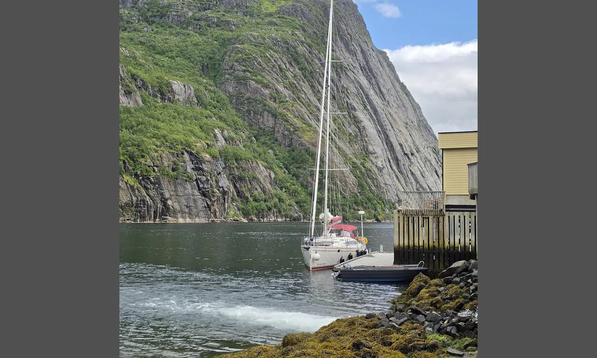 Trollfjorden - Digermulen: {"base": "en", "no": "ca. 20m flytende pontong", "se": "ca 20m flytbrygga", "en": "app 20m floating ponton", "da": "ca. 20m flydende ponton", "fr": "pontoon flottant d'environ 20m", "de": "ca. 20m schwimmender Ponton", "es": "aprox. 20m de pont\u00f3n flotante", "it": "pontile galleggiante di circa 20m", "pt": "aproximadamente 20m pont\u00e3o flutuante", "nl": "app 20m drijvend ponton", "pl": "przybli\u017cony 20m p\u0142ywaj\u0105cy ponton", "uk": "\u043f\u0440\u0438\u0431\u043b\u0438\u0437\u043d\u043e 20 \u043c \u043f\u043b\u0430\u0432\u0443\u0447\u0438\u0439 \u043f\u043e\u043d\u0442\u043e\u043d", "ro": "app 20m ponton plutitor", "tr": "yakla\u015f\u0131k 20m y\u00fczer ponton", "el": "\u03bc\u03b9\u03ba\u03c1\u03cc\u03c2 \u03c0\u03bb\u03c9\u03c4\u03cc\u03c2 \u03c0\u03c1\u03bf\u03b2\u03bb\u03ae\u03c4\u03b1\u03c2 \u03bc\u03ae\u03ba\u03bf\u03c5\u03c2 \u03c0\u03b5\u03c1\u03af\u03c0\u03bf\u03c5 20 \u03bc\u03ad\u03c4\u03c1\u03c9\u03bd", "cs": "ponton plovouc\u00ed cca 20m", "hu": "kb. 20m \u00fasz\u00f3ponton", "fi": "noin 20 m kelluva ponttoni", "bg": "\u043f\u0440\u0438\u0431\u043b\u0438\u0437\u0438\u0442\u0435\u043b\u043d\u043e 20\u043c \u043f\u043b\u0430\u0432\u0430\u0449 \u043f\u043e\u043d\u0442\u043e\u043d", "sr": "pribli\u017eno 20m plutaju\u0107i ponton", "et": "u 20m ujuvponton", "lv": "app 20m peld\u0113jo\u0161s pontons", "lt": "apie 20 m pl\u016bduriuojantis pontonas"}
