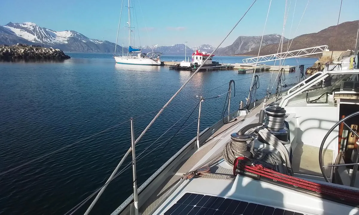 Tromvika: {"base": "en", "no": "Det er to flytebrygger hvor du kan legge til.", "se": "Det finns tv\u00e5 flytande pontoner d\u00e4r du kan l\u00e4gga till.", "en": "There are two floating pontoons where you can dock. \r\nN", "da": "Der er to flydebroer, hvor du kan l\u00e6gge til.", "fr": "Il y a deux pontons flottants o\u00f9 vous pouvez accoster.", "de": "Es gibt zwei schwimmende Pontons, an denen Sie anlegen k\u00f6nnen.", "es": "Hay dos pontones flotantes donde puedes atracar.", "it": "Ci sono due pontili galleggianti dove \u00e8 possibile ormeggiare.", "pt": "Existem dois pont\u00f5es flutuantes onde voc\u00ea pode atracar.", "nl": "Er zijn twee drijvende pontons waar u kunt aanleggen.", "pl": "S\u0105 dwa unosz\u0105ce si\u0119 pomosty, przy kt\u00f3rych mo\u017cna zacumowa\u0107.", "uk": "\u0404 \u0434\u0432\u0430 \u043f\u043b\u0430\u0432\u0443\u0447\u0456 \u043f\u043e\u043d\u0442\u043e\u043d\u0438, \u0434\u0435 \u0432\u0438 \u043c\u043e\u0436\u0435\u0442\u0435 \u043f\u0440\u0438\u0448\u0432\u0430\u0440\u0442\u0443\u0432\u0430\u0442\u0438\u0441\u044f.", "ro": "Exist\u0103 dou\u0103 pontoane plutitoare unde pute\u021bi andoca.", "tr": "Ba\u011flanabilece\u011finiz iki adet y\u00fczer iskele bulunmaktad\u0131r.", "el": "\u03a5\u03c0\u03ac\u03c1\u03c7\u03bf\u03c5\u03bd \u03b4\u03cd\u03bf \u03b5\u03c0\u03b9\u03c0\u03bb\u03ad\u03bf\u03bd\u03c4\u03b5\u03c2 \u03c0\u03bb\u03c9\u03c4\u03ae\u03c1\u03b5\u03c2 \u03cc\u03c0\u03bf\u03c5 \u03bc\u03c0\u03bf\u03c1\u03b5\u03af\u03c4\u03b5 \u03bd\u03b1 \u03b4\u03ad\u03c3\u03b5\u03c4\u03b5.", "cs": "Jsou zde dva plovouc\u00ed pontony, kde m\u016f\u017eete zakotvit.", "hu": "K\u00e9t \u00fasz\u00f3 ponton tal\u00e1lhat\u00f3, ahol kik\u00f6thet.", "fi": "Satamassa on kaksi kelluvaa ponttonilaituria, joihin voit kiinnitty\u00e4.", "bg": "\u0418\u043c\u0430 \u0434\u0432\u0430 \u043f\u043b\u0430\u0432\u0430\u0449\u0438 \u043f\u043e\u043d\u0442\u043e\u043d\u0430, \u043a\u044a\u0434\u0435\u0442\u043e \u043c\u043e\u0436\u0435\u0442\u0435 \u0434\u0430 \u0430\u043a\u043e\u0441\u0442\u0438\u0440\u0430\u0442\u0435.", "sr": "Postoje dva plutaju\u0107a pontona na kojima mo\u017eete pristati.", "et": "Sadamas on kaks ujuvkaid, kus saate silduda.", "lv": "Ostai ir divi peldo\u0161i pontoni, kur varat piest\u0101t.", "lt": "Yra du pl\u016bduriuojantys pontonai, prie kuri\u0173 galite prisi\u0161vartuoti."}