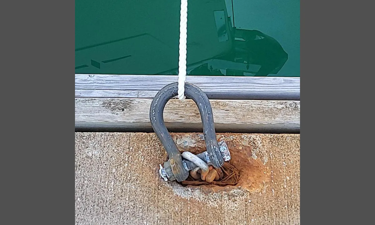 Tromvika: {"base": "no", "no": "Fort\u00f8yer til sjakler", "se": "F\u00f6rt\u00f6jer till schacklar", "en": "Moor to shackles", "da": "Fort\u00f8jer til sjakler", "fr": "Amarrer aux manilles", "de": "Mit Sch\u00e4kel befestigen", "es": "Amarra a grilletes", "it": "Ormeggiare agli arridatoi", "pt": "Amarra a manilhas", "nl": "Bevestigt aan schakels", "pl": "Mocuje do szekli", "uk": "\u041a\u0440\u0456\u043f\u043b\u0435\u043d\u043d\u044f \u0434\u043e \u0448\u0430\u043a\u043b\u0456\u0432", "ro": "Se leag\u0103 la manele", "tr": "Mapalarla ba\u011flan\u0131r", "el": "\u0394\u03ad\u03c3\u03b9\u03bc\u03bf \u03c3\u03c4\u03b9\u03c2 \u03c3\u03b9\u03b4\u03b5\u03c1\u03ad\u03bd\u03b9\u03b5\u03c2 \u03b1\u03c1\u03b8\u03c1\u03ce\u03c3\u03b5\u03b9\u03c2", "cs": "P\u0159ipevn\u011bn\u00ed ke t\u0159men\u016fm", "hu": "K\u00f6telez\u00e9sek bilincsekhez", "fi": "Kiinnit\u00e4 tulppeihin", "bg": "\u0410\u043a\u043e\u0441\u0442\u0438\u0440\u0430\u0439\u0442\u0435 \u0437\u0430 \u0441\u043a\u043e\u0431\u0438", "sr": "Pri\u010dvr\u0161\u0107uje se za \u0161akle", "et": "Kinnitus \u0161aaklite k\u00fclge", "lv": "Piestiprina pie \u0161ak\u013c\u0101m", "lt": "\u0160vartavimai iki grandini\u0173"}