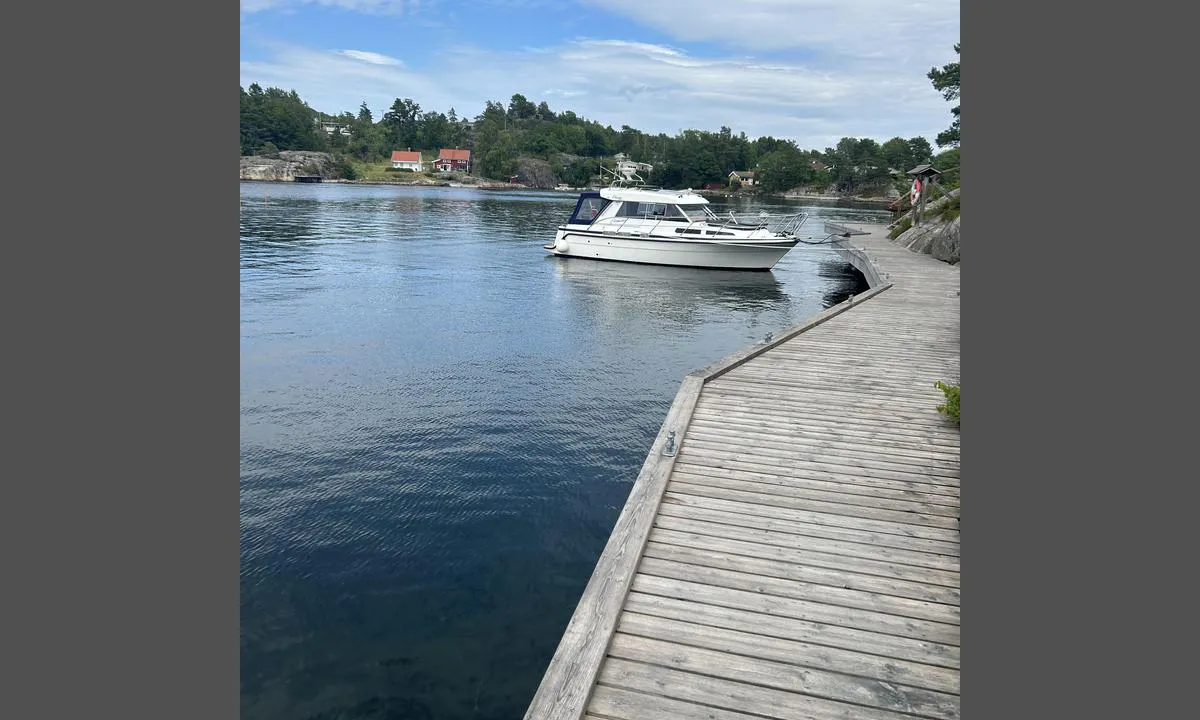Trosbyfjorden  - Hvitodden: {"base": "no", "no": "Flott tilrettelagt for ankring mot brygge", "se": "Utm\u00e4rkt anpassat f\u00f6r f\u00f6rt\u00f6jning mot brygga", "en": "Great facilities for mooring against the jetty", "da": "Godt tilrettelagt til ankring mod kaj", "fr": "Bien am\u00e9nag\u00e9 pour l'ancrage contre le quai", "de": "Gut vorbereitet zum Ankern an der Pier", "es": "Excelentemente dispuesto para fondeo contra el muelle", "it": "Ottimo per l'ancoraggio contro il molo", "pt": "Bem preparada para fundear junto ao cais", "nl": "Goed uitgerust voor ankeren aan de steiger", "pl": "Doskonale przystosowany do cumowania przy kei", "uk": "\u0427\u0443\u0434\u043e\u0432\u043e \u043e\u0431\u043b\u0430\u0448\u0442\u043e\u0432\u0430\u043d\u0438\u0439 \u0434\u043b\u044f \u0448\u0432\u0430\u0440\u0442\u0443\u0432\u0430\u043d\u043d\u044f \u0434\u043e \u043f\u0440\u0438\u0447\u0430\u043b\u0443", "ro": "Minunat amenajat pentru ancorare la cheu", "tr": "R\u0131ht\u0131ma demirleme i\u00e7in harika bir \u015fekilde d\u00fczenlenmi\u015f", "el": "\u039a\u03b1\u03bb\u03ce\u03c2 \u03bf\u03c1\u03b3\u03b1\u03bd\u03c9\u03bc\u03ad\u03bd\u03bf\u03c2 \u03b3\u03b9\u03b1 \u03b1\u03b3\u03ba\u03c5\u03c1\u03bf\u03b2\u03cc\u03bb\u03b7\u03c3\u03b7 \u03c3\u03c4\u03bf\u03bd \u03c0\u03c1\u03bf\u03b2\u03bb\u03ae\u03c4\u03b1", "cs": "Perfektn\u011b za\u0159\u00edzeno pro kotven\u00ed u mola", "hu": "Kiv\u00e1l\u00f3an kialak\u00edtott kik\u00f6t\u00e9s a m\u00f3l\u00f3 mellett", "fi": "Erinomainen laiturille kiinnittymiseen", "bg": "\u0427\u0443\u0434\u0435\u0441\u043d\u043e \u043f\u0440\u0438\u0433\u043e\u0434\u0435\u043d\u043e \u0437\u0430 \u0437\u0430\u043a\u043e\u0442\u0432\u044f\u043d\u0435 \u0434\u043e \u043a\u0435\u044f", "sr": "\u041e\u0434\u043b\u0438\u0447\u043d\u043e \u0443\u0440\u0435\u0452\u0435\u043d\u043e \u0437\u0430 \u043f\u0440\u0438\u0432\u0435\u0437\u0438\u0432\u0430\u045a\u0435 \u0443\u0437 \u043c\u043e\u043b", "et": "Suurep\u00e4raselt paigaldatud sildumiseks kai \u00e4\u00e4res", "lv": "Lieliska vieta nostiprin\u0101\u0161anai pret piest\u0101tni", "lt": "Puikiai pritaikytas inkaruoti prie prieplaukos"}