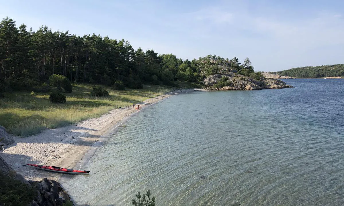 Trossö - SXK Västkust: Rett innenfor ankringsplassen er det en svært fin badestrand med klart vann og god sandbunn. Perfekt for små barn.