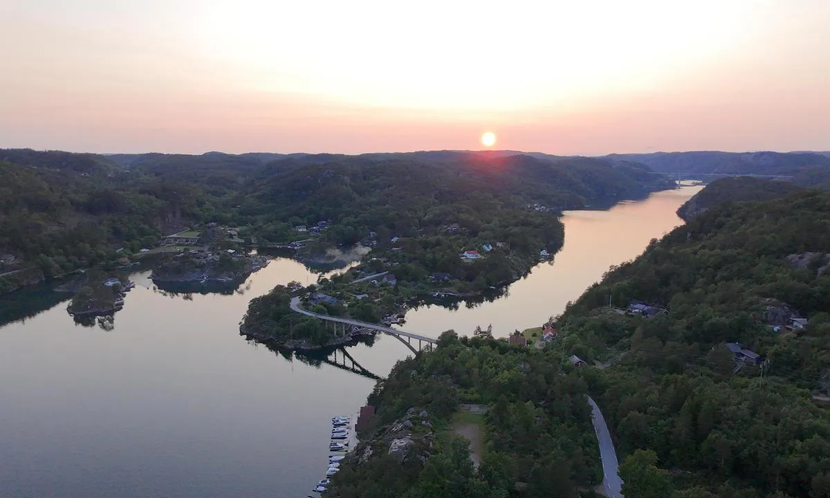 Trysnes Marina ligger ved innløpet til Trysfjorden. Dette bildet er fra litt lenger inn i fjorden.
