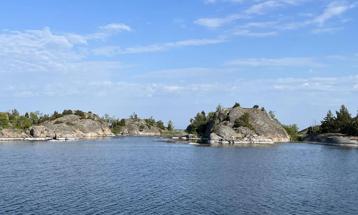 Tvärholmen - SXK S:t Anna bouy: Svært flott naturhavn nokså langt ute i skjærgården. Rolige vinder nå, men tror dette er en god havn for det fleste vindretninger med mindre det blåser mye. Ligger i bøya, men tror det er mulig å ligge med bauen inn noen steder.