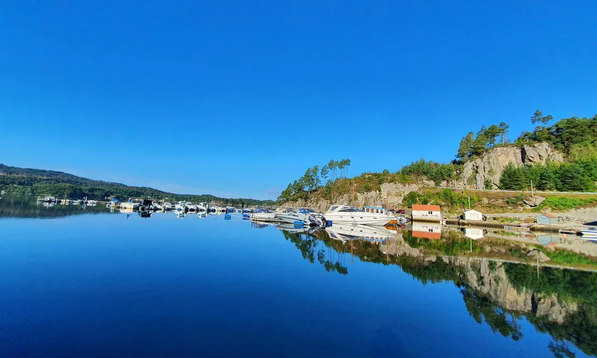 Tysnes Sjø og Fritid Gjestehavn - Uggdal: Båthavna, flytebryggen ytterst er gjestebrygge