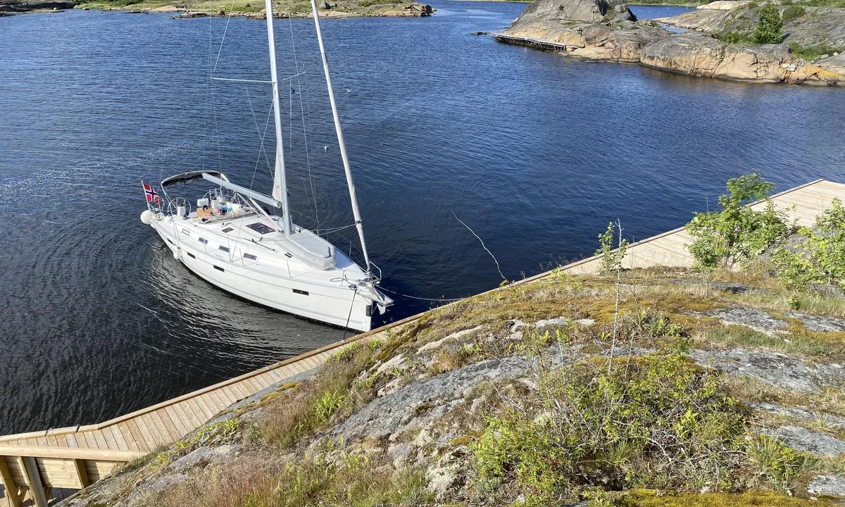 Uleholmen: {"base": "no", "no": "Idyllisk og trygg liggeplass. Anbefales.", "se": "Idyllisk och trygg f\u00f6rt\u00f6jningsplats. Rekommenderas.", "en": "Idyllic and safe berth. Recommended.", "da": "Idyllisk og sikker liggeplads. Anbefales."}