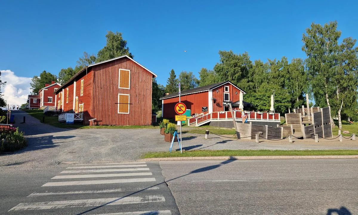 Kemi - Uléninranta Marina: {"base": "en", "no": "Restene av den gamle byen er f\u00e5, men \u00e9n gate n\u00e6r marinaen har fortsatt gamle trehus.", "se": "Resterna av den gamla staden \u00e4r f\u00e5 men en gata n\u00e4ra marinan har fortfarande gamla tr\u00e4hus.", "en": "The remain of the old town are light but one street near the marina still has old wooden houses.", "da": "Resterne af den gamle by er f\u00e5, men en gade n\u00e6r marinaen har stadig gamle tr\u00e6huse.", "fr": "Les vestiges de la vieille ville sont l\u00e9gers, mais une rue pr\u00e8s de la marina a encore de vieilles maisons en bois.", "de": "Die \u00dcberreste der Altstadt sind sp\u00e4rlich, aber eine Stra\u00dfe in der N\u00e4he des Yachthafens hat noch alte Holzh\u00e4user.", "es": "Los vestigios de la ciudad antigua son ligeros, pero una calle cerca de la marina todav\u00eda tiene casas de madera antiguas.", "it": "Il resto della citt\u00e0 vecchia \u00e8 leggero, ma una strada vicino al porto ha ancora vecchie case di legno.", "pt": "Os vest\u00edgios da cidade antiga s\u00e3o poucos, mas uma rua perto da marina ainda tem casas de madeira antigas.", "nl": "De resten van de oude stad zijn schaars, maar een straat vlakbij de jachthaven heeft nog steeds oude houten huizen.", "pl": "Pozosta\u0142o\u015bci starego miasta s\u0105 skromne, ale jedna ulica w pobli\u017cu mariny nadal ma stare drewniane domy.", "uk": "\u0417\u0430\u043b\u0438\u0448\u043a\u0438 \u0441\u0442\u0430\u0440\u043e\u0433\u043e \u043c\u0456\u0441\u0442\u0430 \u0454 \u043d\u0435\u0437\u043d\u0430\u0447\u043d\u0438\u043c\u0438, \u0430\u043b\u0435 \u043e\u0434\u043d\u0430 \u0432\u0443\u043b\u0438\u0446\u044f \u043f\u043e\u0431\u043b\u0438\u0437\u0443 \u043c\u0430\u0440\u0438\u043d\u0438 \u0432\u0441\u0435 \u0449\u0435 \u043c\u0430\u0454 \u0441\u0442\u0430\u0440\u0456 \u0434\u0435\u0440\u0435\u0432'\u044f\u043d\u0456 \u0431\u0443\u0434\u0438\u043d\u043a\u0438.", "ro": "R\u0103m\u0103\u0219i\u021bele vechiului ora\u0219 sunt minime, dar o strad\u0103 de l\u00e2ng\u0103 marin\u0103 \u00eenc\u0103 are case vechi din lemn.", "tr": "Eski kasaban\u0131n kal\u0131nt\u0131lar\u0131 hafif ama marinaya yak\u0131n bir sokakta hala eski ah\u015fap evler var.", "el": "\u03a4\u03b1 \u03b1\u03c0\u03bf\u03bc\u03b5\u03b9\u03bd\u03ac\u03c1\u03b9\u03b1 \u03c4\u03b7\u03c2 \u03c0\u03b1\u03bb\u03b9\u03ac\u03c2 \u03c0\u03cc\u03bb\u03b7\u03c2 \u03b5\u03af\u03bd\u03b1\u03b9 \u03b5\u03bb\u03b1\u03c6\u03c1\u03b9\u03ac, \u03b1\u03bb\u03bb\u03ac \u03ad\u03bd\u03b1\u03c2 \u03b4\u03c1\u03cc\u03bc\u03bf\u03c2 \u03ba\u03bf\u03bd\u03c4\u03ac \u03c3\u03c4\u03b7 \u03bc\u03b1\u03c1\u03af\u03bd\u03b1 \u03ad\u03c7\u03b5\u03b9 \u03b1\u03ba\u03cc\u03bc\u03b1 \u03c0\u03b1\u03bb\u03b9\u03ac \u03be\u03cd\u03bb\u03b9\u03bd\u03b1 \u03c3\u03c0\u03af\u03c4\u03b9\u03b1.", "cs": "Poz\u016fstatky star\u00e9ho m\u011bsta jsou skromn\u00e9, ale jedna ulice pobl\u00ed\u017e p\u0159\u00edstavi\u0161t\u011b m\u00e1 st\u00e1le star\u00e9 d\u0159ev\u011bn\u00e9 domy.", "hu": "A r\u00e9gi v\u00e1ros maradv\u00e1nyai csek\u00e9lyek, de a kik\u00f6t\u0151h\u00f6z k\u00f6zeli egyik utc\u00e1ban m\u00e9g mindig vannak r\u00e9gi fah\u00e1zak.", "fi": "Vanhasta kaupungista on j\u00e4ljell\u00e4 vain v\u00e4h\u00e4n, mutta yksi katu l\u00e4hell\u00e4 venesatamaa on yh\u00e4 vanhoja puutaloja.", "bg": "\u041e\u0441\u0442\u0430\u043d\u043a\u0438\u0442\u0435 \u043e\u0442 \u0441\u0442\u0430\u0440\u0438\u044f \u0433\u0440\u0430\u0434 \u0441\u0430 \u043c\u0430\u043b\u043a\u043e, \u043d\u043e \u0435\u0434\u043d\u0430 \u0443\u043b\u0438\u0446\u0430 \u0431\u043b\u0438\u0437\u043e \u0434\u043e \u043c\u0430\u0440\u0438\u043d\u0430\u0442\u0430 \u0432\u0441\u0435 \u043e\u0449\u0435 \u0438\u043c\u0430 \u0441\u0442\u0430\u0440\u0438 \u0434\u044a\u0440\u0432\u0435\u043d\u0438 \u043a\u044a\u0449\u0438.", "sr": "Ostaci starog grada su mali, ali jedna ulica u blizini marine jo\u0161 uvek ima stare drvene ku\u0107e.", "et": "Vanast linnast on v\u00e4he j\u00e4rel, kuid \u00fcks t\u00e4nav jahisadama l\u00e4hedal on endiselt vana puumajadega.", "lv": "Vecpils\u0113tas paliekas ir nelielas, ta\u010du viena iela, kas atrodas tuvu jahtu piest\u0101tnei, joproj\u0101m ir ar vec\u0101m koka m\u0101j\u0101m.", "lt": "Senamies\u010dio liekanos yra menkos, ta\u010diau viena gatv\u0117 \u0161alia prieplaukos vis dar turi senus medinius namus."}