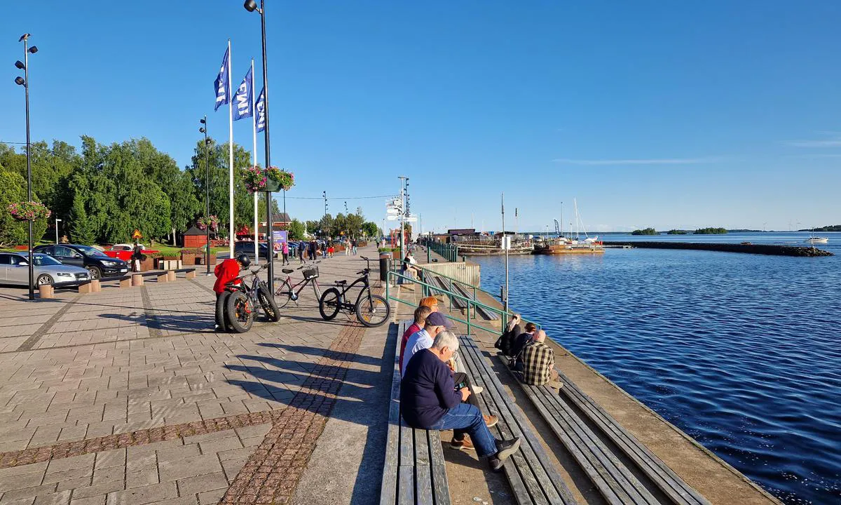 Kemi - Uléninranta Marina: {"base": "en", "no": "I marinaomr\u00e5det finner du en hyggelig spasertur, strand, lekeomr\u00e5de, kafeer og restauranter.", "se": "I marinaomr\u00e5det hittar du trevliga promenader, strand, lekplats, kaf\u00e9er och restauranger.", "en": "IN the marina area, you will find pleasant walk, beach, playing area, caf\u00e9s and restaurants.", "da": "I marinaomr\u00e5det vil du finde en dejlig g\u00e5tur, strand, legeplads, caf\u00e9er og restauranter.", "fr": "Dans la zone du port de plaisance, vous trouverez une agr\u00e9able promenade, une plage, une aire de jeux, des caf\u00e9s et des restaurants.", "de": "Im Hafenbereich finden Sie einen angenehmen Spaziergang, einen Strand, einen Spielbereich, Caf\u00e9s und Restaurants.", "es": "En la zona del puerto deportivo, encontrar\u00e1 un paseo agradable, una playa, un \u00e1rea de juegos, cafeter\u00edas y restaurantes.", "it": "Nell'area del porto turistico, troverete una piacevole passeggiata, spiaggia, area giochi, caff\u00e8 e ristoranti.", "pt": "NA \u00e1rea da marina, voc\u00ea encontrar\u00e1 um passeio agrad\u00e1vel, praia, \u00e1rea de jogos, caf\u00e9s e restaurantes.", "nl": "IN de jachthaven vindt u een aangename wandelplaats, strand, speelruimte, caf\u00e9s en restaurants.", "pl": "W rejonie mariny znajdziesz przyjemny spacer, pla\u017c\u0119, plac zabaw, kafejki i restauracje.", "uk": "\u0423 \u0437\u043e\u043d\u0456 \u043c\u0430\u0440\u0438\u043d\u0438 \u0432\u0438 \u0437\u043d\u0430\u0439\u0434\u0435\u0442\u0435 \u043f\u0440\u0438\u0454\u043c\u043d\u0443 \u043f\u0440\u043e\u0433\u0443\u043b\u044f\u043d\u043a\u0443, \u043f\u043b\u044f\u0436, \u0456\u0433\u0440\u043e\u0432\u0443 \u0437\u043e\u043d\u0443, \u043a\u0430\u0444\u0435 \u0442\u0430 \u0440\u0435\u0441\u0442\u043e\u0440\u0430\u043d\u0438.", "ro": "\u00cen zona portului, ve\u021bi g\u0103si o plimbare pl\u0103cut\u0103, plaj\u0103, loc de joac\u0103, cafenele \u0219i restaurante.", "tr": "Marina alan\u0131nda, ho\u015f bir y\u00fcr\u00fcy\u00fc\u015f yolu, plaj, oyun alan\u0131, kafeler ve restoranlar bulacaks\u0131n\u0131z.", "el": "\u03a3\u03c4\u03bf\u03bd \u03c7\u03ce\u03c1\u03bf \u03c4\u03b7\u03c2 \u03bc\u03b1\u03c1\u03af\u03bd\u03b1\u03c2, \u03b8\u03b1 \u03b2\u03c1\u03b5\u03af\u03c4\u03b5 \u03b5\u03c5\u03c7\u03ac\u03c1\u03b9\u03c3\u03c4\u03bf\u03c5\u03c2 \u03c0\u03b5\u03c1\u03b9\u03c0\u03ac\u03c4\u03bf\u03c5\u03c2, \u03c0\u03b1\u03c1\u03b1\u03bb\u03af\u03b1, \u03c7\u03ce\u03c1\u03bf \u03c0\u03b1\u03b9\u03c7\u03bd\u03b9\u03b4\u03b9\u03bf\u03cd, \u03ba\u03b1\u03c6\u03ad \u03ba\u03b1\u03b9 \u03b5\u03c3\u03c4\u03b9\u03b1\u03c4\u03cc\u03c1\u03b9\u03b1.", "cs": "V oblasti mar\u00edny najdete p\u0159\u00edjemn\u00e9 proch\u00e1zky, pl\u00e1\u017e, hern\u00ed z\u00f3nu, kav\u00e1rny a restaurace.", "hu": "A kik\u00f6t\u0151 ter\u00fclet\u00e9n kellemes s\u00e9t\u00e1ny, strand, j\u00e1tsz\u00f3t\u00e9r, k\u00e1v\u00e9z\u00f3k \u00e9s \u00e9ttermek v\u00e1rj\u00e1k a l\u00e1togat\u00f3kat.", "fi": "Satama-alueella l\u00f6yd\u00e4t miellytt\u00e4v\u00e4n k\u00e4velyalueen, rannan, leikkipaikan, kahviloita ja ravintoloita.", "bg": "\u0412 \u0440\u0430\u0439\u043e\u043d\u0430 \u043d\u0430 \u043c\u0430\u0440\u0438\u043d\u0430\u0442\u0430 \u0449\u0435 \u043d\u0430\u043c\u0435\u0440\u0438\u0442\u0435 \u043f\u0440\u0438\u044f\u0442\u043d\u0430 \u0440\u0430\u0437\u0445\u043e\u0434\u043a\u0430, \u043f\u043b\u0430\u0436, \u0438\u0433\u0440\u0430\u043b\u043d\u0430 \u0437\u043e\u043d\u0430, \u043a\u0430\u0444\u0435\u043d\u0435\u0442\u0430 \u0438 \u0440\u0435\u0441\u0442\u043e\u0440\u0430\u043d\u0442\u0438.", "sr": "\u0423 \u043c\u0430\u0440\u0438\u043d\u0438 \u045b\u0435\u0442\u0435 \u043f\u0440\u043e\u043d\u0430\u045b\u0438 \u043f\u0440\u0438\u0458\u0430\u0442\u043d\u0443 \u0448\u0435\u0442\u0430\u043b\u0438\u0448\u043d\u0443 \u0437\u043e\u043d\u0443, \u043f\u043b\u0430\u0436\u0443, \u0438\u0433\u0440\u0430\u043b\u0438\u0448\u0442\u0435, \u043a\u0430\u0444\u0435 \u0438 \u0440\u0435\u0441\u0442\u043e\u0440\u0430\u043d\u0435.", "et": "Sadama piirkonnas leiad meeldiva jalutustee, ranna, m\u00e4nguala, kohvikud ja restoranid.", "lv": "Ost\u0101 j\u016bs atrad\u012bsiet pat\u012bkamu pastaigu taku, pludmali, rota\u013cu laukumu, kafejn\u012bcas un restor\u0101nus.", "lt": "Uosto teritorijoje rasite malonius pasivaik\u0161\u010diojimo takus, papl\u016bdim\u012f, \u017eaidim\u0173 aik\u0161tel\u0119, kavines ir restoranus."}
