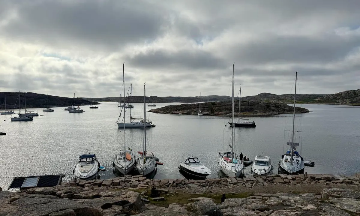 Lett å fortøye med anker og faste bolter til gammel kai Ulön v/ toalettskur.