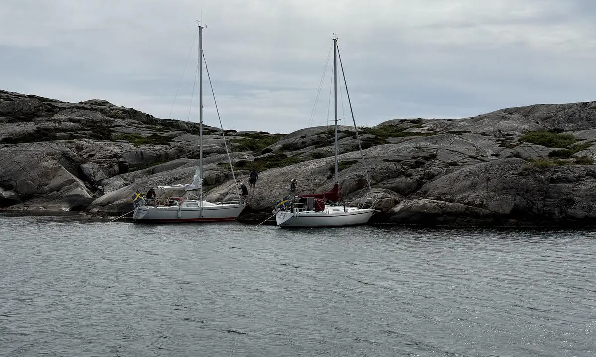 Ulsholmen: {"base": "no", "no": "To b\u00e5ter p\u00e5 sydsiden av bukten med anker akter.", "se": "Tv\u00e5 b\u00e5tar p\u00e5 sydsidan av bukten med ankare akter.", "en": "Two boats on the south side of the bay with anchors aft.", "da": "To b\u00e5de p\u00e5 sydsiden af bugten med anker agter.", "fr": "Deux bateaux du c\u00f4t\u00e9 sud de la baie avec une ancre arri\u00e8re.", "de": "Zwei Boote an der S\u00fcdseite der Bucht mit Heckanker.", "es": "Dos barcos en el lado sur de la bah\u00eda con ancla a popa.", "it": "Due barche sul lato sud della baia con ancora a poppa.", "pt": "Dois barcos no lado sul da ba\u00eda com \u00e2ncora na popa.", "nl": "Twee boten aan de zuidkant van de baai met een anker aan de achtersteven.", "pl": "Dwa statki po po\u0142udniowej stronie zatoki z kotwic\u0105 na rufie.", "uk": "\u0414\u0432\u0430 \u0447\u043e\u0432\u043d\u0438 \u043d\u0430 \u043f\u0456\u0432\u0434\u0435\u043d\u043d\u0456\u0439 \u0441\u0442\u043e\u0440\u043e\u043d\u0456 \u0431\u0443\u0445\u0442\u0438 \u0437 \u044f\u043a\u0456\u0440\u043d\u0438\u043c \u043a\u0456\u043d\u0446\u0435\u043c \u043d\u0430 \u043a\u043e\u0440\u043c\u0456.", "ro": "Dou\u0103 ambarca\u021biuni pe partea de sud a golfului cu ancor\u0103 la pupa.", "tr": "\u0130ki tekne koyun g\u00fcney taraf\u0131nda k\u0131\u00e7tan demirli.", "el": "\u0394\u03cd\u03bf \u03c3\u03ba\u03ac\u03c6\u03b7 \u03c3\u03c4\u03b7 \u03bd\u03cc\u03c4\u03b9\u03b1 \u03c0\u03bb\u03b5\u03c5\u03c1\u03ac \u03c4\u03bf\u03c5 \u03ba\u03cc\u03bb\u03c0\u03bf\u03c5 \u03bc\u03b5 \u03ac\u03b3\u03ba\u03c5\u03c1\u03b1 \u03b1\u03c0\u03cc \u03c0\u03af\u03c3\u03c9.", "cs": "Dv\u011b lod\u011b na ji\u017en\u00ed stran\u011b z\u00e1livu s kotvou na z\u00e1di.", "hu": "K\u00e9t haj\u00f3 az \u00f6b\u00f6l d\u00e9li oldal\u00e1n, horgonyt vetve a farhorgonyokkal.", "fi": "Kaksi venett\u00e4 lahdella etel\u00e4puolella, ankkuri per\u00e4ss\u00e4.", "bg": "\u0414\u0432\u0430 \u043a\u043e\u0440\u0430\u0431\u0430 \u043d\u0430 \u044e\u0436\u043d\u0430\u0442\u0430 \u0441\u0442\u0440\u0430\u043d\u0430 \u043d\u0430 \u0437\u0430\u043b\u0438\u0432\u0430 \u0441 \u043a\u043e\u0442\u0432\u0430 \u043d\u0430 \u043a\u044a\u0440\u043c\u0430\u0442\u0430.", "sr": "Dva broda na ju\u017enoj strani zaliva s oborenim sidrom na krmi.", "et": "Kaks paati lahe l\u00f5unak\u00fcljel, ankurdades ahtriga.", "lv": "<p>Divas laivas l\u012b\u010da dienvidu pus\u0113 ar enkuru aizmugur\u0113.</p>", "lt": "Dvi valtys \u012flankos pietin\u0117je pus\u0117je su inkariu i\u0161 galo."}