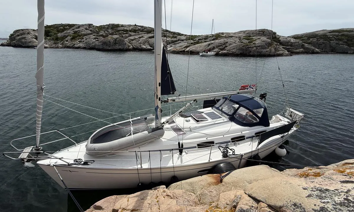 Ulsholmen: {"base": "no", "no": "Langside p\u00e5 nordsiden av bukten. Bildekk som fender og godt med feste i berget.", "se": "L\u00e5ngsides p\u00e5 norra sidan av bukten. Bild\u00e4ck som fendrar och gott om f\u00f6rt\u00f6jningsm\u00f6jligheter i berget.", "en": "Alongside on the north side of the bay. Tire fenders and good holds in the rock.", "da": "Langside p\u00e5 nordsiden af bugten. Bild\u00e6k som fender og godt med f\u00e6ste i bjerget.", "fr": "C\u00f4t\u00e9 long sur le c\u00f4t\u00e9 nord de la baie. Pneus comme d\u00e9fenses et bonnes prises sur le rocher.", "de": "L\u00e4ngsseite auf der Nordseite der Bucht. Reifendecks als Fender und gute Befestigung im Felsen.", "es": "Costado largo en la parte norte de la bah\u00eda. Neum\u00e1ticos como defensas y buen agarre en la roca.", "it": "Lato lungo sul lato nord della baia. Parabordi di copertura e buoni ancoraggi nella roccia.", "pt": "Ao longo do lado norte da ba\u00eda. Pneus de carro como defensas e boa fixa\u00e7\u00e3o na rocha.", "nl": "Langszijde aan de noordkant van de baai. Autobanden als stootwillen en goede verankering in de rotsen.", "pl": "Langside po p\u00f3\u0142nocnej stronie zatoki. Opony samochodowe jako odbijacze i dobre mocowanie w skale.", "uk": "\u041f\u043e\u0434\u043e\u0432\u0436\u043d\u0430 \u0441\u0442\u043e\u044f\u043d\u043a\u0430 \u043d\u0430 \u043f\u0456\u0432\u043d\u0456\u0447\u043d\u043e\u043c\u0443 \u0431\u043e\u0446\u0456 \u0431\u0443\u0445\u0442\u0438. \u0413\u0443\u043c\u043e\u0432\u0456 \u043f\u043e\u043a\u0440\u0438\u0442\u0442\u044f \u044f\u043a \u0432\u0456\u0434\u0431\u0456\u0439\u043d\u0438\u043a\u0438 \u0456 \u0445\u043e\u0440\u043e\u0448\u0456 \u0442\u043e\u0447\u043a\u0438 \u043a\u0440\u0456\u043f\u043b\u0435\u043d\u043d\u044f \u043d\u0430 \u0441\u043a\u0435\u043b\u044f\u0445.", "ro": "Partea lung\u0103 pe partea de nord a golfului. Cauciucuri de ma\u0219in\u0103 ca ap\u0103r\u0103tori \u0219i ancore bune \u00een st\u00e2nc\u0103.", "tr": "Koyun kuzey taraf\u0131nda uzun taraf\u0131na yana\u015fma. Fener olarak lastik ve kayalara iyi ba\u011flanma.", "el": "\u03a0\u03bb\u03ac\u03b3\u03b9\u03b1 \u03c0\u03b1\u03c1\u03b1\u03b2\u03bf\u03bb\u03ae \u03c3\u03c4\u03b7 \u03b2\u03cc\u03c1\u03b5\u03b9\u03b1 \u03c0\u03bb\u03b5\u03c5\u03c1\u03ac \u03c4\u03bf\u03c5 \u03ba\u03cc\u03bb\u03c0\u03bf\u03c5. \u0395\u03bb\u03b1\u03c3\u03c4\u03b9\u03ba\u03ac \u03c9\u03c2 \u03c0\u03c1\u03bf\u03c6\u03c5\u03bb\u03b1\u03ba\u03c4\u03ae\u03c1\u03b5\u03c2 \u03ba\u03b1\u03b9 \u03ba\u03b1\u03bb\u03ae \u03c0\u03c1\u03cc\u03c3\u03c6\u03c5\u03c3\u03b7 \u03c3\u03c4\u03bf\u03bd \u03b2\u03c1\u03ac\u03c7\u03bf.", "cs": "Langside na severn\u00ed stran\u011b z\u00e1toky. Pneumatiky jako fendry a dobr\u00e9 upevn\u011bn\u00ed ve sk\u00e1le.", "hu": "Oldalhossz az \u00f6b\u00f6l \u00e9szaki oldal\u00e1n. Gumiabroncs mint \u00fctk\u00f6z\u0151 \u00e9s j\u00f3 r\u00f6gz\u00edt\u00e9si lehet\u0151s\u00e9g a szikl\u00e1ban.", "fi": "Pitkin pohjoispuolta lahtea. Renkaat puskurina ja hyv\u00e4t kiinnitysmahdollisuudet kalliossa.", "bg": "\u041f\u043e \u0434\u044a\u043b\u0436\u0438\u043d\u0430 \u043d\u0430 \u0441\u0435\u0432\u0435\u0440\u043d\u0430\u0442\u0430 \u0441\u0442\u0440\u0430\u043d\u0430 \u043d\u0430 \u0437\u0430\u043b\u0438\u0432\u0430. \u0410\u0432\u0442\u043e\u043c\u043e\u0431\u0438\u043b\u043d\u0438 \u0433\u0443\u043c\u0438 \u043a\u0430\u0442\u043e \u043f\u0440\u043e\u0442\u0435\u043a\u0442\u043e\u0440\u0438 \u0438 \u0434\u043e\u0431\u0440\u043e \u0437\u0430\u043a\u0440\u0435\u043f\u0432\u0430\u043d\u0435 \u0432 \u0441\u043a\u0430\u043b\u0430\u0442\u0430.", "sr": "Du\u017e ivica na severnoj strani zaliva. Gumene gume kao branici i dobro pri\u010dvr\u0161\u0107eni za stenu.", "et": "Pikapoord p\u00f5hjak\u00fcljel lahte. Rehvid kasutatakse p\u00f5randa fenderitena ja hea kinnitus kivil.", "lv": "Gar s\u0101niem zieme\u013cu pus\u0113 l\u012bc\u012b. Gumijas riepas k\u0101 aizsargi un laba stiprin\u0101juma vieta uz klint\u012bm.", "lt": "Ilgoji nugarin\u0117 \u0161iaurin\u0117je \u012flankos pus\u0117je. Automobili\u0173 padangos kaip buferiai ir geras tvirtinimas uoloje."}