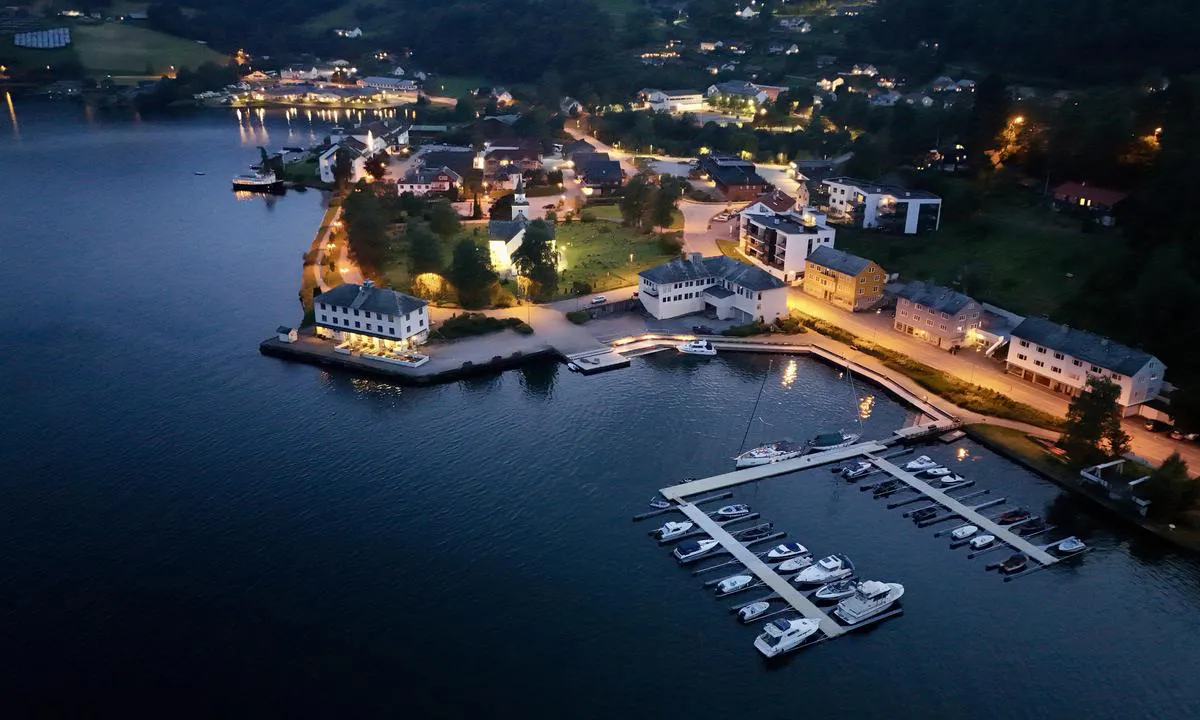 Ulvik Gjestehavn: {"base": "en", "no": "Slutten av juli, kveldsbilde av Ulevik gjestehavn.", "se": "Slutet av juli, kv\u00e4llsbild av Uleviks g\u00e4sthamn.", "en": "End of July, evening picture of Ulevik guest harbour.", "da": "Slutningen af juli, aftenbillede af Ulevik g\u00e6stehavn.", "fr": "Fin juillet, vue du soir sur le port de plaisance d'Ulevik.", "de": "Ende Juli, Abendbild vom G\u00e4stehafen Ulevik.", "es": "Finales de julio, imagen nocturna del puerto de hu\u00e9spedes de Ulevik.", "it": "Fine luglio, immagine serale del porto turistico di Ulevik.", "pt": "Fim de julho, imagem noturna do porto de h\u00f3spedes de Ulevik.", "nl": "Eind juli, avondbeeld van Ulevik gastenhaven.", "pl": "Koniec lipca, wieczorny widok portu go\u015bcinnego Ulevik.", "uk": "\u041a\u0456\u043d\u0435\u0446\u044c \u043b\u0438\u043f\u043d\u044f, \u0432\u0435\u0447\u0456\u0440\u043d\u0454 \u0437\u043e\u0431\u0440\u0430\u0436\u0435\u043d\u043d\u044f \u0433\u043e\u0441\u0442\u044c\u043e\u0432\u043e\u0457 \u0433\u0430\u0432\u0430\u043d\u0456 \u0423\u043b\u0435\u0432\u0456\u043a.", "ro": "Sf\u00e2r\u0219itul lui iulie, imagine de sear\u0103 a portului de oaspe\u021bi din Ulevik.", "tr": "Temmuz sonu, ak\u015fam Ulevik misafir liman\u0131n\u0131n resmi.", "el": "\u03a4\u03ad\u03bb\u03bf\u03c2 \u0399\u03bf\u03c5\u03bb\u03af\u03bf\u03c5, \u03b2\u03c1\u03b1\u03b4\u03b9\u03bd\u03ae \u03b5\u03b9\u03ba\u03cc\u03bd\u03b1 \u03c4\u03bf\u03c5 \u03bb\u03b9\u03bc\u03b1\u03bd\u03b9\u03bf\u03cd \u03b5\u03c0\u03b9\u03c3\u03ba\u03b5\u03c0\u03c4\u03ce\u03bd \u039f\u03cd\u03bb\u03b5\u03b2\u03b9\u03ba.", "cs": "Konec \u010dervence, ve\u010dern\u00ed obr\u00e1zek hostuj\u00edc\u00edho p\u0159\u00edstavu Ulevik.", "hu": "J\u00falius v\u00e9ge, Ulevik vend\u00e9gkik\u00f6t\u0151 esti k\u00e9pe.", "fi": "Hein\u00e4kuun loppu, iltakuva Ulevikin vierasvenesatamasta.", "bg": "\u041a\u0440\u0430\u0439 \u043d\u0430 \u044e\u043b\u0438, \u0432\u0435\u0447\u0435\u0440\u043d\u0430 \u043a\u0430\u0440\u0442\u0438\u043d\u0430 \u043d\u0430 \u0433\u043e\u0441\u0442\u043e\u043f\u0440\u0438\u0435\u043c\u043d\u043e\u0442\u043e \u043f\u0440\u0438\u0441\u0442\u0430\u043d\u0438\u0449\u0435 \u0423\u043b\u0435\u0432\u0438\u043a.", "sr": "Kraj jula, ve\u010dernja slika gostuju\u0107e luke Ulevik.", "et": "Juuli l\u00f5pp, \u00f5htune pilt Uleviku k\u00fclalissadamast.", "lv": "J\u016blija beigas, vakara ainava no Ulevikas viesu ostas.", "lt": "Liepos pabaiga, vakarinis Uleviko sve\u010di\u0173 uosto vaizdas."}