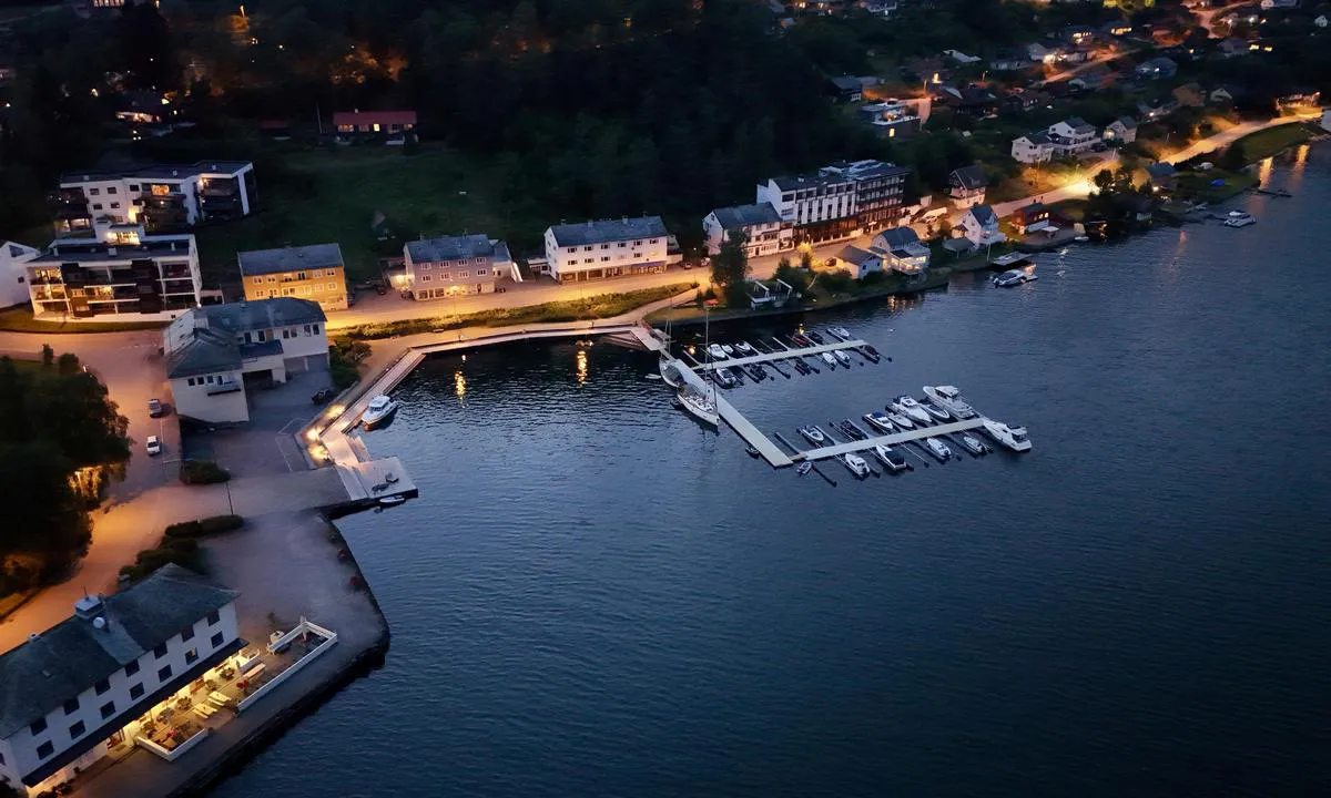 Ulvik Gjestehavn: {"base": "en", "no": "Slutten av juli, kveld bilde av Ulevik gjestehavn.", "se": "Slutet av juli, kv\u00e4llsbild av Uleviks g\u00e4sthamn.", "en": "End of July, evening picture of Ulevik guest harbour.", "da": "Slutningen af juli, aftenbillede af Ulevik g\u00e6stehavn.", "fr": "Fin juillet, image du soir du port de plaisance d'Ulevik.", "de": "Ende Juli, abendliches Bild des G\u00e4stehafens Ulevik.", "es": "Finales de julio, imagen vespertina del puerto de invitados Ulevik.", "it": "Fine luglio, immagine serale del porto turistico di Ulevik.", "pt": "Final de julho, cena noturna do porto de h\u00f3spedes de Ulevik.", "nl": "Eind juli, avondfoto van Ulevik gastenhaven.", "pl": "Koniec lipca, wieczorny obraz portu go\u015bcinnego Ulevik.", "uk": "\u041a\u0456\u043d\u0435\u0446\u044c \u043b\u0438\u043f\u043d\u044f, \u0432\u0435\u0447\u0456\u0440\u043d\u0456\u0439 \u0432\u0438\u0434 \u043d\u0430 \u0433\u043e\u0441\u0442\u044c\u043e\u0432\u0443 \u0433\u0430\u0432\u0430\u043d\u044c \u0423\u043b\u0435\u0432\u0456\u043a.", "ro": "Sf\u00e2r\u0219itul lunii iulie, imagine de sear\u0103 a portului pentru oaspe\u021bi Ulevik.", "tr": "Temmuz sonu, Ulevik misafir liman\u0131n\u0131n ak\u015fam resmi.", "el": "\u03a4\u03ad\u03bb\u03bf\u03c2 \u0399\u03bf\u03c5\u03bb\u03af\u03bf\u03c5, \u03b2\u03c1\u03b1\u03b4\u03b9\u03bd\u03ae \u03b5\u03b9\u03ba\u03cc\u03bd\u03b1 \u03c4\u03bf\u03c5 \u03bb\u03b9\u03bc\u03b1\u03bd\u03b9\u03bf\u03cd \u03b5\u03c0\u03b9\u03c3\u03ba\u03b5\u03c0\u03c4\u03ce\u03bd \u039f\u03c5\u03bb\u03b5\u03b2\u03af\u03ba.", "cs": "Konec \u010dervence, ve\u010dern\u00ed obr\u00e1zek hostuj\u00edc\u00edho p\u0159\u00edstavu Ulevik.", "hu": "J\u00falius v\u00e9ge, esti k\u00e9p Ulevik vend\u00e9gkik\u00f6t\u0151r\u0151l.", "fi": "Hein\u00e4kuun loppu, iltakuva Ulevikin vierassatamasta.", "bg": "\u041a\u0440\u0430\u0439 \u043d\u0430 \u044e\u043b\u0438, \u0432\u0435\u0447\u0435\u0440\u043d\u0430 \u043a\u0430\u0440\u0442\u0438\u043d\u0430 \u043d\u0430 \u0433\u043e\u0441\u0442\u0443\u0432\u0430\u0449\u043e\u0442\u043e \u043f\u0440\u0438\u0441\u0442\u0430\u043d\u0438\u0449\u0435 \u0423\u043b\u0435\u0432\u0438\u043a.", "sr": "Kraj jula, ve\u010dernja slika gostuju\u0107e luke Ulevik.", "et": "Juuli l\u00f5pp, \u00f5htune pilt Uleviku k\u00fclalissadamast.", "lv": "J\u016blija beigas, vakara bilde U\u013cevikas viesu ost\u0101.", "lt": "Liepos pabaiga, vakarin\u0117 Uleviko sve\u010di\u0173 uosto nuotrauka."}
