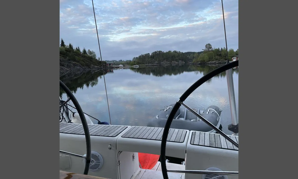 Undervågen: {"base": "no", "no": "Nydelig naturhavn. Trangt innl\u00f8p.", "se": "Underbar naturhamn. Tr\u00e5ng infart.", "en": "Beautiful natural harbor. Narrow entrance.", "da": "Smuk naturhavn. Trang indsejling.", "fr": "Magnifique port naturel. Entr\u00e9e \u00e9troite.", "de": "Wundersch\u00f6ner Naturhafen. Enger Zugang.", "es": "Hermoso puerto natural. Entrada estrecha.", "it": "Porto naturale incantevole. Ingresso stretto.", "pt": "Porto natural lindo. Entrada estreita.", "nl": "Prachtige natuurlijke haven. Krappe ingang.", "pl": "Pi\u0119kna naturalna przysta\u0144. W\u0105skie wej\u015bcie.", "uk": "\u0427\u0443\u0434\u043e\u0432\u0430 \u043f\u0440\u0438\u0440\u043e\u0434\u043d\u0430 \u0433\u0430\u0432\u0430\u043d\u044c. \u0422\u0456\u0441\u043d\u0438\u0439 \u0432\u0445\u0456\u0434.", "ro": "Port natural frumos. Intrare str\u00e2mt\u0103.", "tr": "Muhte\u015fem do\u011fa liman\u0131. Darl\u0131k giri\u015f.", "el": "\u03a5\u03c0\u03ad\u03c1\u03bf\u03c7\u03bf\u03c2 \u03c6\u03c5\u03c3\u03b9\u03ba\u03cc\u03c2 \u03cc\u03c1\u03bc\u03bf\u03c2. \u03a3\u03c4\u03b5\u03bd\u03ae \u03b5\u03af\u03c3\u03bf\u03b4\u03bf\u03c2.", "cs": "Kr\u00e1sn\u00fd p\u0159\u00edrodn\u00ed p\u0159\u00edstav. \u00dazk\u00fd vjezd.", "hu": "Gy\u00f6ny\u00f6r\u0171 term\u00e9szetes kik\u00f6t\u0151. Sz\u0171k bej\u00e1rat.", "fi": "Ihana luonnonsatama. Kapea sis\u00e4\u00e4nk\u00e4ynti.", "bg": "\u041f\u0440\u0435\u043a\u0440\u0430\u0441\u043d\u043e \u043f\u0440\u0438\u0440\u043e\u0434\u043d\u043e \u043f\u0440\u0438\u0441\u0442\u0430\u043d\u0438\u0449\u0435. \u0422\u0435\u0441\u0435\u043d \u0432\u0445\u043e\u0434.", "sr": "\u041f\u0440\u0435\u043b\u0435\u043f\u0430 \u043f\u0440\u0438\u0440\u043e\u0434\u043d\u0430 \u043b\u0443\u043a\u0430. \u0423\u0437\u0430\u043a \u043f\u0440\u0438\u043b\u0430\u0437.", "et": "Imeline looduslik sadam. Kitsas sissep\u00e4\u00e4s.", "lv": "Skaista dabas osta. \u0160aurs ieeja.", "lt": "Nuostabus gamtos uostas. Siauras \u012fplaukimas."}