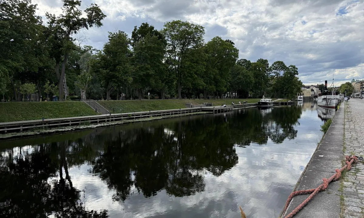 Uppsala: {"base": "en", "no": "Ved siden av parken, fin beliggenhet, grunt", "se": "Intill parken, trevlig milj\u00f6, grunt", "en": "Adjacent to park, nice setting, shallow", "da": "I tilknytning til park, p\u00e6ne omgivelser, lavvandet", "fr": "Adjacent au parc, bel emplacement, peu profond", "de": "Angrenzend an den Park, sch\u00f6ne Umgebung, flach", "es": "Adyacente al parque, entorno agradable, poco profundo", "it": "Adiacente al parco, bel contesto, acque basse", "pt": "Adjacente ao parque, ambiente agrad\u00e1vel, raso", "nl": "Grenzend aan park, mooie omgeving, ondiep", "pl": "S\u0105siaduj\u0105cy z parkiem, przyjemne otoczenie, p\u0142ytkie zanurzenie", "uk": "\u041f\u043e\u0440\u0443\u0447 \u0437 \u043f\u0430\u0440\u043a\u043e\u043c, \u0433\u0430\u0440\u043d\u0435 \u0440\u043e\u0437\u0442\u0430\u0448\u0443\u0432\u0430\u043d\u043d\u044f, \u043c\u0456\u043b\u0438\u043d\u0430", "ro": "Adiacent cu parcul, loca\u021bie frumoas\u0103, ape pu\u021bin ad\u00e2nci", "tr": "Park\u0131n biti\u015fi\u011finde, g\u00fczel bir ortam, s\u0131\u011f", "el": "\u0394\u03af\u03c0\u03bb\u03b1 \u03c3\u03c4\u03bf \u03c0\u03ac\u03c1\u03ba\u03bf, \u03c9\u03c1\u03b1\u03af\u03bf \u03c0\u03b5\u03c1\u03b9\u03b2\u03ac\u03bb\u03bb\u03bf\u03bd, \u03c1\u03b7\u03c7\u03ac \u03bd\u03b5\u03c1\u03ac", "cs": "Vedle parku, hezk\u00e9 prost\u0159ed\u00ed, m\u011blk\u00e9", "hu": "Parkhoz k\u00f6zel, sz\u00e9p k\u00f6rnyezet, sek\u00e9ly", "fi": "Viereinen puisto, mukava ymp\u00e4rist\u00f6, matalikko", "bg": "<p>\u0412 \u043d\u0435\u043f\u043e\u0441\u0440\u0435\u0434\u0441\u0442\u0432\u0435\u043d\u0430 \u0431\u043b\u0438\u0437\u043e\u0441\u0442 \u0434\u043e \u043f\u0430\u0440\u043a\u0430, \u043f\u0440\u0438\u044f\u0442\u043d\u043e \u043c\u044f\u0441\u0442\u043e, \u043f\u043b\u0438\u0442\u043a\u043e</p>", "sr": "U blizini parka, lepo okru\u017eenje, plitko", "et": "Parki k\u00f5rval, kena asukoht, madal", "lv": "Blakus parkam, jauka apk\u0101rtne, sekls", "lt": "\u0160alia parko, gra\u017ei aplinka, sekli"}