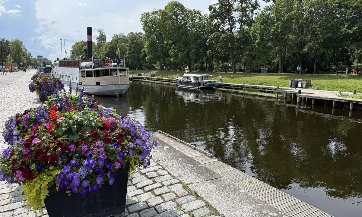 Uppsala: {"base": "en", "no": "Park ved siden av", "se": "Park intill", "en": "Park adjacent", "da": "Park ved siden af", "fr": "Parc adjacent", "de": "Park angrenzend", "es": "Parque adyacente", "it": "Parco adiacente", "pt": "Parque adjacente", "nl": "Park aangrenzend", "pl": "Park przyleg\u0142y", "uk": "\u041f\u0440\u0438\u043b\u0435\u0433\u043b\u0438\u0439 \u043f\u0430\u0440\u043a", "ro": "Parcare adiacent\u0103", "tr": "Biti\u015fi\u011findeki park", "el": "\u03a0\u03b1\u03c1\u03b1\u03ba\u03b5\u03af\u03bc\u03b5\u03bd\u03bf \u03c0\u03ac\u03c1\u03ba\u03bf", "cs": "Park p\u0159il\u00e9haj\u00edc\u00ed", "hu": "Szomsz\u00e9dos park", "fi": "Viereinen puisto", "bg": "\u041f\u0430\u0440\u043a\u0438\u043d\u0433 \u0432 \u043d\u0435\u043f\u043e\u0441\u0440\u0435\u0434\u0441\u0442\u0432\u0435\u043d\u0430 \u0431\u043b\u0438\u0437\u043e\u0441\u0442", "sr": "Park uz pristani\u0161te", "et": "Park k\u00fclgnev", "lv": "Parks blakus", "lt": "\u0160alia esantis parkas"}