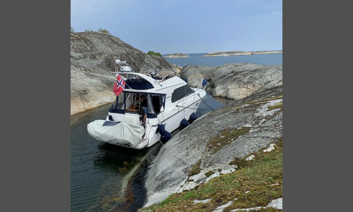 Urholmen: En flott havn i stille vind. Det er et drag igjennom hvis vinden kommer fra øst.